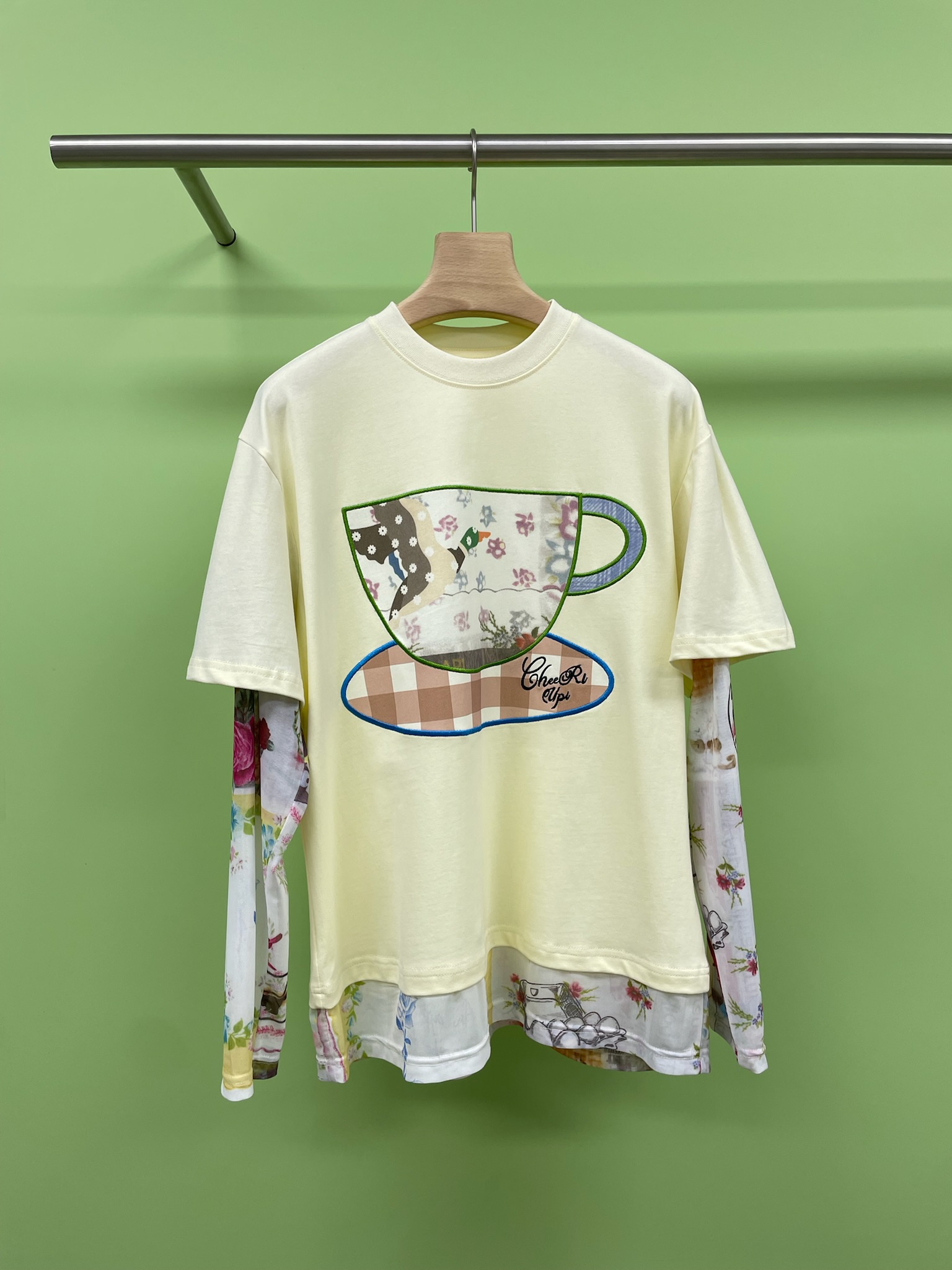 NO:446264,CHEERi UPi SS designer brand handkerchief coffee cup fake two-piece long-sleeved T-shirt. Looking at the spliced ​​design, is it super Korean?  It seems to have the elegance and charm of the heroine of a Korean drama, making your T-shirt unique in an instant. Moreover, the effect of the fake two-piece adds a sense of layering and fashion, making you feel as if you were wearing two clothes. It is super stylish. The long-sleeved style design can not only modify the lines of your arms, but also protect the sun, but also protect the sun, but also be practical and fashionable. In addition, it is a slimming effect. Whether it is daily travel or casual gathering, you can easily become the focus of the crowd. Of course, as a must-have for summer tops, comfort is also very important. This T-shirt uses high-quality pure cotton fabric, which is sweat-absorbing and breathable, so that you can stay dry and comfortable all day long. You no longer have to worry about the stuffy and impermeable clothes in summer. SML, tees, t-shirt, alexander wang19860909CHEERi UPi SS设计师品牌手绢咖啡杯假两件长袖T恤,看这拼接的设计,是不是超级有韩范儿？它仿佛带着一种韩剧女主的优雅与韵味,让你的T恤瞬间变得与众不同,而且,假两件的效果更是增添了层次感与时尚感,让你仿佛穿了两件衣服一样,超级有范儿,长袖的版型设计,既能很好地修饰手臂线条,又能防晒遮阳,实用又不失时尚感,再加上显瘦的效果,无论是日常出行还是休闲聚会,都能让你轻松成为人群中的焦点,当然啦,作为夏日上衣的必备之选,舒适度也是非常重要的,这款T恤就采用了优质的纯棉面料,吸汗透气,让你整天都能保持干爽与舒适,再也不用担心夏天穿衣闷热、不透气的问题啦. 码数SML,,tees，t-shirt,alexander wang,Women's clothing