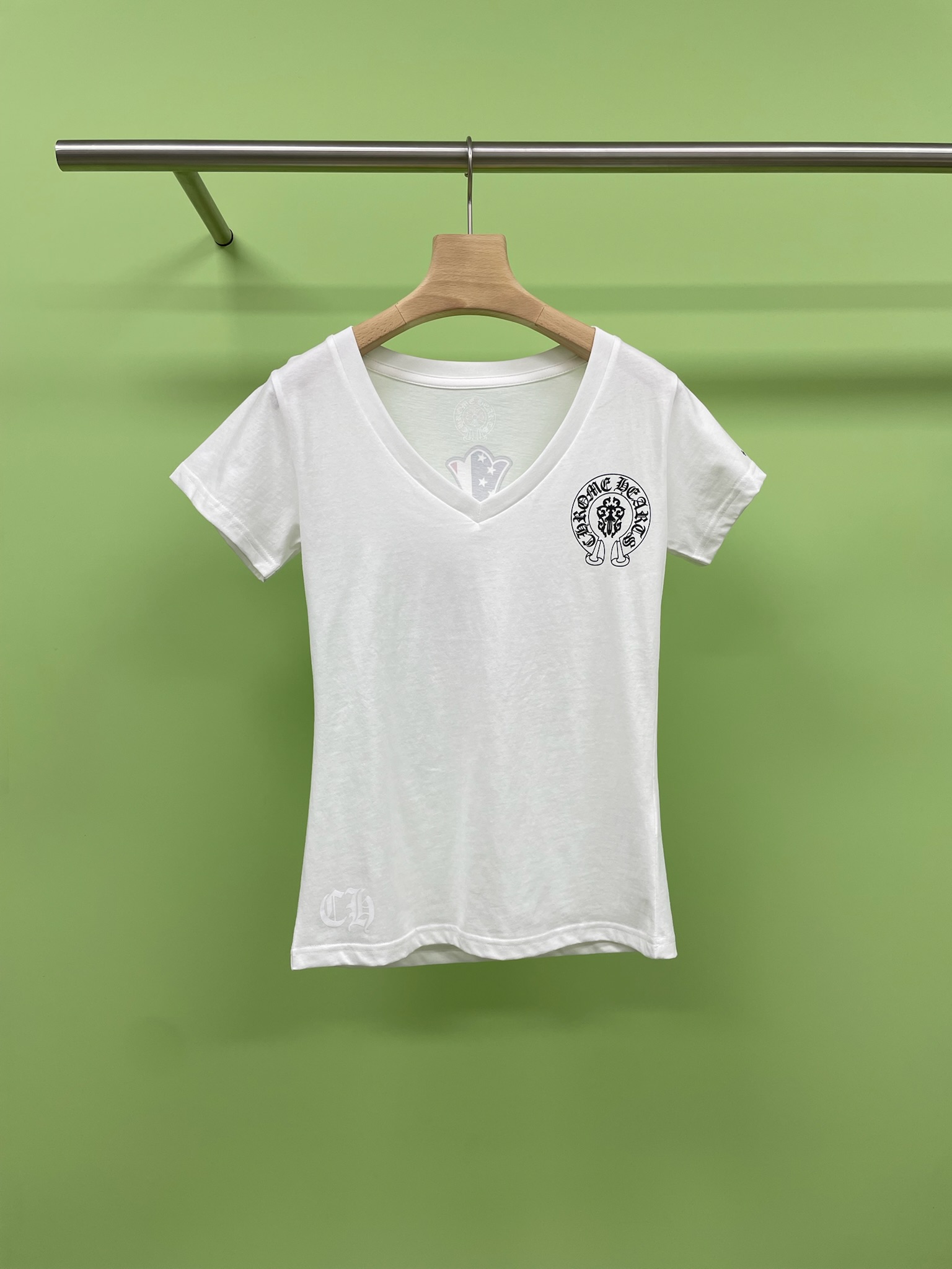 NO:446276,Croxin V-neck short-sleeved T-shirt, a must-have for hot girls when they go out, treasures, today I must share with you our new Croxin V-neck embroidered short-sleeved shirt. When I saw it at first sight, I was grabbed by it. The classic V-neck design is really considerate. For a girl like me who is a bit fleshy, it can cleverly modify the neck lines, visually lengthen the neck, make the face look small and first-class, instantly make the temperament up  ,Look at this printed pattern, full of detail, cross elements matched with Crowxin's unique style, both personality and not too ostentatious, the upper body is both beautiful and cool, walking on the street and looking back, white is clean and refreshing, black is cool and mysterious, whether it is a casual street style with jeans or a short skirt to show the temperament of a hot girl, there is no pressure, it is a versatile artifact. I have to say, Crowxin really understands our fashion needs very much. Wearing this short sleeve, I feel like a fashion trendsetter. Treasures, don't hesitate, hurry up and buy it together to be the most beautiful boy on the street. SML, chrome hearts, skirts, jeans, T-shirt, tees, t-shirt, alexander wang19860909克罗心V领短袖T恤,辣妹出街必备,宝子们,今天必须要给你们分享我们的新款克罗心V领刺绣短袖,当我第一眼看到它,就被狠狠拿捏住了.经典的V领设计,真的超贴心,对于我这种有点肉肉的女孩来说,能巧妙地修饰颈部线条,视觉上直接拉长脖子,显脸小效果一流,瞬间让气质都up up ,再看看这印花图案,满满的细节感,十字架元素搭配克罗心独特的风格,既有个性又不会过于张扬,上身直接就是又美又飒,走在街上回头率爆表,白色干净清爽,黑色酷帅神秘,无论是搭配牛仔裤打造休闲街头风,还是配上短裙展现辣妹气质,都毫无压力,完全就是百搭神器,不得不说,克罗心真的太懂我们的时尚需求了,穿上这件短袖,感觉自己就是时尚的弄潮儿,宝子们,别再犹豫,赶紧入手,一起做街头最靓的仔. 码数SML,,chrome hearts,skirts,jeans,T-shirt,tees，t-shirt,alexander wang,Women's clothing