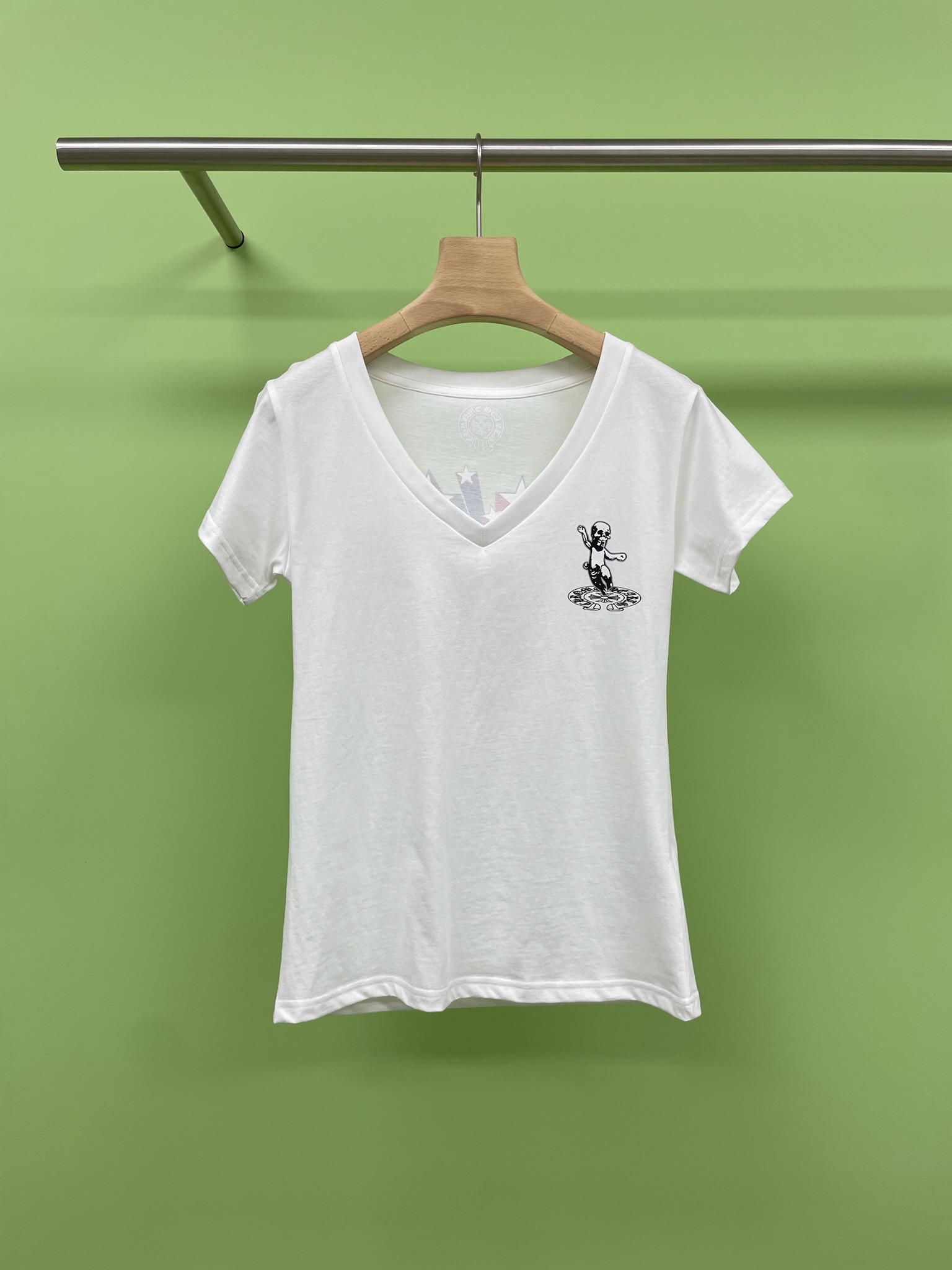 NO:446284,Croxin V-neck short-sleeved T-shirt, a must-have for hot girls when they go out, treasures, today I must share with you our new Croxin V-neck embroidered short-sleeved shirt. When I saw it at first sight, I was grabbed by it. The classic V-neck design is really considerate. For a girl like me who is a bit fleshy, it can cleverly modify the neck lines, visually lengthen the neck, make the face look small and first-class, instantly make the temperament up  ,Look at this printed pattern, full of detail, cross elements matched with Crowxin's unique style, both personality and not too ostentatious, the upper body is both beautiful and cool, and the look back on the street is very popular, white is clean and refreshing, black is cool and mysterious. Whether it is paired with jeans to create a casual street style or a short skirt to show the temperament of a hot girl, there is no pressure, it is completely a versatile artifact. I have to say, Crowxin really understands our fashion needs very much. Wearing this short sleeve, I feel like a fashion trendsetter. Treasures, don't hesitate, hurry up and buy it together to be the most beautiful boy on the street. SML, chrome hearts, skirts, jeans, T-shirt, tees, t-shirt, alexander wang19860909克罗心V领短袖T恤,辣妹出街必备,宝子们,今天必须要给你们分享我们的新款克罗心V领刺绣短袖,当我第一眼看到它,就被狠狠拿捏住了.经典的V领设计,真的超贴心,对于我这种有点肉肉的女孩来说,能巧妙地修饰颈部线条,视觉上直接拉长脖子,显脸小效果一流,瞬间让气质都up up ,再看看这印花图案,满满的细节感,十字架元素搭配克罗心独特的风格,既有个性又不会过于张扬,上身直接就是又美又飒,走在街上回头率爆表,白色干净清爽,黑色酷帅神秘,无论是搭配牛仔裤打造休闲街头风,还是配上短裙展现辣妹气质,都毫无压力,完全就是百搭神器,不得不说,克罗心真的太懂我们的时尚需求了,穿上这件短袖,感觉自己就是时尚的弄潮儿,宝子们,别再犹豫,赶紧入手,一起做街头最靓的仔. 码数SML,,chrome hearts,skirts,jeans,T-shirt,tees，t-shirt,alexander wang,Women's clothing