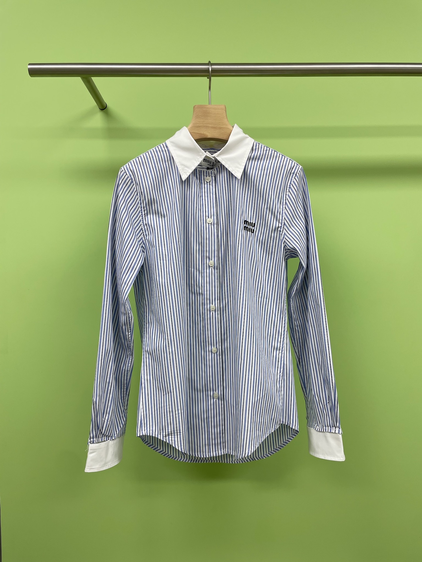 NO:446290,MiuMiu's new contrasting collar striped long shirt, this kind of striped shirt is loved by one. The fresh stripes and white collar are paired together to look particularly fresh and elegant, and it also shows temperament. The lapel shirt can increase the neck curve, which can well modify the neck line, increase the curve of the neck, make the neck line more beautiful, and make the face look more lively and cute. The fit style is comfortable, not picky on people, and there is no sense of restraint, making it look slim.  At the same time, it fits the body curve and is easy to wear overall. It is a perfect combination of polyester and cotton. It has the crisp and wrinkle resistance of polyester, and the soft and skin-friendly of cotton. When you touch it, it is soft and has the right muscles and bones, and the comfort is full. The classic striped elements are never out of date, simple and atmospheric. If you are also looking for a shirt that has both appearance and practicality, it is correct to choose it. It is easy to grasp fashion, comfortable, versatile and practical, and it looks super good whether it is matched with jeans or short skirts.  SML, miumiu, skirts, jeans, shirts, alexander wang19860909MiuMiu新款撞色领条纹长款衬衣,这种条纹衬衫见一个爱一个,清新的条纹和白色的领子搭配在一起,显得格外清新淡雅,而且很显气质呢,翻领衬衫可以增加颈部曲线,可以很好地修饰颈部线条,能够增加颈部的曲线,让颈部线条更加优美,使脸部看起来更加灵动可爱,合身的版型,舒适不挑人上身没有束缚感,显瘦的同时贴合身材曲线易于整体穿搭造型,它是涤纶与棉的完美结合,既有涤纶的挺括抗皱,又有棉的柔软亲肤,上手一摸,柔软中带着恰到好处的筋骨,舒适感拉满,经典条纹元素永不过时,简洁又大气,如果你也在找一款颜值与实用兼具的衬衣,选它准没错,轻松拿捏时尚与舒适百搭实用,无论是搭配牛仔裤还是短裙都超好看. 码数SML,,miumiu,skirts,jeans,shirts,alexander wang,Women's clothing