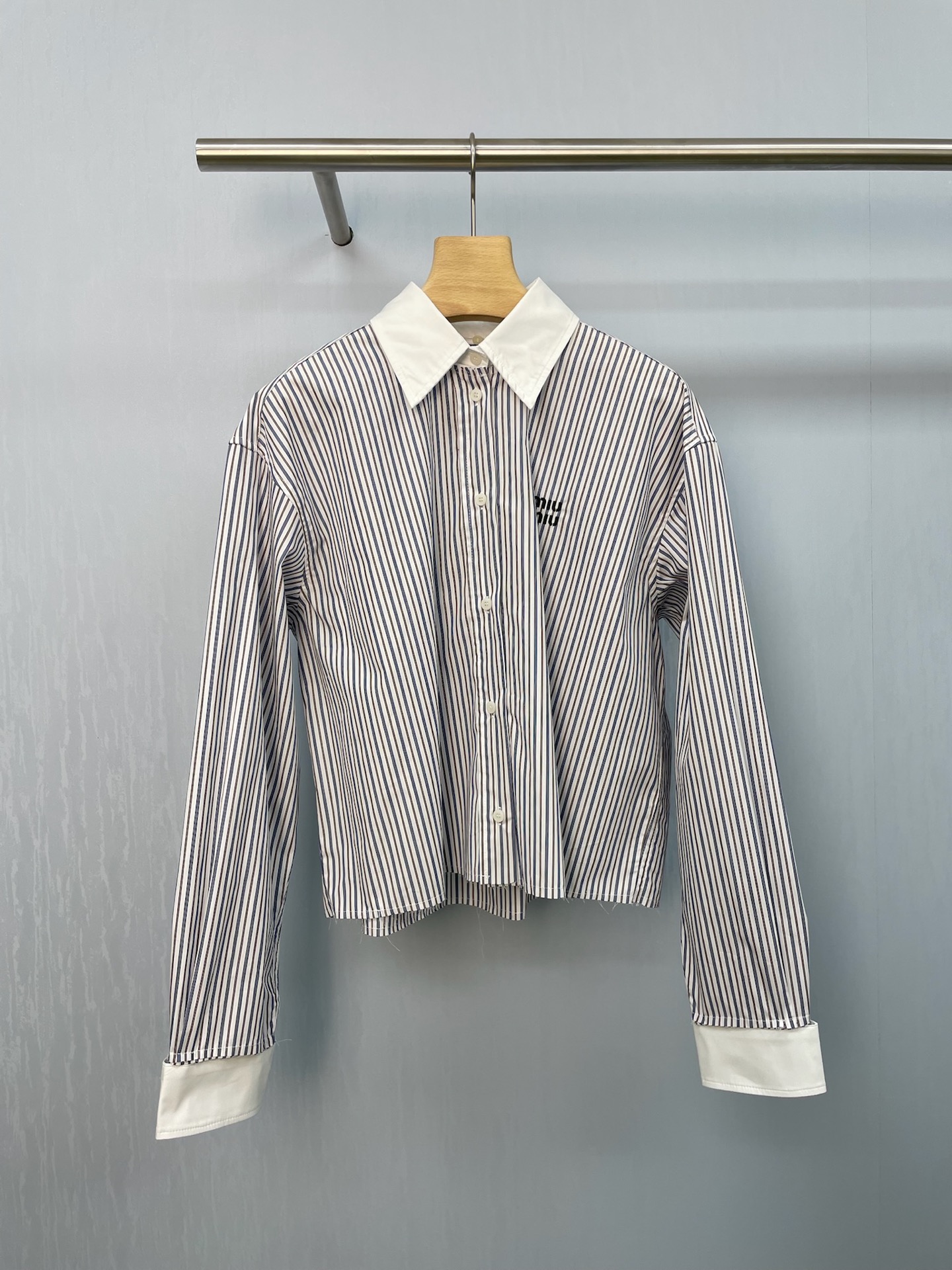 NO:446305,MiuMiu's new contrasting collar striped short shirt, fashionable short shirts are quick-engraved gold waist ratio, refreshing and classic striped elements, compatible with three seasons, casual and simple, cool and unique, single wear, layered, sun protection, N styles, truncated body and long sleeves, the upper body is casual and free, light and lively, spring and summer body feels refreshing and breathable, not stuffy, high-end colors and classic tones parallel, satisfying all kinds of dressing styles, straight shoulder paper people, 360-degree covers flesh without being bloated, instantly lifting the head and body ratio, comes with supermodel LOOK high-level attributes, triggering fashionable tricks, three-dimensional and stylish, vertical stripes outline lines to show the face, stacking a variety of fashionable items, interpreting the ever-changing skills of fashionable essence. SML,,miumiu,shirts, gold,alexander wang19860909MiuMiu新款撞色领条纹短款衬衣,时髦短衬衫速刻黄金腰身比,清爽且经典条纹元素,兼容三季,随性汲简,酷飒个性,单穿,叠穿,防晒,N种造型,截短式衣身与长袖形成对比,上身休闲自在又轻盈活泼,春夏体感清爽透气不闷热,髙级色系与经典色调并行,满足各式穿搭风格,正肩纸片人,360度遮肉不臃肿,秒提气显头身比,自带超模LOOK高阶属性,触发时髦小心机,立体有型,竖条纹勾勒线条显脸小,叠搭多种时髦单品,演绎时髦精的百变功力. 码数SML,,miumiu,shirts,gold,alexander wang,Women's clothing