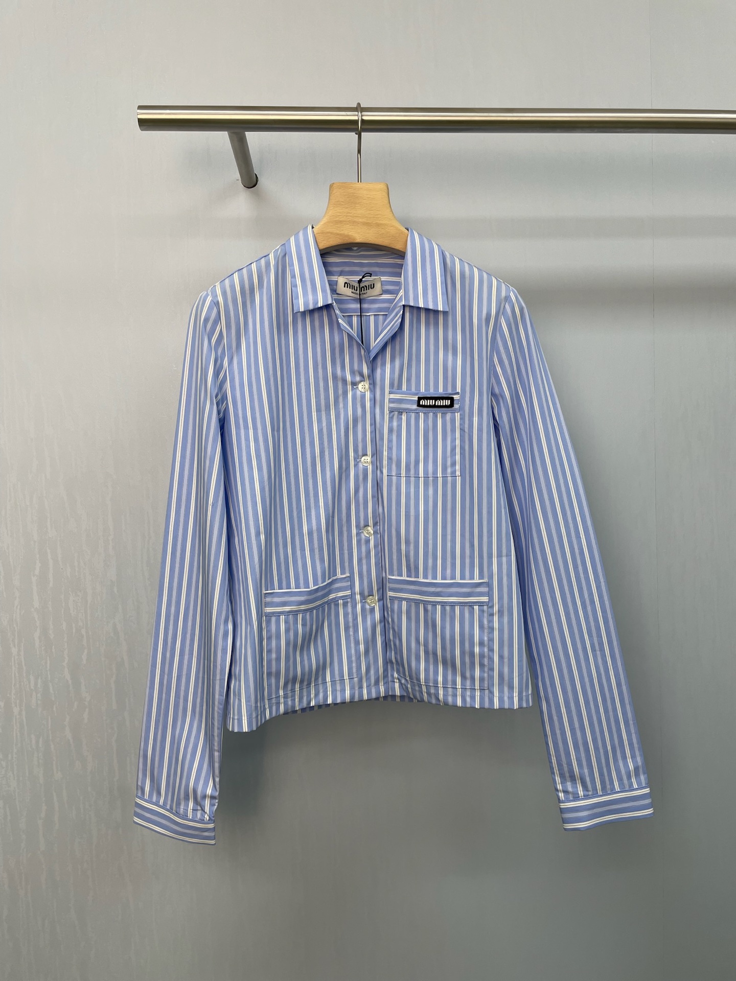 NO:446318,MiuMiu's new ladies' long-sleeved striped button-up shirt top, shirt control, striped shirt is too beautiful, the overall loose style, the inner or outer wear can accommodate different figures, the daily wear is quite strong, the French tip collar is three-dimensional and crisp, which modifies the face shape, and is visually unique and exquisite, matching the overall harmony, classic vertical stripes contrasting colors and fashionable advancement, temperament points, easy to control casual and workplace commuting outfits, exquisite Miu letter embroidery adds more highlights and fun to your outfits, it is really a good thing worth buying, it can make your outfit more layered, come and buy one, make your outfit more beautiful and charming. SML,,miumiu,shirts,alexander wang19860909MiuMiu新款女士翻领长袖条纹系扣衬衫上衣,衬衫控看过来,条纹衬衫也太好看了吧,整体宽松版型,内搭或外穿皆可包容不同的身材,日常实穿性颇高,法式小尖领立体挺括,修饰脸型,视觉上别致考究,与整体和谐匹配,经典竖条纹撞色时髦进阶,气质加分,轻松驾驭休闲和职场通勤的穿搭,精致的Miu字母小刺绣 为你的穿搭增添了更多的亮点和趣味性,真的是一个非常值得入手的好物,它能够让你的穿搭更有层次感,快来入手一件吧,让你的穿搭更加美丽动人. 码数SML,,miumiu,shirts,alexander wang,Women's clothing