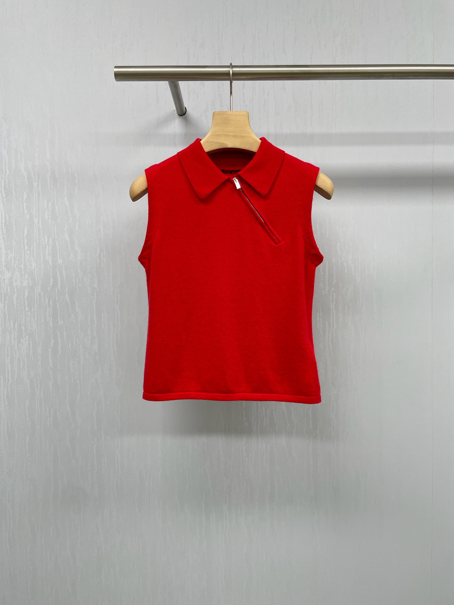 NO:446332,MiuMiu red oblique zipper sleeveless knitted polo shirt, a must-have for fashion, who can stand this one? This sleeveless knitted polo, which holds the balance between fashion and comfort in the whole way. Who knows that this knitted polo sleeveless design is super suitable for summer, cool and breathable, and you will never be afraid of stuffy weather anymore. The arms can freely 'breathe' the knitted fabric is soft and glutinous, and it doesn't feel any itchy when worn close to the body, just like being surrounded by gentle clouds. Polo  The collar design is very classic, instantly adding a bit of neatness and exquisiteness, showing more temperament than an ordinary round neck, and stands out from the basic style at once. A small Miu logo is carved on the zipper head, which is super exquisite and cute inadvertently revealing it, adding a lot of points to the overall look. It is also super adaptable. Paired with casual shorts, it is a youthful and energetic street style. SML, miumiu, shorts, alexander  wang19860909MiuMiu红色斜拉链无袖针织polo衫,时髦精必备,这谁能忍得住,就是这件无袖针织Polo,一整个拿捏住了时尚与舒适的平衡点,谁懂啊这件针织Polo无袖设计超适合夏天,清凉透气,再也不怕闷热天气,胳膊能自由“呼吸”针织面料亲肤软糯,贴身穿没有一点刺痒感,就像被云朵温柔包围,Polo领设计很经典,瞬间增添了几分利落与精致,比普通圆领更显气质,一下子就从基础款里脱颖而出,在拉链头上雕刻了个小小的Miu标志,超精致,不经意间露出的可爱,给整体造型加分不少,它的适配性也超强,搭配休闲短裤,就是青春活力的街头风.码数SML,,miumiu,shorts,alexander wang,Women's clothing