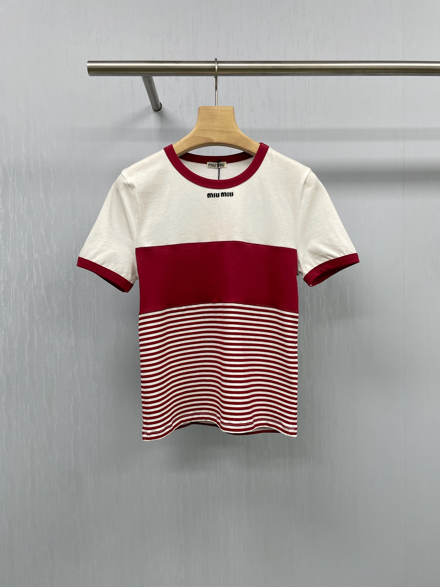 NO:446343,MiuMiu's new striped splicing contrasting T-shirt, this striped T-shirt is too good to breathe, a fairy Tee with its own 'air conditioning feeling', Xinjiang long-size cotton material is simply a summer savior, the upper body is cold and breathable, and it is not stuffy at all, the soft and glutinous knitted fabric is skin-friendly and drooping, the round neck design makes it look slim and age-reducing, the short-sleeved length just covers the beef of the beef, super friendly to the slightly fat sisters, blue stripes are classic and versatile, and casually paired with jeans is the style of an ins blogger, the red stripes are eye-catching and eye-catching, and instantly becomes the focus of the crowd, wearing a lazy and casual wear alone, layered with small suspenders, which can be easily grasped whether it is commuting or dating. SML,,miumiu, jeans, T-shirt,tees, t-shirt,alexander wang19860909MiuMiu新款条纹拼接撞色T恤,这件条纹T恤也太会呼吸了吧,一件自带“空调感”的神仙Tee,新疆长绒棉材质简直是夏日救星,上身冰冰凉凉超透气,完全不会闷热贴肤,软糯的针织面料亲肤又有垂感,圆领设计显瘦又减龄,短袖长度刚好遮住拜拜肉,对微胖姐妹超友好,蓝条纹经典又百搭,随便搭条牛仔裤就是ins博主风,红条纹吸睛又亮眼,瞬间成为人群焦点,单穿慵懒随性,叠穿小吊带层次感拉满,无论是通勤还是约会都能轻松拿捏. 码数SML,,miumiu,jeans,T-shirt,tees，t-shirt,alexander wang,Women's clothing