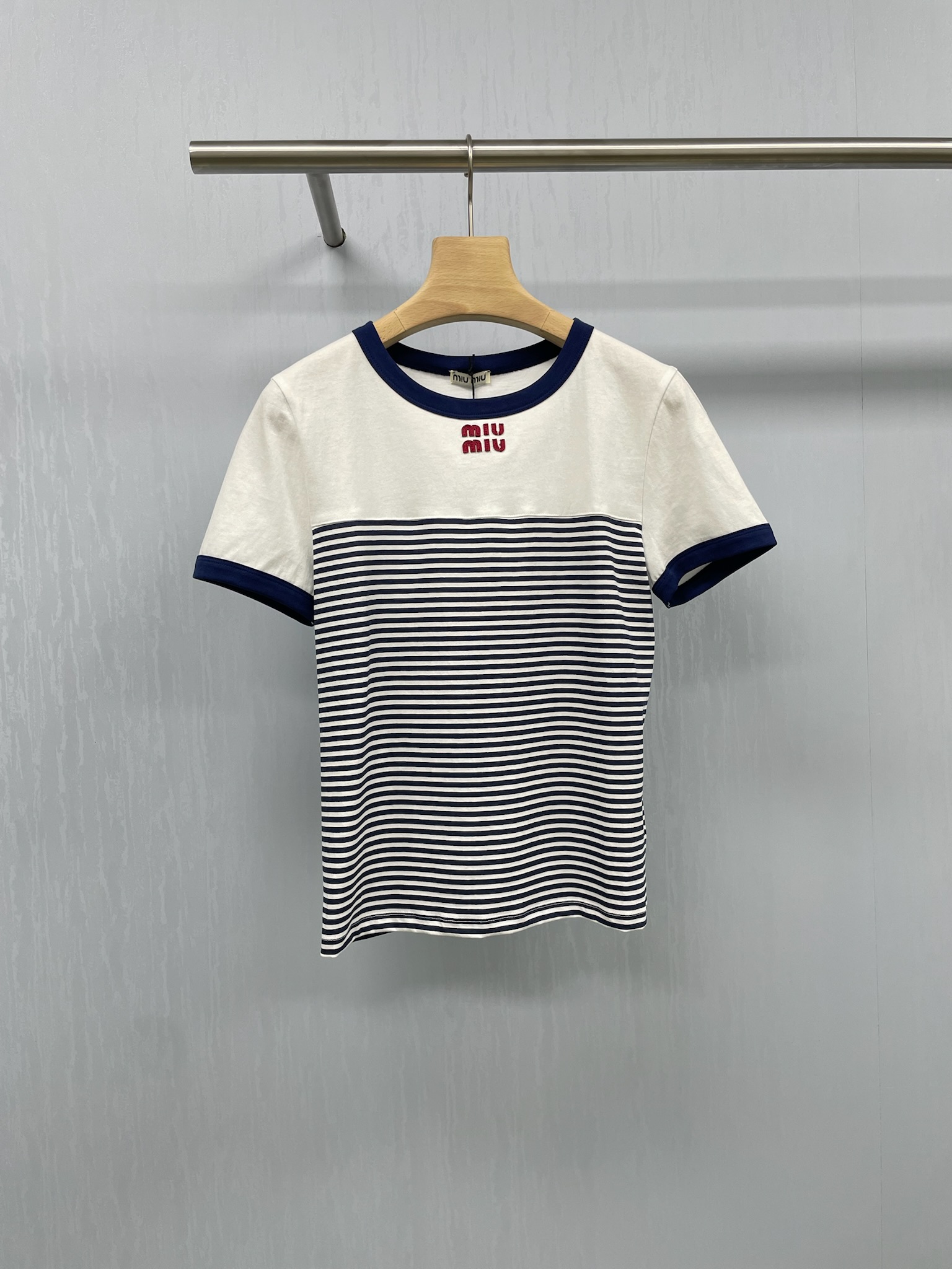 NO:446359,MiuMiu's new striped splicing contrasting T-shirt, this striped T-shirt is too good to breathe, a fairy Tee with its own 'air conditioning feeling', Xinjiang long-size cotton material is simply a summer savior, the upper body is cold and breathable, and it is not stuffy at all, the soft and glutinous knitted fabric is skin-friendly and drooping, the round neck design makes it look slim and age-reducing, the short-sleeved length just covers the beef of the beef, super friendly to the slightly fat sisters, blue stripes are classic and versatile, and casually paired with jeans is the style of an ins blogger, the red stripes are eye-catching and eye-catching, and instantly becomes the focus of the crowd, wearing a lazy and casual wear alone, layered with small suspenders, which can be easily grasped whether it is commuting or dating. SML,,miumiu, jeans, T-shirt,tees, t-shirt,alexander wang19860909MiuMiu新款条纹拼接撞色T恤,这件条纹T恤也太会呼吸了吧,一件自带“空调感”的神仙Tee,新疆长绒棉材质简直是夏日救星,上身冰冰凉凉超透气,完全不会闷热贴肤,软糯的针织面料亲肤又有垂感,圆领设计显瘦又减龄,短袖长度刚好遮住拜拜肉,对微胖姐妹超友好,蓝条纹经典又百搭,随便搭条牛仔裤就是ins博主风,红条纹吸睛又亮眼,瞬间成为人群焦点,单穿慵懒随性,叠穿小吊带层次感拉满,无论是通勤还是约会都能轻松拿捏. 码数SML,,miumiu,jeans,T-shirt,tees，t-shirt,alexander wang,Women's clothing
