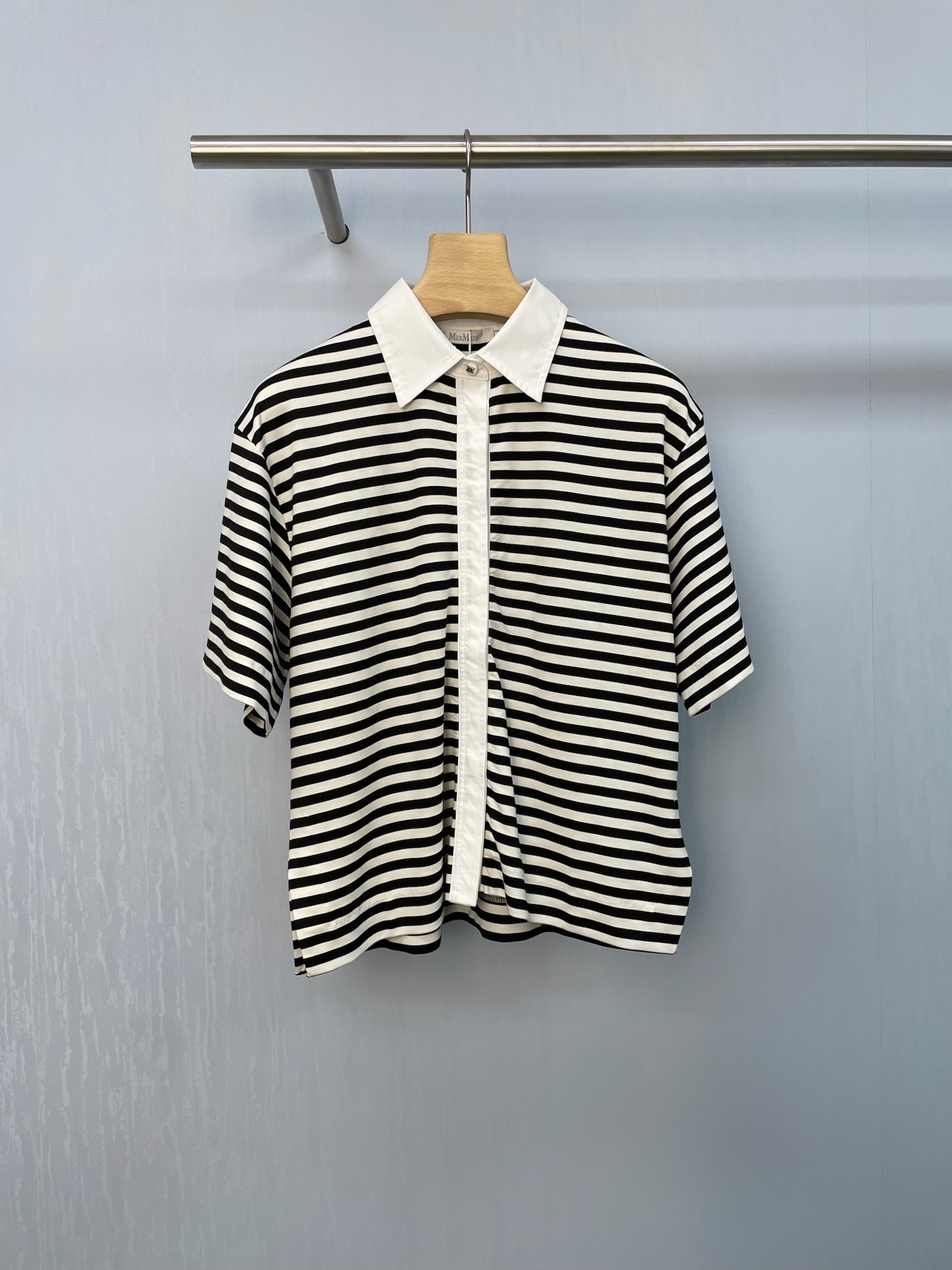 NO:446312,Max Mara's new spring and summer striped Polo shirt, striped and loose outfit, Korean atmosphere, black and white striped items are evergreens in the fashion industry, and have become essential items for wardrobe with their unique charm and versatility. The striped classic label comes with its own relaxed and relaxed feeling, Max Mara  The new striped short shirt in the early autumn series is slimming and scrubbing classic black and white stripes. The shirt collar drops the rotator sleeves have a Chic feel, the stripes are just right, the collar stretches the neck line, and the upper body instantly understands what a 'simple and high-end' dressing philosophy is, black fabric technology, viscose jersey fabric, skin-friendly and comfortable, anti-wrinkle-free, and the drape feels super textured in the lens. Short golden ratio, short style stretches up the waistline, paired with a pair of black 3D honeycomb high-waist shorts directly unlock the comic leg proportions, the shirt striped shorts plus shorts combination is simply a dress tailor-made for weekend coffee, taking a huge picture, sitting in the corner of the coffee shop, the lights are sprinkled on the striped Tee, and it is like the heroine of the Korean drama. Size SML, shorts, shirts, gold, alexander wang19860909Max Mara春夏新款条纹Polo衫,条纹控的松弛感穿搭,韩系氛围感拿捏,黑白条纹单品作为时尚界的常青树,以独特的魅力和百搭性成为衣橱必备单品,条纹自带的随性经典标签,松弛感拉满,Max Mara 早秋系列新品条纹短款衬衫,显瘦小心机经典黑白条纹,衬衫领落肩袖自带Chic感,条纹宽度恰到好处,衣领拉长脖颈线条,一上身瞬间明白什么叫「简约既高级」的穿搭哲学,面料黑科技,粘胶平纹针织面料,亲肤舒适,抗皱免烫,垂坠感在镜头里也超有质感,短款黄金比例,短款版型拉高腰线,搭配一条黑色3D蜂窝状高腰短裤直接解锁漫画腿比例,衬衫条纹短款加短裤组合,简直是为周末咖啡量身定制的穿搭,拍照巨出片,坐在咖啡店角落,灯光洒在条纹Tee上,随手抓拍都像韩剧女主角啊. 码数SML,,shorts,shirts,gold,alexander wang,Women's clothing