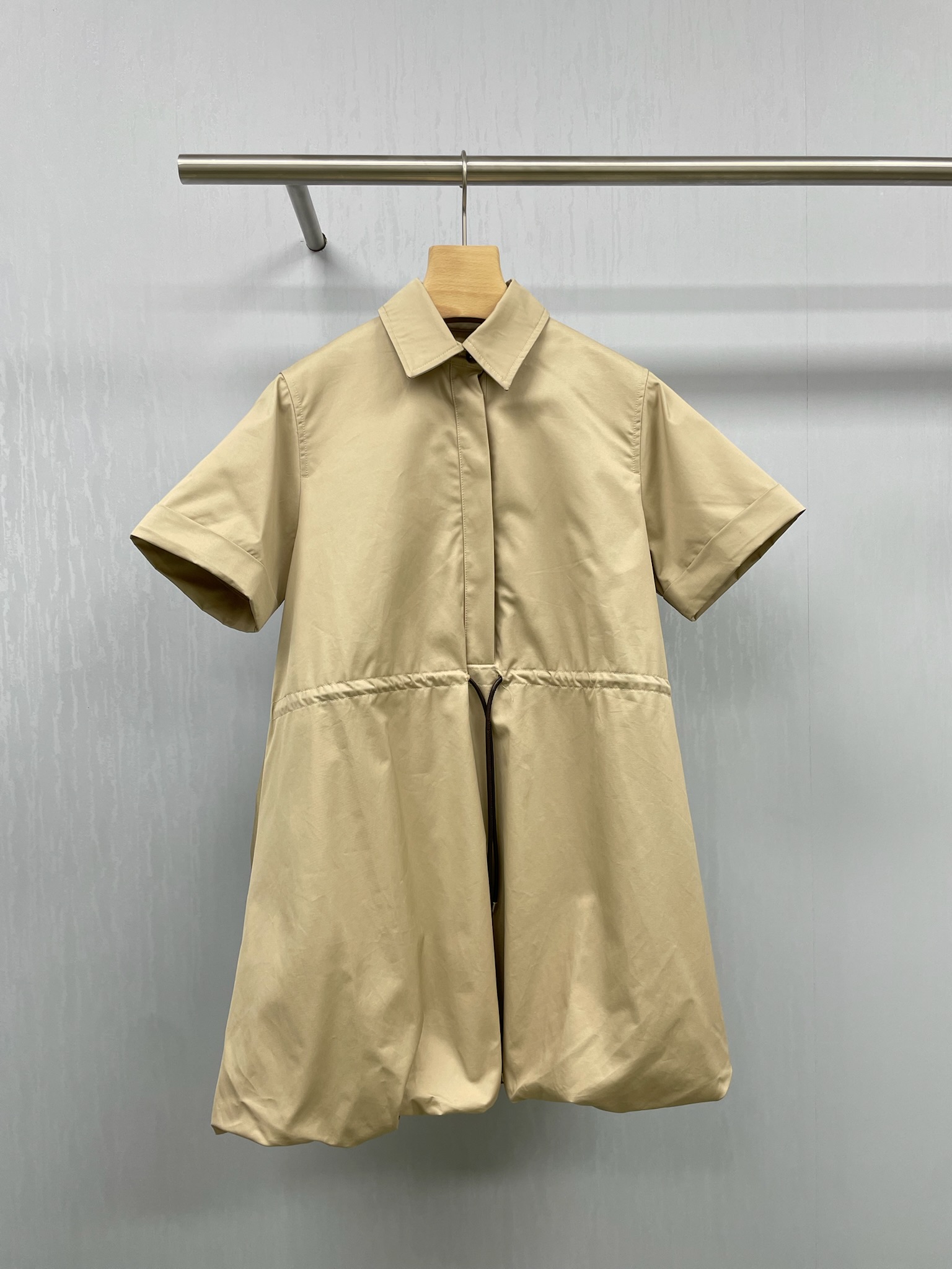 NO:447654,LOEWE 2025 spring and summer new gentlest shirt skirt, blended fabric is light and cool, like the flower bud design on the hem, reducing the seriousness brought by khaki, slightly playful and lively, the drawstring design at the waist makes it look taller and slimmer, the college style shirt dress is full of youthful vitality, the waist-hugging design is super considerate, easily outlining a slim waist, the flower bud skirt is playful and lively, and small girls can easily control it, instantly having a long-legged look, whether it is daily going out, class or date, it can perfectly adapt and easily grasp the fashion sense. SML, loewe, skirts, shirts, alexander wang19860909LOEWE2025春夏新款最温柔衬衫裙,混纺面料轻薄凉快,最喜欢下摆的花苞设计,减少了卡其色带来的严肃,稍显俏皮活泼,腰部的抽绳设计显高显瘦,学院风衬衫连衣裙,满满的青春活力感,收腰设计超贴心,轻松勾勒出小蛮腰,花苞短裙俏皮灵动,小个子女生也能轻松驾驭,瞬间拥有大长腿既视感,无论是日常出街、上课还是约会,它都能完美适配,轻松拿捏时尚感. 码数SML,,loewe,skirts,shirts,alexander wang,Women's clothing