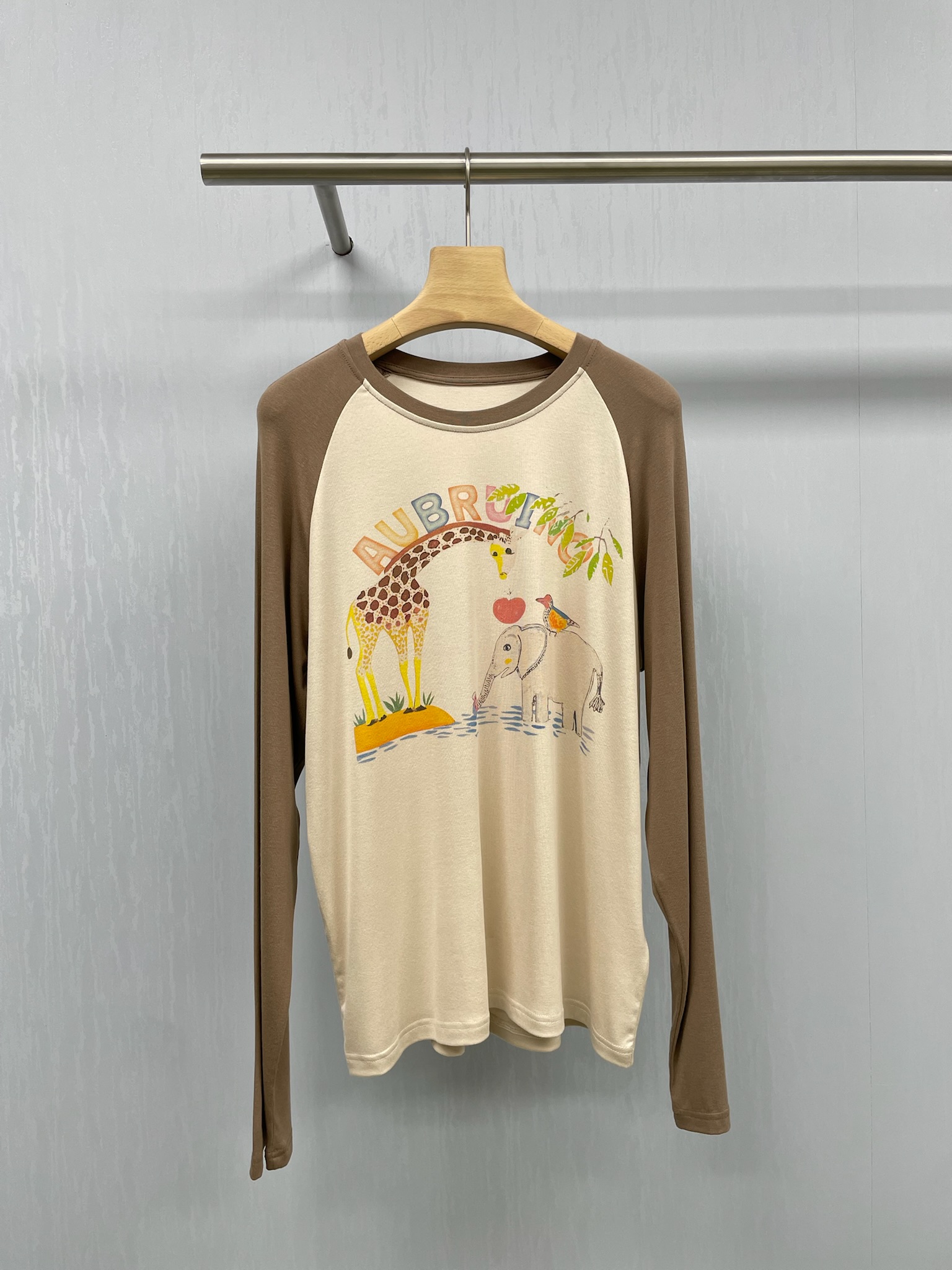 NO:447611,AUBRUINO designer brand zoo sleeve long-sleeved T-shirt, with lazy sun protection long-sleeved, pure cotton material, spring comfort guarantee, selection  Pure cotton fabric is like the gentle caress in spring, soft and skin-friendly. It has excellent breathability and can keep you dry under the warm spring sun. There is no need to worry about being stuffy and sticky. It has full wearing experience, cartoon animal prints, cute spring essentials, and the clothes are covered with cute cartoon animal prints, soft and cute elephants, playful birds, and honest bears. Every animal image is lifelike, as if you wear the Spring Zoo on your body. The childlike fun easily awakens your girlish heart and makes you a unique existence on the spring street. The loose round neck design is comfortable.  The comfortable and slim-looking round neck design is not only comfortable to wear, but also cleverly modify the neck lines, making the neck look longer and effectively weaken the heaviness of the upper body. The loose neckline can also visually slim, making the whole person look slimmer, showing elegant temperament in spring, raboss sleeve design makes the body more outstanding. The unique design of raboss sleeve cleverly extends the shoulder lines, making the whole person look more upright. I love this feeling that is both bad and exquisite, and the length can cover the butt, and it is OK to match it with loose trousers or shorts.  SML, shorts, tees, t-shirt, alexander wang19860909AUBRUINO设计师品牌动物园插袖长袖T恤,自带慵懒感的防晒长袖,纯棉材质,春日舒适保障,精选 纯棉面料,就像春日里温柔的轻抚,触感柔软又亲肤,它拥有出色的透气性,能让你在春日暖阳下始终保持干爽,完全不用担心闷热和黏腻,穿着体验满分,卡通动物印花,萌趣春日必备,衣身上布满了可爱的卡通动物印花,软萌的大象、俏皮的小鸟、憨厚的小熊,每一个动物形象都栩栩如生,仿佛把春日动物园穿在了身上,满满的童趣,轻松唤醒你的少女心,让你在春日街头成为独特的存在,宽松圆领设计,舒适又显瘦,宽松的圆领设计,不仅穿着舒适不勒脖子,还能巧妙地修饰颈部线条,让脖子看起来更加修长,有效弱化上半身的厚重感,而且宽松的领口还能在视觉上起到显瘦效果,让整个人看起来更加苗条,春日里尽显优雅气质,插肩袖设计,修饰身形更出众,插肩袖的独特设计,巧妙地延伸了肩部线条,让整个人看起来更加挺拔,超爱这种又摆烂又精致的feel,长度能遮住屁股,搭配宽松长裤或短裤都OK. 码数SML,,shorts,tees，t-shirt,alexander wang,Women's clothing