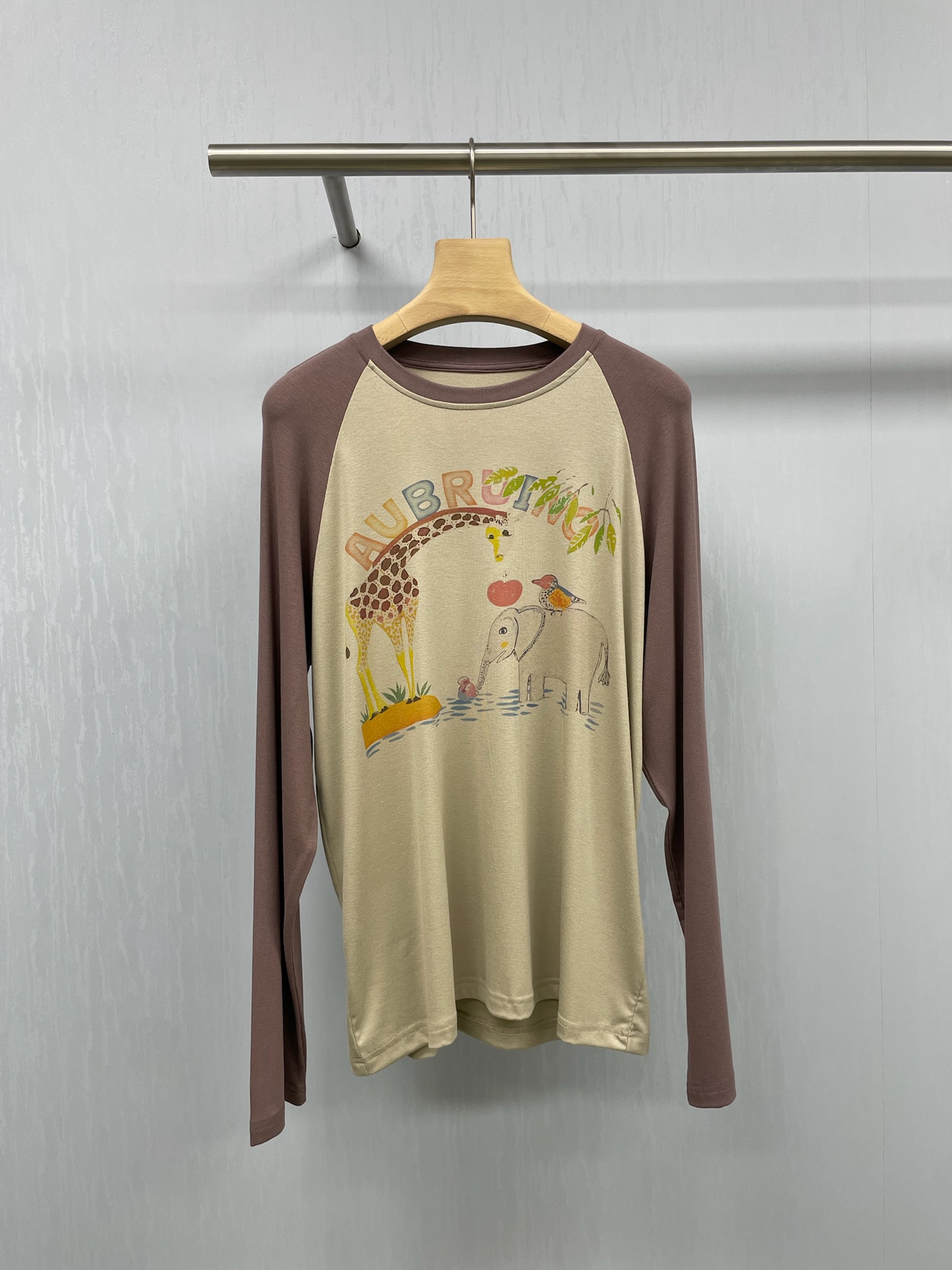 NO:447668,AUBRUINO designer brand zoo sleeve long-sleeved T-shirt, with lazy sun protection long-sleeved, pure cotton material, spring comfort guarantee, selection  Pure cotton fabric is like the gentle caress in spring, soft and skin-friendly. It has excellent breathability and can keep you dry under the warm spring sun. There is no need to worry about being stuffy and sticky. It has full wearing experience, cartoon animal prints, cute spring essentials, and the clothes are covered with cute cartoon animal prints, soft and cute elephants, playful birds, and honest bears. Every animal image is lifelike, as if you wear the Spring Zoo on your body. The childlike fun easily awakens your girlish heart and makes you a unique existence on the spring street. The loose round neck design is comfortable.  The loose round neck design not only makes you comfortable to wear without slimming your neck, but also cleverly decorates the neck lines, making the neck look longer and effectively weakens the heaviness of the upper body. The loose neckline can also visually make the slim, making the whole person look slimmer, showing elegant temperament in spring, raboss sleeve design makes the body more outstanding. The unique design of raboss sleeve cleverly extends the shoulder lines, making the whole person look more upright. I love this feeling that is both bad and exquisite, and the length can cover the butt, and it is OK to match it with loose trousers or shorts.  SML, shorts, tees, t-shirt, alexander wang19860909AUBRUINO设计师品牌动物园插袖长袖T恤,自带慵懒感的防晒长袖,纯棉材质,春日舒适保障,精选 纯棉面料,就像春日里温柔的轻抚,触感柔软又亲肤,它拥有出色的透气性,能让你在春日暖阳下始终保持干爽,完全不用担心闷热和黏腻,穿着体验满分,卡通动物印花,萌趣春日必备,衣身上布满了可爱的卡通动物印花,软萌的大象、俏皮的小鸟、憨厚的小熊,每一个动物形象都栩栩如生,仿佛把春日动物园穿在了身上,满满的童趣,轻松唤醒你的少女心,让你在春日街头成为独特的存在,宽松圆领设计,舒适又显瘦,宽松的圆领设计,不仅穿着舒适不勒脖子,还能巧妙地修饰颈部线条,让脖子看起来更加修长,有效弱化上半身的厚重感,而且宽松的领口还能在视觉上起到显瘦效果,让整个人看起来更加苗条,春日里尽显优雅气质,插肩袖设计,修饰身形更出众,插肩袖的独特设计,巧妙地延伸了肩部线条,让整个人看起来更加挺拔,超爱这种又摆烂又精致的feel,长度能遮住屁股,搭配宽松长裤或短裤都OK. 码数SML,,shorts,tees，t-shirt,alexander wang,Women's clothing