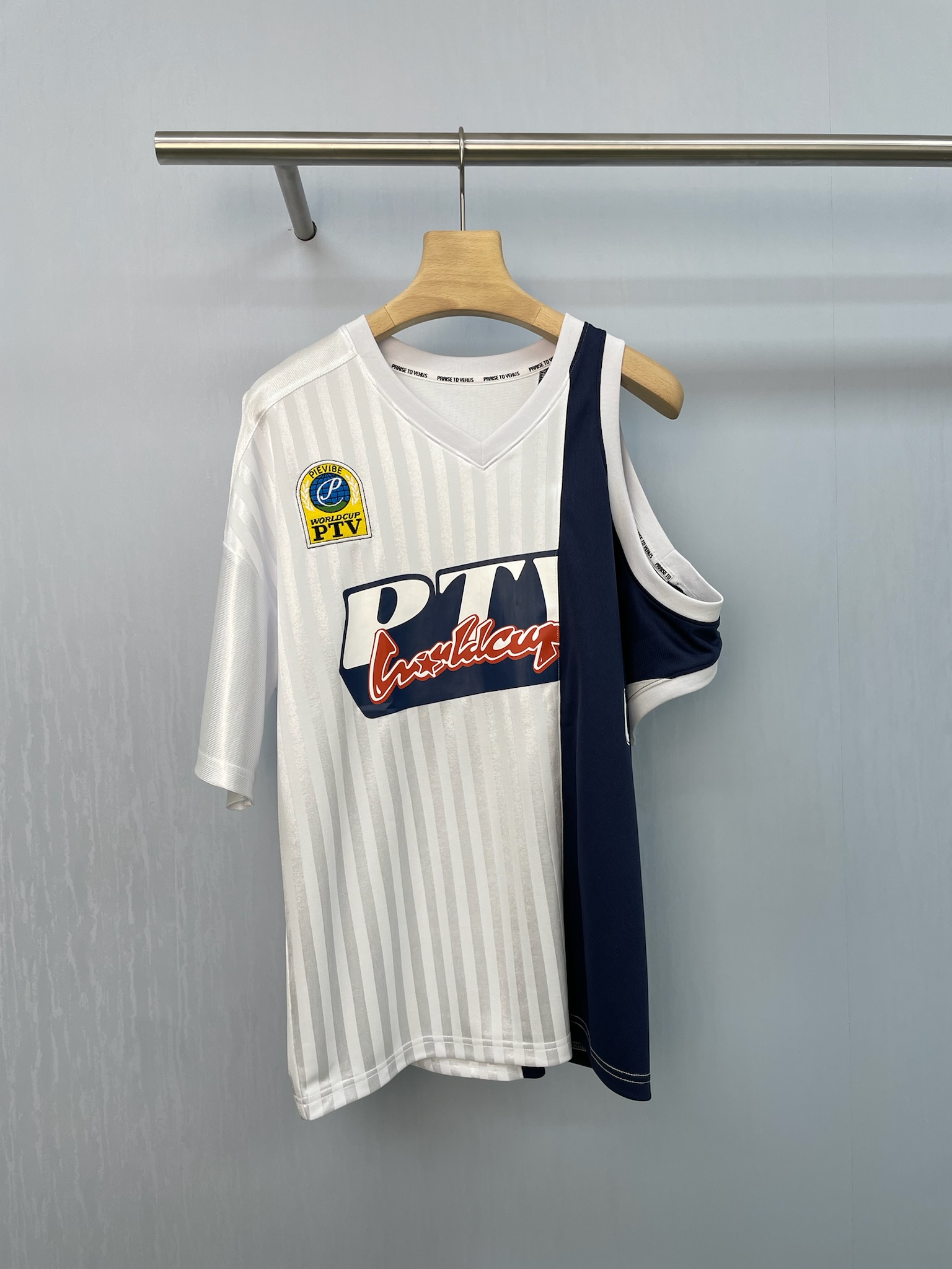 NO:447626,PUREVENUS fashion cheerleading double jersey T-shirt short-sleeved, a must-have retro couple T-shirt for summer. Want to wear a couple's tacit understanding with your partner?  This Korean niche fashion brand loose summer retro letters color-blocking couple sports No. 02 jersey short-sleeved T-shirt ins is definitely your choice. The blue and white color-blocking makes you and your partner stand out in the crowd. Jin Jing and Li Xiaoran are all on their bodies, and their popularity soars. This short-sleeved sleeve has a whitening effect, making your skin look brighter. Its niche Korean style will not make you look too popular, but will show a unique sense of fashion and loose style. Whether you are a boy or a girl, you can wear it comfortably, and it can also cover up the small flaws of your body, making you look slimmer. The combination of Ins style makes this piece even more powerful.  T-shirts are full of fashion sense. Whether paired with shorts or jeans, they can be worn in different styles. The long style is also one of the highlights of this T-shirt. Whether worn alone or as a base, they can be worn in different feelings. The high-end fabric makes you more comfortable to wear, skin-friendly and breathable, and the workmanship in the details is also very exquisite. Whether you are traveling with your partner or with friends, this couple sports T-shirt can make you the focus. Come and get the SMP, shorts, jeans, T-shirt, tees, t-shirt, alexander  wang19860909PUREVENUS时尚啦啦队双拼球衣T恤短袖,夏日必备复古拼色情侣T恤,想要和另一半穿出情侣默契？这款韩系小众潮牌宽松夏季复古字母拼色情侣运动02号球衣短袖T恤ins绝对是你的选择,蓝白拼色让你和另一半在人群中脱颖而出,金靖、李小冉都纷纷上身,流行度飙升,这款短袖有显白的效果,让你的肤色看起来更加亮丽,它的小众韩系风格,不会让你看起来过于大众,而是展现出独特的时尚感,宽松的版型,无论你是男生还是女生,都能穿出舒适的感觉,同时还能遮掩身形的小瑕疵,让你看起来更加显瘦,Ins风的搭配,更是让这件T恤充满了时尚感,无论是搭配短裤还是牛仔裤,都能穿出不同的风格,长款的款式,也是这款T恤的亮点之一,无论是单穿还是作为打底,都能穿出不同的感觉,高级感的面料,让你穿起来更加舒适,亲肤又透气,细节处的做工也是非常精致,无论是和另一半还是和朋友出行,这款情侣运动T恤都能让你们成为焦点,快来一起get吧码数SMP,,shorts,jeans,T-shirt,tees，t-shirt,alexander wang,Women's clothing