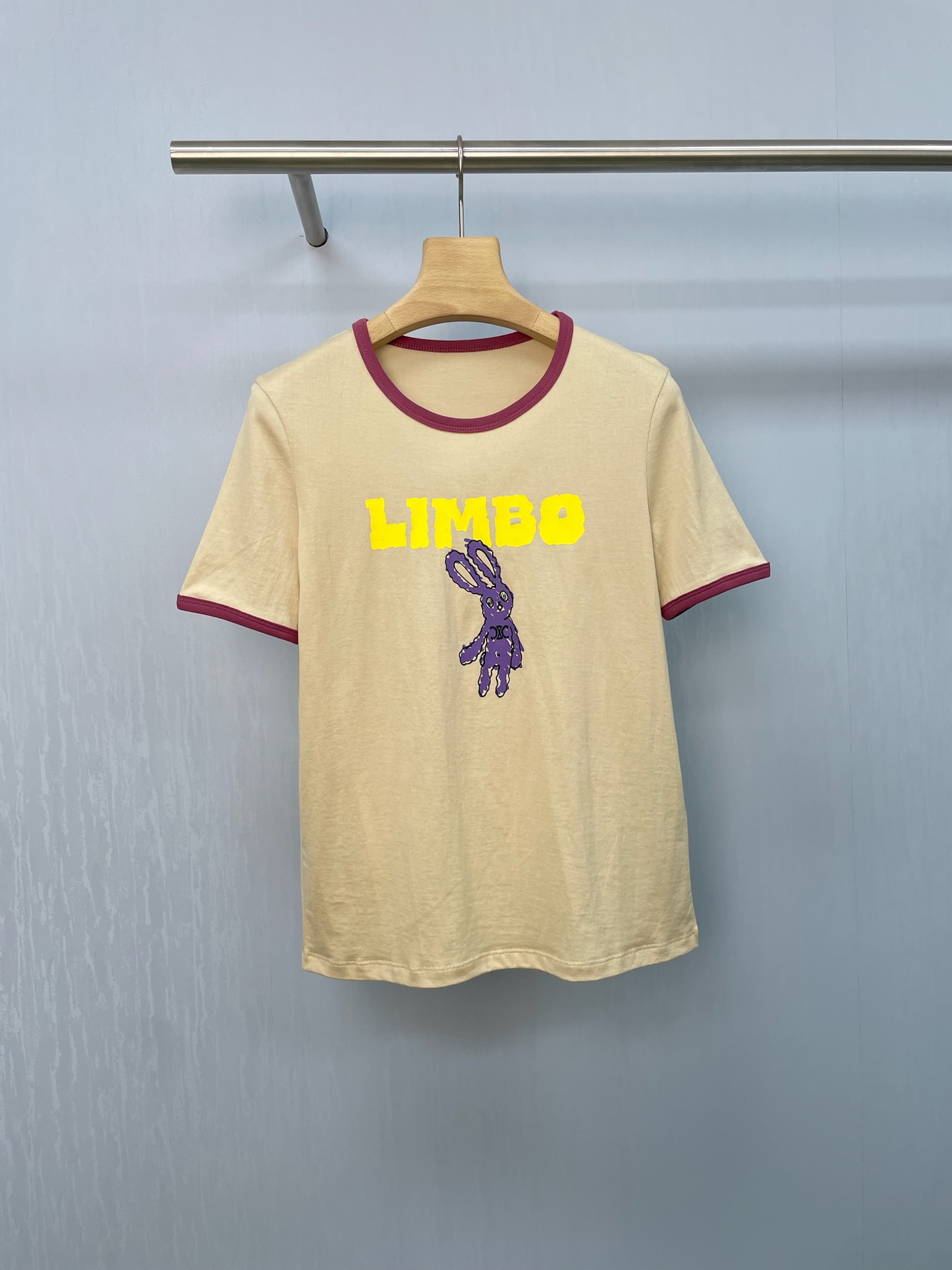 NO:447641,CELINE 2025 new DRAWING series contrasting edge printed T-shirt, this one is more retro in the 1970s, with a slim fit and slimmer style, and the leader of the beige spliced ​​rose red edge looks more playful. I saw too many regular Arc de Triomphe before. I saw the rabbit's graffiti and it is quite interesting. It is a must-have for summer atmosphere. This printed T-shirt is simple beige background, which collides with interesting blue cartoon rabbit patterns and personalized letters. It is trendy and eye-catching. The style is comfortable and comfortable. It is matched with wide-leg jeans, and it is full of casual style. Whether it is a daily street or a casual party, it can easily make you become the focus. SML, celine, jeans, tees, t-shirt, alexander wang19860909CELINE2025新品DRAWING系列撞色边印花T恤,这款偏70年代复古一些,修身版型更显瘦,米黄色拼接玫红边领袖显得更加俏皮,兔之前常规凯旋门看多了看看兔子涂鸦还是蛮有趣滴,夏日氛围感穿搭必备这件印花T恤,简约米黄色底色,撞上趣味蓝色卡通小兔图案与个性字母,潮流又吸睛,版型舒适自在,搭配阔腿牛仔裤,随性范儿十足,无论是日常出街还是休闲聚会,它都能让你轻松成为焦点. 码数SML,,celine,jeans,tees，t-shirt,alexander wang,Women's clothing