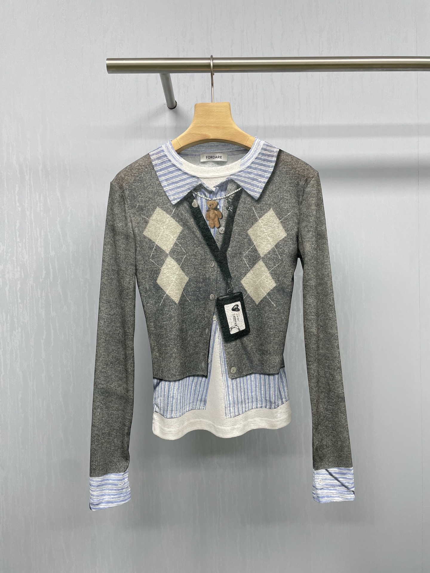 NO:447655,FORDARE new 25 early autumn printed work brand diamond base shirt long-sleeved T-shirt, the most worth buying base shirt diamond printed women's long-sleeved T-shirt. The collision of work brand gray, fashionable and good complexion, the printed elements make the classics of countless brands, and the 3D design is even more icing on the cake. This one is very good to play with contrasting colors, both classic and durable and fashionable, with a strong 3D feeling, creating the most perfect sense of layering, the soft fabric is light and delicate, without any thorny feeling, the whole body displays a brand new jacquard pattern, interpreting the most classic unique styling charm, the charm index of the upper body is absolutely fashionable, the upper body super sets off the skin tone, and the high-end feeling brought by clever whitening is extremely unique and rare. In addition to the iconic LOGO, the charm of the iconic LOGO can be imagined, and the full temperament combination is.  SML, tees, t-shirt, alexander wang19860909FORDARE福蝶新品25早秋印花工牌菱格打底衫长袖T恤,最值得入手的打底衫菱格印花女士长袖T恤,工牌灰色的碰撞,时髦好气色,印花的元素成就无数品牌的经典,3D设计更是锦上添花,而这款就很好的将与撞色玩到一起,既经典耐看又时髦出范儿,3D感超强,塑造了最完美的层次感,柔软的面料轻盈细腻,无任何扎刺感,通体的印花形式展示全新的提花图案,演绎最为经典的独特造型魅力,上身着装的魅力指数,绝对时尚达人,上身超级衬托肤色,巧妙显白带来的高级感,极为独特罕见.加上标志性的LOGO其魅力可想而知,满分的气质搭配. 码数SML,,tees，t-shirt,alexander wang,Women's clothing