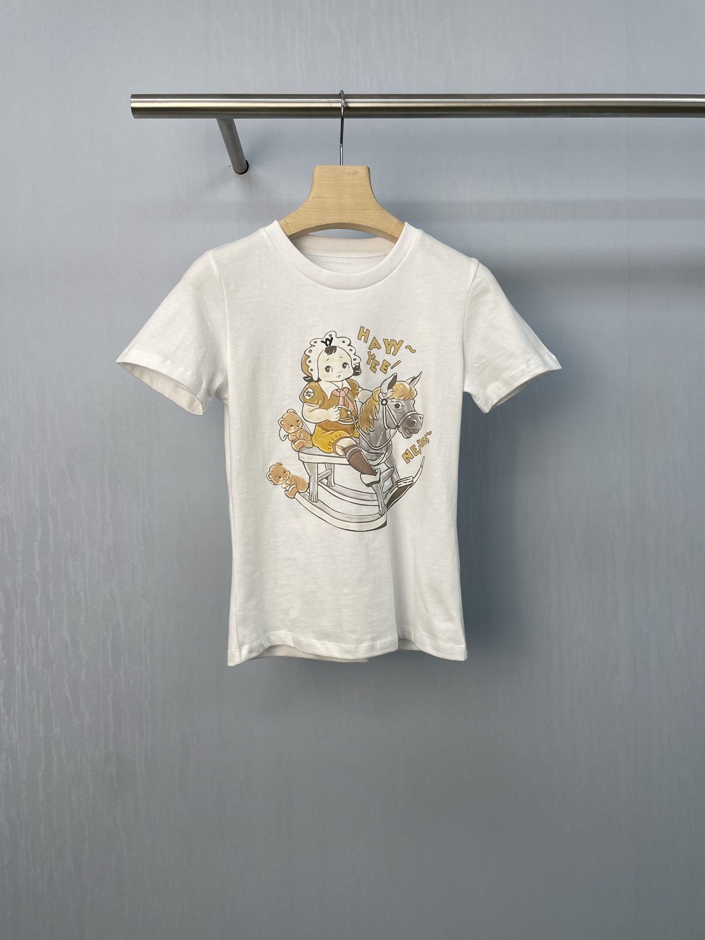 NO:447669,Open YY front shoulders are slim and casual and pure short-sleeved top, Korean women's style front shoulder T-wear, whoever wears them looks good, the front shoulder design optimizes the shoulder and neck lines too amazing. When you wear them, the trapezoid and sloping shoulders are all invisible. Right-angled shoulders instantly have it, the body becomes super upright, the short style directly raises the waistline, and you can easily match it with high-waisted pants and high-waist skirts, long legs are easy to get, and small sisters can also instantly change into nine-head bodies. The perfect waist-hugging design outlines a slender waist, hides the flesh and makes you look slim, and easily shows the curve of the figure, sexy and playful, the round neck is simple and classic, suitable for various face shapes, and can also reveal the exquisite collarbone. Wear a necklace to embellish it, and the sense of fashion is instantly full. The cartoon letter prints on the clothes are very design-like, simple and personal, full of urban fashion atmosphere. When you wear it, you will be the Korean ins blogger  ,The fabric is soft and has good breathability. It will not feel stuffy in summer. It is very comfortable to wear close-fitting and not easy to deform or fade when washed. It has super matching. It is paired with wide-leg jeans and white shoes. It is suitable for daily commuting and shopping. It is comfortable and fashionable. It is matched with sports pants and sneakers. It is full of vitality. It is matched with floral skirts and leather shoes. It is gentle and sweet when wearing on dates. It is safe and easy to get it. SML, Sneakers, skirts, jeans, T-shirt, necklace, alexander wang19860909Open YY正肩显瘦休闲纯欲短袖上衣,韩女同款正肩T,谁穿谁好看,正肩设计对肩颈线条的优化太绝了,穿上后斜方肌、溜肩统统隐形,直角肩瞬间拥有,体态变得超挺拔,短款的版型直接把腰线提高,随便搭配高腰裤、高腰裙,大长腿轻松get,小个子姐妹也能秒变九头身,恰到好处的收腰设计,勾勒出纤细的小蛮腰,藏肉显瘦,轻松展现身材曲线,性感又俏皮,圆领简约经典,适配各种脸型,还能露出精致的锁骨,戴条项链点缀一下,时髦感瞬间拉满,衣服上的卡通字母印花很有设计感,简约又不失个性,充满都市时尚气息,穿上就是韩系ins博主 ,面料亲肤柔软,透气性很好,夏天穿完全不会觉得闷热,贴身穿超舒服,水洗也不易变形、褪色,它的搭配性超强,搭配阔腿牛仔裤和小白鞋,日常通勤、逛街都很合适,舒适又时尚；搭配运动裤和运动鞋,去运动或者出门玩耍,活力满满,搭配碎花半身裙和小皮鞋,约会的时候穿,温柔又甜美,家人们放心冲,入手不亏. 码数SML,,sneakers,skirts,jeans,T-shirt,necklace,alexander wang,Women's clothing