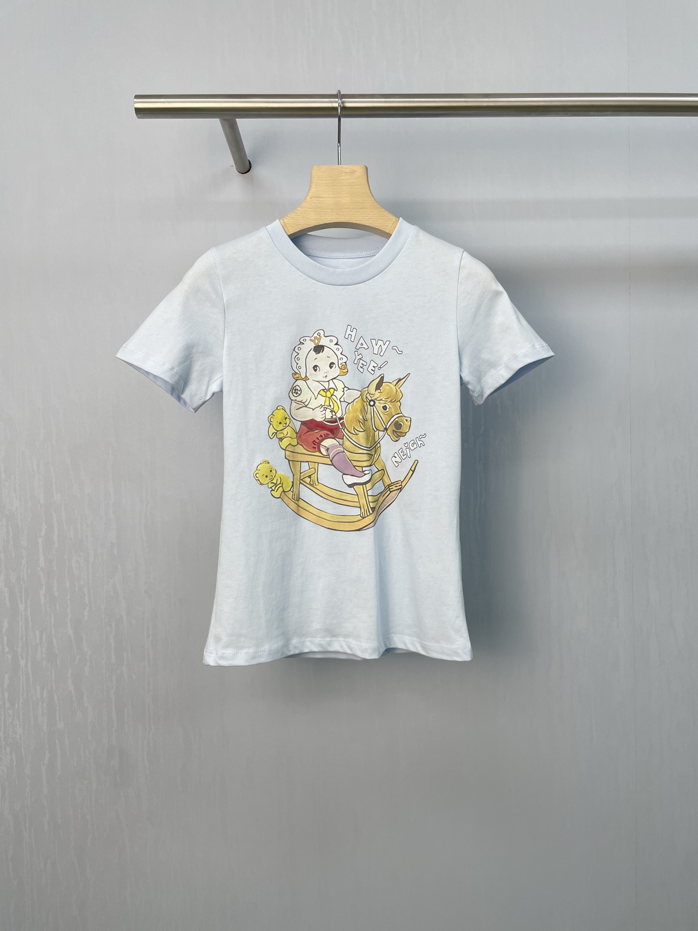 NO:447687,Open YY front shoulders are slim and casual and pure short-sleeved top, Korean women's style front shoulder T-wear, whoever wears them looks good, the front shoulder design optimizes the shoulder and neck lines too amazing. When you wear them, the trapezoid and sloping shoulders are all invisible. Right-angled shoulders instantly have it, the body becomes super upright, the short style directly raises the waistline, and you can easily match it with high-waisted pants and high-waist skirts, long legs are easy to get, and small sisters can also instantly change into nine-head bodies. The perfect waist-hugging design outlines a slender waist, hides the flesh and makes you look slim, and easily shows the curve of the figure, sexy and playful, the round neck is simple and classic, suitable for various face shapes, and can also reveal the exquisite collarbone. Wear a necklace to embellish it, and the sense of fashion is instantly full. The cartoon letter prints on the clothes are very design-like, simple and personal, full of urban fashion atmosphere. When you wear it, you will be the Korean ins blogger  ,The fabric is soft and has good breathability. It will not feel stuffy in summer. It is very comfortable to wear close-fitting and not easy to deform or fade when washed. It has super matching. It is paired with wide-leg jeans and white shoes. It is suitable for daily commuting and shopping. It is comfortable and fashionable. It is matched with sports pants and sneakers. It is full of vitality. It is matched with floral skirts and leather shoes. It is gentle and sweet when wearing on dates. It is safe and easy to get it. SML, Sneakers, skirts, jeans, T-shirt, necklace, alexander wang19860909Open YY正肩显瘦休闲纯欲短袖上衣,韩女同款正肩T,谁穿谁好看,正肩设计对肩颈线条的优化太绝了,穿上后斜方肌、溜肩统统隐形,直角肩瞬间拥有,体态变得超挺拔,短款的版型直接把腰线提高,随便搭配高腰裤、高腰裙,大长腿轻松get,小个子姐妹也能秒变九头身,恰到好处的收腰设计,勾勒出纤细的小蛮腰,藏肉显瘦,轻松展现身材曲线,性感又俏皮,圆领简约经典,适配各种脸型,还能露出精致的锁骨,戴条项链点缀一下,时髦感瞬间拉满,衣服上的卡通字母印花很有设计感,简约又不失个性,充满都市时尚气息,穿上就是韩系ins博主 ,面料亲肤柔软,透气性很好,夏天穿完全不会觉得闷热,贴身穿超舒服,水洗也不易变形、褪色,它的搭配性超强,搭配阔腿牛仔裤和小白鞋,日常通勤、逛街都很合适,舒适又时尚；搭配运动裤和运动鞋,去运动或者出门玩耍,活力满满,搭配碎花半身裙和小皮鞋,约会的时候穿,温柔又甜美,家人们放心冲,入手不亏. 码数SML,,sneakers,skirts,jeans,T-shirt,necklace,alexander wang,Women's clothing