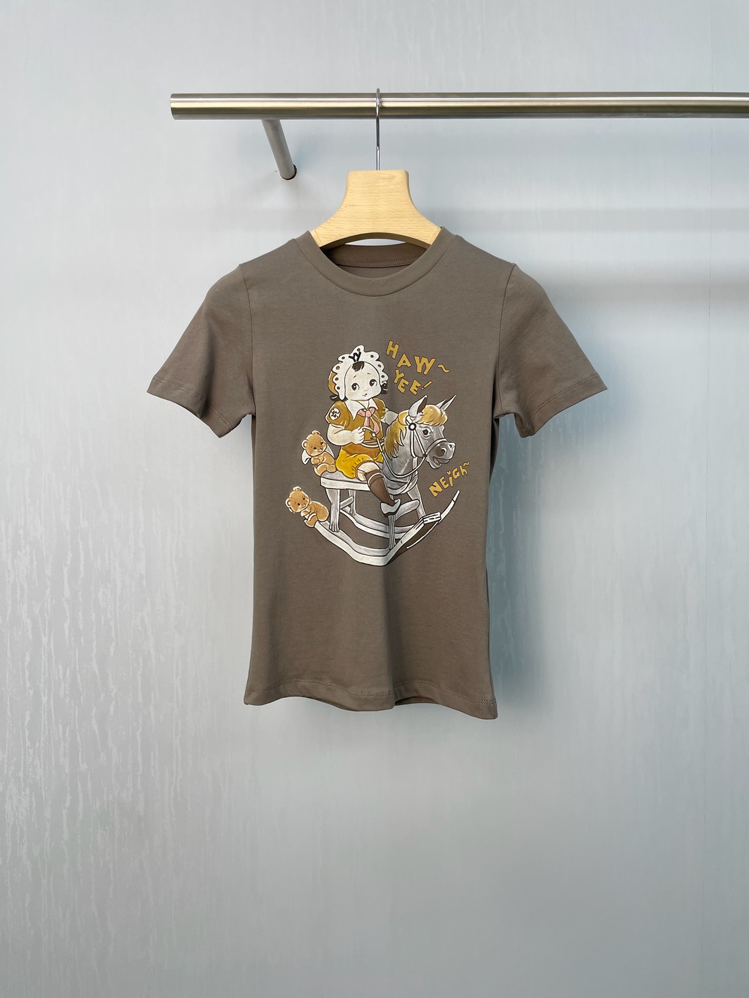 NO:447701,Open YY front shoulders are slim and casual and pure short-sleeved top, Korean women's style front shoulder T-wear, whoever wears them looks good, the front shoulder design optimizes the shoulder and neck lines too amazing. When you wear them, the trapezoid and sloping shoulders are all invisible. Right-angled shoulders instantly have it, the body becomes super upright, the short style directly raises the waistline, and you can easily match it with high-waisted pants and high-waist skirts, long legs are easy to get, and small sisters can also instantly change into nine-head bodies. The perfect waist-hugging design outlines a slender waist, hides the flesh and makes you look slim, and easily shows the curve of the figure, sexy and playful, the round neck is simple and classic, suitable for various face shapes, and can also reveal the exquisite collarbone. Wear a necklace to embellish it, and the sense of fashion is instantly full. The cartoon letter prints on the clothes are very design-like, simple and personal, full of urban fashion atmosphere. When you wear it, you will be the Korean ins blogger  ,The fabric is soft and has good breathability. It will not feel stuffy in summer. It is very comfortable to wear close-fitting and not easy to deform or fade when washed. It has super matching. It is paired with wide-leg jeans and white shoes. It is suitable for daily commuting and shopping. It is comfortable and fashionable. It is matched with sports pants and sneakers. It is full of vitality. It is matched with floral skirts and leather shoes. It is gentle and sweet when wearing on dates. It is safe and easy to get it. SML, Sneakers, skirts, jeans, T-shirt, necklace, alexander wang19860909Open YY正肩显瘦休闲纯欲短袖上衣,韩女同款正肩T,谁穿谁好看,正肩设计对肩颈线条的优化太绝了,穿上后斜方肌、溜肩统统隐形,直角肩瞬间拥有,体态变得超挺拔,短款的版型直接把腰线提高,随便搭配高腰裤、高腰裙,大长腿轻松get,小个子姐妹也能秒变九头身,恰到好处的收腰设计,勾勒出纤细的小蛮腰,藏肉显瘦,轻松展现身材曲线,性感又俏皮,圆领简约经典,适配各种脸型,还能露出精致的锁骨,戴条项链点缀一下,时髦感瞬间拉满,衣服上的卡通字母印花很有设计感,简约又不失个性,充满都市时尚气息,穿上就是韩系ins博主 ,面料亲肤柔软,透气性很好,夏天穿完全不会觉得闷热,贴身穿超舒服,水洗也不易变形、褪色,它的搭配性超强,搭配阔腿牛仔裤和小白鞋,日常通勤、逛街都很合适,舒适又时尚；搭配运动裤和运动鞋,去运动或者出门玩耍,活力满满,搭配碎花半身裙和小皮鞋,约会的时候穿,温柔又甜美,家人们放心冲,入手不亏. 码数SML,,sneakers,skirts,jeans,T-shirt,necklace,alexander wang,Women's clothing