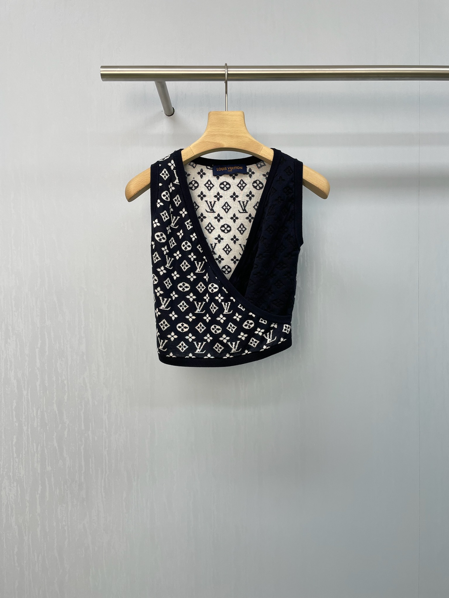 NO:448562,LV spliced ​​letters presbyterian V-neck strapless braised vest, a sense of luxury on the upper body, a true temperament, a lazy outfit for a chaebol daughter, a classic style of old money style never goes out of date, a secret weapon for beauty, everyone praises when wearing it, the atmosphere is tightly grasped, the relaxed feeling in DNA, effortless high-end products, beauty dressing rules, low-key high-end light luxury, simple V-neck design, can cleverly modify the neck lines, instantly make the neck  It looks long and beautiful, and can perfectly reveal the exquisite collarbone. Whoever wears it is a sweetheart. The yarn is super soft and it is very comfortable to wear close to it. It will not be tied at all. When wearing it alone, the summer style will be filled with it. Walking on the street, you will be in a very popular way. If you match it with a small coat, you will feel a sense of layering immediately. Whether it is commuting or dating, you can easily create a romantic atmosphere. Sisters, don’t hesitate and buy it quickly.  SML, louis vuitton, jackets & coats, brooch, breastpin, alexander wang19860909LV拼接字母老花V领抹胸针织背心,上身一股奢华感袭来,妥妥的气质财阀千金慵懒感穿搭,老钱风经典款永不过时,美女秘密武器,穿出去人人夸,氛围拿捏的死死的,DNA里的松弛感,毫不费力的高级感单品,美女穿搭法则,低调高级轻奢感,简约的V领设计,能巧妙修饰颈部线条,瞬间让脖子看起来又长又美,还能完美展露精致的锁骨,谁穿谁是小甜心,而且纱线超柔软,贴身穿着特别舒服,完全不会扎,单穿的时候,夏日风情直接拉满,走在街上就是回头率爆表的存在,要是搭配个小外套,层次感立马就有了,不管是通勤还是约会,都能轻松营造出浪漫氛围感,姐妹们,别犹豫,赶紧入手. 码数SML,,louis vuitton,jackets & coats,brooch，breastpin,alexander wang,Women's clothing