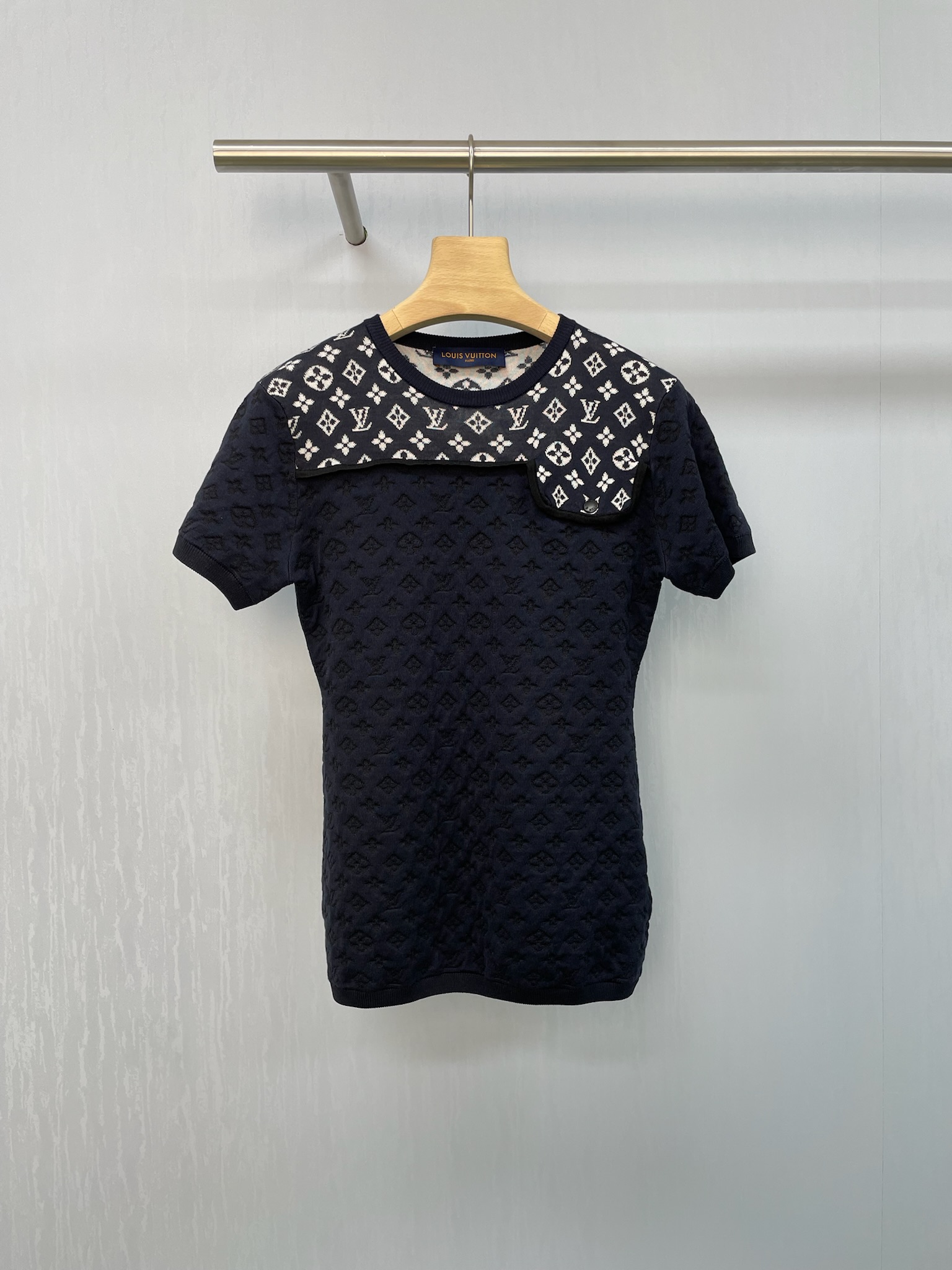 NO:448576,LV2025 new letters presbyterian spliced ​​knitted short sleeves, contrasting color fashionable retro Monogram jacquard, classic hidden blue presbyterian jacquard, blue thread style fashionable and high-end, contrasting color high collar shows temperament, soft and delicate and elastic, very pleasing fabric, comfortable and soft in summer, sweat-absorbing and breathable, with extremely high elasticity, upper body to modify the figure and make it look slim. The round neck design highlights the collarbone lines, and also makes the neck look very slender, not picky on the face, visually slim shoulder and neck lines, weaken the presence of trapezius muscles, the length of the regular short style to the waist, daily versatility, just divides the body proportions, lengthen the leg lines, and white and beautiful must-have. SML,,louis vuitton, T-shirt, alexander wang19860909LV2025新款字母老花拼接针织短袖,撞色时髦复古Monogram 花提花,经典藏蓝色老花提花拼撞蓝色螺纹版型时髦又高级,撞色高领特别显气质,柔软细腻且弹力大,十分讨喜的面料,夏天穿舒适柔软,吸汗透气,富有极高的回弹性上身修饰身材又显瘦,圆领的设计凸显锁骨线条的同时,也显得脖子很纤细,不挑脸型,视觉上修身肩颈线条,弱化斜方肌的存在感,常规短款的长度到腰的位置,日常百搭,刚好划分身材比例,拉长腿部线条,白富美必入款. 码数SML,,louis vuitton,T-shirt,alexander wang,Women's clothing