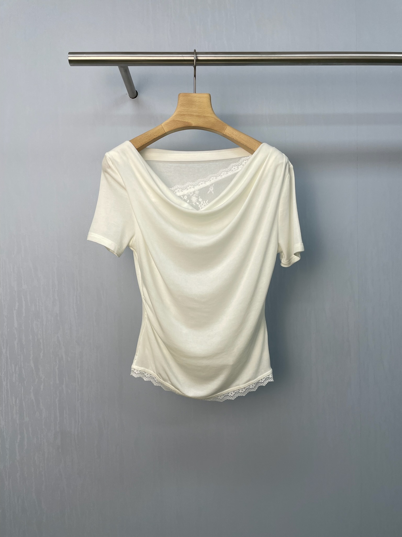 NO:448589,ORG Tiansi design mesh lace slim neck slim top pure erotic rotator sleeve T-shirt, pure erotic black T-shirt top was chased and asked, beautiful and aphasy. The top has a perfect balance of skin and design. The one-shoulder design perfectly reveals the collarbone and shoulder line. The little sexy grasps it, and inadvertently, it has a little lazy. The collar splicing design makes the whole dress feel instantly full. The collar sways gently when walking, and there is a different kind of agility and charm. The atmosphere of the date is directly full. The lace element is also super plus points. The delicate and delicate lace spreads along the neckline and cuffs, adding a hint of sweetness and tenderness, and collides with the cool black, and the sweet and spicy atmosphere is straight.  The pleated and the irregular short-sleeved design is also very ingenious. The pleated details can not only hide the worship of the meat, but also make the arms look thinner. Every move is stylish. It is slim but not tight, perfectly outlines the body curve, but it will not be uncomfortable. The belly is a bit fleshy and not afraid of it. It can cleverly hide the meat and make it look thinner. The fabric is skin-friendly and breathable. It will not be stuffy in summer. It is like being gently wrapped in clouds. It is very comfortable. Whether it is matched with jeans, short skirts or wide-leg pants, it can be easily controlled. It is paired with white shoes and baseball caps on a daily trip, which is casual and fashionable. When you go on a date at night, you can instantly become a goddess of temperament.  SML, high heels, skirts, jeans, T-shirt, tees, t-shirt, necklace, hats, alexander wang19860909ORG天丝设计感网纱蕾丝荡领显瘦上衣纯欲漏肩袖T恤,被追着问的纯欲黑色T恤上衣,美到失语,这件上衣肤度和设计感平衡得恰到好处,一字肩设计完美展露锁骨与肩线,小性感拿捏住了,不经意间还带着点小慵懒,荡领拼接的设计,让整件衣服的层次感瞬间拉满,走路的时候荡领轻轻晃动,有种别样的灵动与妩媚,约会穿氛围感直接拉满,蕾丝元素也超加分,细腻精致的蕾丝沿着领口和袖口蔓延,增添了一丝甜美与温柔,和黑色的酷飒碰撞,甜辣氛围直接拉满,不规则缩褶短袖设计也很有巧思,缩褶细节不仅能藏住拜拜肉,还显得胳膊线条更纤细,举手投足间都是风情,它修身却不紧绷,完美勾勒身材曲线,却又不会勒得难受,肚子上有点肉肉也不怕,能巧妙藏肉还显瘦.面料亲肤又透气,夏天穿完全不会闷热,贴身穿就像被云朵轻轻包裹着,舒适度超高,不管是搭配牛仔裤、短裙还是阔腿裤,它都能轻松驾驭,日常出街配双小白鞋和棒球帽,休闲又时髦,晚上约会换上高跟鞋和精致项链,瞬间变身气质女神. 码数SML,,high heels,skirts,jeans,T-shirt,tees，t-shirt,necklace,hats,alexander wang,Women's clothing