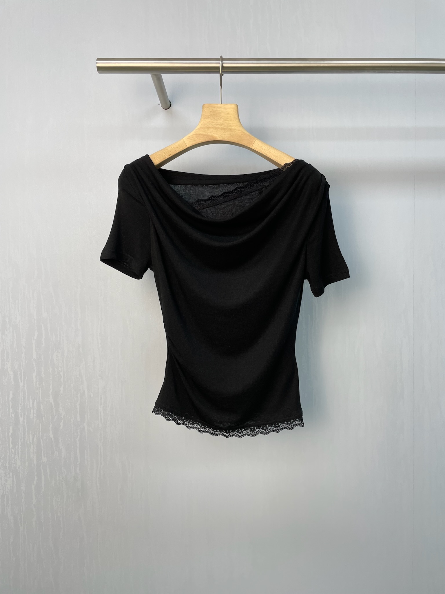 NO:448601,ORG Tiansi design mesh lace slim neck slim top pure erotic rotator sleeve T-shirt, pure erotic black T-shirt top was chased and asked, beautiful and aphasy. The top has a perfect balance of skin and design. The one-shoulder design perfectly reveals the collarbone and shoulder line. The little sexy grasps it, and inadvertently, it has a little lazy. The collar splicing design makes the whole dress feel instantly full. The collar sways gently when walking, and there is a different kind of agility and charm. The atmosphere of the date is directly full. The lace element is also super plus points. The delicate and delicate lace spreads along the neckline and cuffs, adding a hint of sweetness and tenderness, and collides with the cool black, and the sweet and spicy atmosphere is straight.  The pleated and the irregular short-sleeved design is also very ingenious. The pleated details can not only hide the worship of the meat, but also make the arms look thinner. Every move is stylish. It is slim but not tight, perfectly outlines the body curve, but it will not be uncomfortable. The belly is a bit fleshy and not afraid of it. It can cleverly hide the meat and make it look thinner. The fabric is skin-friendly and breathable. It will not be stuffy in summer. It is like being gently wrapped in clouds. It is very comfortable. Whether it is matched with jeans, short skirts or wide-leg pants, it can be easily controlled. It is paired with white shoes and baseball caps on a daily trip, which is casual and fashionable. When you go on a date at night, you can instantly become a goddess of temperament.  SML, high heels, skirts, jeans, T-shirt, tees, t-shirt, necklace, hats, alexander wang19860909ORG天丝设计感网纱蕾丝荡领显瘦上衣纯欲漏肩袖T恤,被追着问的纯欲黑色T恤上衣,美到失语,这件上衣肤度和设计感平衡得恰到好处,一字肩设计完美展露锁骨与肩线,小性感拿捏住了,不经意间还带着点小慵懒,荡领拼接的设计,让整件衣服的层次感瞬间拉满,走路的时候荡领轻轻晃动,有种别样的灵动与妩媚,约会穿氛围感直接拉满,蕾丝元素也超加分,细腻精致的蕾丝沿着领口和袖口蔓延,增添了一丝甜美与温柔,和黑色的酷飒碰撞,甜辣氛围直接拉满,不规则缩褶短袖设计也很有巧思,缩褶细节不仅能藏住拜拜肉,还显得胳膊线条更纤细,举手投足间都是风情,它修身却不紧绷,完美勾勒身材曲线,却又不会勒得难受,肚子上有点肉肉也不怕,能巧妙藏肉还显瘦.面料亲肤又透气,夏天穿完全不会闷热,贴身穿就像被云朵轻轻包裹着,舒适度超高,不管是搭配牛仔裤、短裙还是阔腿裤,它都能轻松驾驭,日常出街配双小白鞋和棒球帽,休闲又时髦,晚上约会换上高跟鞋和精致项链,瞬间变身气质女神. 码数SML,,high heels,skirts,jeans,T-shirt,tees，t-shirt,necklace,hats,alexander wang,Women's clothing