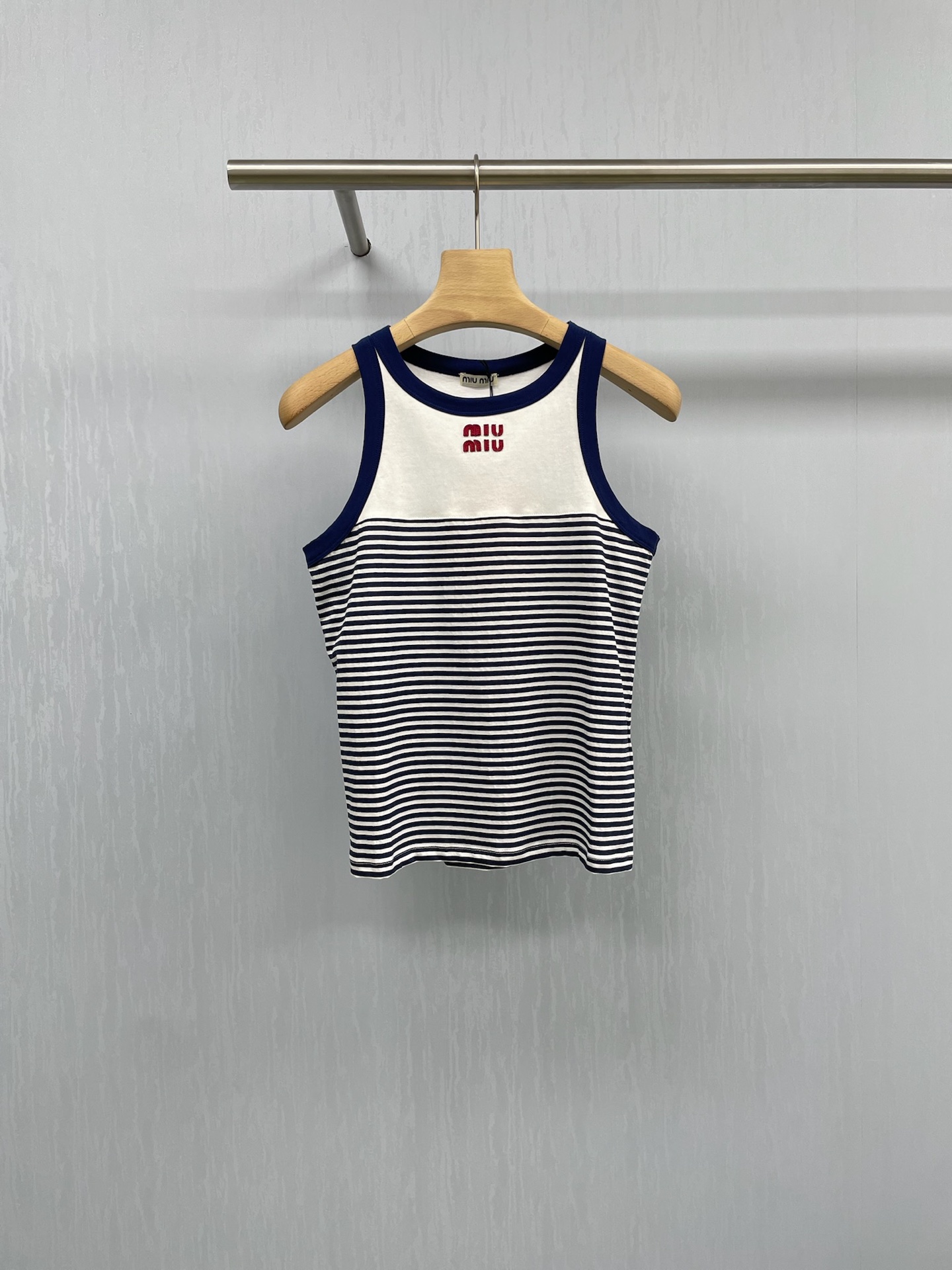 NO:449870,MiuMiu2025 striped splicing vest, summer stripe control | Simple and fashionable dressing rules. Baozi, summer outfits must be refreshing and beautiful. Striped vest is really a must-have item for summer wardrobe. This one is blue and white stripes, and the color matching is super harmonious, giving people a fresh and retro feeling. Moreover, the striped elements are really magical, visually super slim, easily hiding the flesh. The vest is sleeveless design, revealing the lines of the arm, cool and elegant. Its neckline is a round collar, just showing the collarbone, and paired with a simple golden necklace, which instantly fills the exquisiteness. This outfit is super suitable for daily outing and dates, comfortable and fashionable, and it will make a comedy with any shot. Baozi, please try the outfit of the striped vest to make this summer together.  SML, miumiu, necklace, alexander wang19860909MiuMiu2025条纹拼接背心,夏日条纹控｜简约又不失时髦的穿搭法则,宝子们,夏天的穿搭就是要清爽又好看呀,条纹背心真的是夏日衣橱必备单品,这件是蓝白相间的条纹,色彩搭配超和谐,给人一种清新又带点小复古的感觉.而且条纹元素真的很神奇,视觉上超级显瘦,轻松藏住肉肉,背心是无袖的设计,露出手臂线条,凉快又显气质,它的领口是圆领,恰到好处地展现出锁骨,再搭配一条简约的金色项链,瞬间精致感拉满,这种穿搭日常出街、约会都超合适,舒适又时髦,随便一拍都很出片,宝子们也快试试条纹背心的穿搭吧,一起美翻这个夏天. 码数SML,,miumiu,necklace,alexander wang,Women's clothing