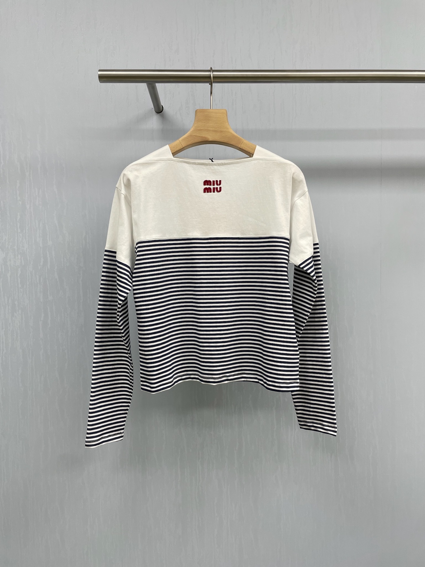 NO:449879,MiuMiu2025 new one-shoulder striped spliced ​​long-sleeved T-shirt, a striped long-sleeved one with a beautiful upper body. Who knows who wears this spliced ​​striped T-shirt, it looks so beautiful and has a design sense. The loose style is very friendly to the figure, the collar is not very big, it is very safe and doesn't have to worry about exposing it. The style you will fall in love with at a glance is simple but not losing vitality. The brand loho small letter embroidery on the chest adds a touch of playfulness, and the design of exposing the collarbone is even more sexy, suitable for those who like to show their personality in details. The length of the short-sleeved sleeves just covers the beef of the beef, which is super friendly to the slightly fat sisters. The blue stripes are classic and versatile. The casual pairing of jeans is in the style of an InS blogger, and the red stripes are eye-catching and eye-catching, instantly becoming the focus of the crowd. Wear alone lazy and casually, and the layering of small suspenders is full of layers, which can be easily grasped whether it is commuting or dating.  SML, miumiu, jeans, T-shirt, tees, t-shirt, alexander wang19860909MiuMiu2025新款一字肩条纹拼接长袖T恤,一件上身就绝美的条纹长袖,这件拼接条纹T,真的谁穿谁知道,太好看太有设计感了,宽松版型对身材很友好,领口地方开的不会很大,很有安全感也不用担心走光,看一眼就会爱上的款式,简约而不失活力,胸前品牌loho小字母刺绣,增添了一丝俏皮感,露锁骨的设计更是小露性感,适合那些喜欢在细节上展现个性的你,短袖长度刚好遮住拜拜肉,对微胖姐妹超友好,蓝条纹经典又百搭,随便搭条牛仔裤就是ins博主风,红条纹吸睛又亮眼,瞬间成为人群焦点,单穿慵懒随性,叠穿小吊带层次感拉满,无论是通勤还是约会都能轻松拿捏. 码数SML,,miumiu,jeans,T-shirt,tees，t-shirt,alexander wang,Women's clothing
