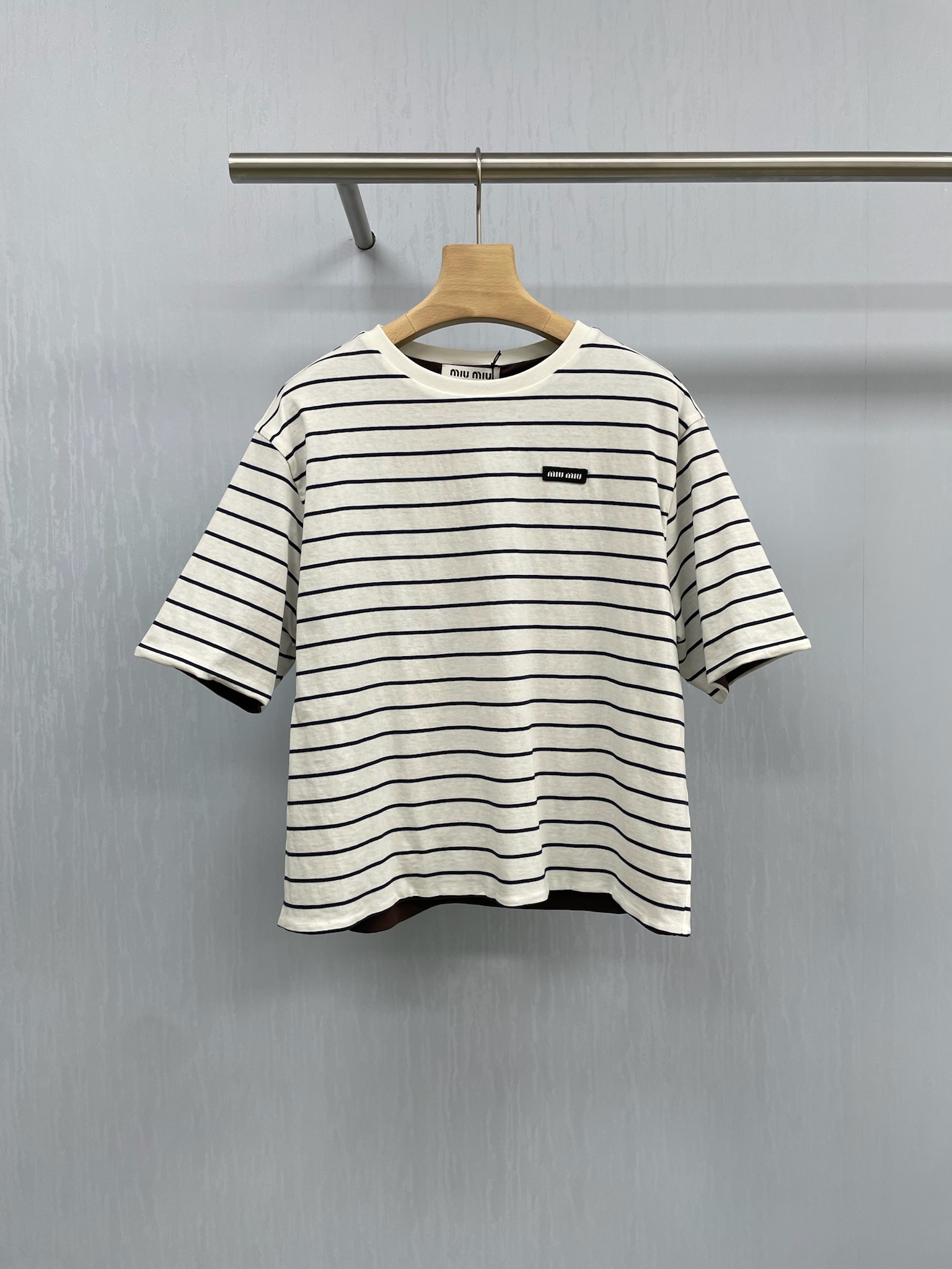 NO:449887,MiuMiu2025 new double-sided T-shirt fake 2-piece set, this striped double-sided T-shirt is recommended, with a large design, the sleeves are designed as 5-point sleeves, and you can also roll it up to reveal the color of the other side. The brown color on the back is also good, it is really suitable for summer wear. The pure cotton fabric is soft and glutinous, with good breathability, and will not sweat all day long. The striped splicing design is very design-like, the front shoulder style looks slim and not picky, and it looks super good with a skirt or straight pants. It can be easily controlled when commuting or going shopping. Lazy outfits are taken away directly. SML,,miumiu, skirts,tees, t-shirt,alexander wang19860909MiuMiu2025新款双面穿T恤假2件套,这件条纹双面穿T恤推荐,偏大设计,袖子设计成5分袖,也可以挽上去把另一面的颜色露出来,反面咖啡色也好看,真的太适合夏天穿啦,纯棉面料软软糯糯的,透气性很好,穿一整天都不会闷汗,条纹拼接设计很有设计感,正肩版型显瘦又不挑人,搭配半裙或者直筒裤都超好看,通勤或者出门逛街都能轻松驾驭,懒人穿搭直接拿走. 码数SML,,miumiu,skirts,tees，t-shirt,alexander wang,Women's clothing