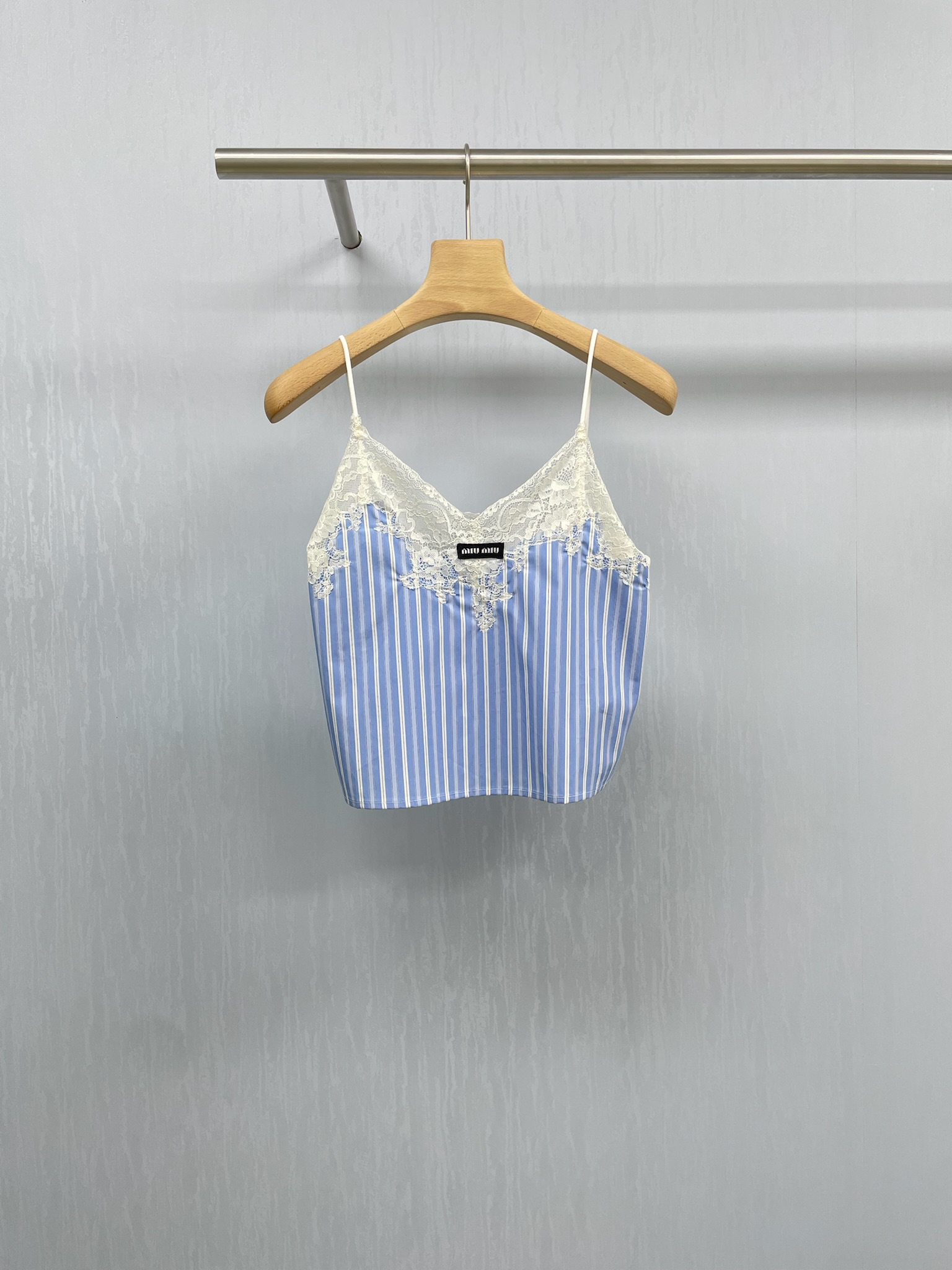 NO:449858,MiuMiu2025 new lace spliced ​​striped suspender top, the charm of striped suspender, summer fashion darling - striped suspender, you deserve it, the arrangement of vertical stripes shows a unique sense of fashion, the style of suspenders highlights the elegant shoulder lines, it is a must-have item in a summer wardrobe. Whether it is casual or fashionable, you can easily hold it, wear it, feel the summer breeze, enjoy the confidence brought by fashion, the soft fabric makes you comfortable and comfortable in every moment of summer, the small hollow on the chest hides a trick, the loose and large sway comes with a lazy filter, beige wide-leg pants, step on a pair of sandals, grab this magazine, and walk with a sense of leisure, like 'lying freely' on your body, commuting and shopping switching without pressure, focusing on a loose welding to daily life.  SML, miumiu, sandals, alexander wang19860909MiuMiu2025新款蕾丝拼接条纹吊带上衣,条纹吊带的魅力,夏日时尚宠儿 —— 条纹吊带,你值得拥有,竖条纹的排列,展现出独特的时尚感,吊带的款式,凸显出优雅的肩部线条 ,它是夏日衣橱里的必备单品,无论是休闲还是时尚场合,都能轻松 hold 住,穿上它,感受夏日的微风,享受时尚带来的自信,面料柔软,让你在夏日的每一刻都舒适自在,胸口小镂空藏着小心机,宽松大摆自带慵懒滤镜,配条米白阔腿裤,踩双凉鞋,抓本杂志,走路都带风的闲适感,像把 “躺平自由” 穿在了身上, 通勤逛街切换无压力,主打一个把松弛焊在日常. 码数SML,,miumiu,sandals,alexander wang,Women's clothing