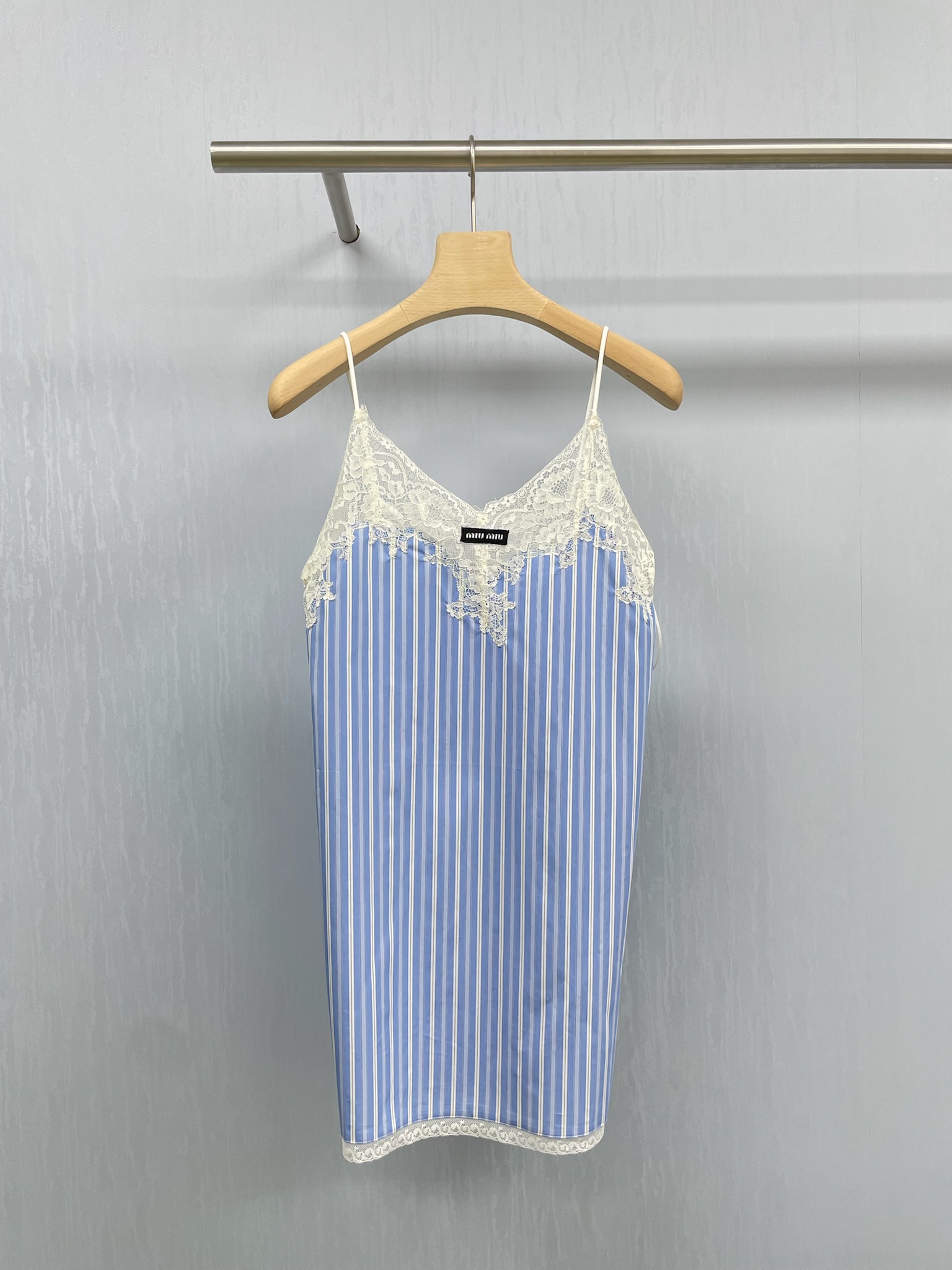 NO:449864,MiuMiu2025 spring and summer new lace spliced ​​dress, full of fresh summer atmosphere, French striped printed dress, a must-have for summer wardrobe, this dress adopts a French gentle design style, striped printed patterns make the overall look more fashionable and retro, and the suspender design makes the skirt more sexy and charming, and it is also convenient to adjust the length and tightness of the skirt. The lace spliced ​​design makes the whole skirt look more three-dimensional and sexy, and can also show the curvaceous beauty of women. A  The thigh skirt shape can well modify the lines of the thighs and buttocks, making the figure look more symmetrical and elegant. This dress is suitable for summer wear. The fabric is light and breathable, and is very suitable for hot weather. Whether it is going out on the street, attending parties, vacations, etc., it can show the elegance and charm of women. In terms of matching, you can match it with a pair of sandals or high heels and choose simple accessories to make the dress the highlight of the overall look. It is not only fashionable and beautiful, but also shows the elegance and charm of women.  SML, miumiu, sandals, high heels, skirts, alexander wang19860909MiuMiu2025春夏新款蕾丝拼接连衣裙,夏日清新氛围感拉满,法式条纹印花连衣裙,夏日衣橱必备,这条连衣裙采用了法式温柔风的设计风格,条纹印花图案让整体看起来更加时尚和复古,吊带设计使得裙子更加性感和迷人,同时也方便调整裙子的长度和松紧度,蕾丝拼接的设计让整个裙子看起来更加立体和性感,同时也能够展现出女性的曲线美,A字裙型则能很好地修饰大腿和臀部的线条,让身材看起来更加匀称和优雅,这条连衣裙适合夏季的穿着,面料轻薄透气,非常适合炎热的天气,无论是日常出街还是参加派对,度假等场合,都能够展现出女性的优雅和迷人,搭配方面,可以搭配一双凉鞋或高跟鞋,选择简约的配饰,让连衣裙成为整体造型的亮点,不仅时尚美观,还能够展现出女性的优雅和迷人. 码数SML,,miumiu,sandals,high heels,skirts,alexander wang,Women's clothing