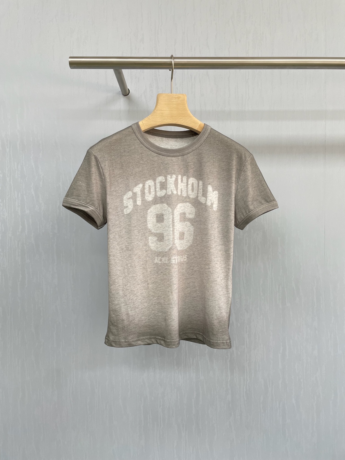 NO:449955,Acne Studios 2025 new slim fit T-shirt No. 96 this summer, it will not be hot anymore but hot. Ac1996 series has finally released a small version of tee. The slim and shoulder version loves this style the most in summer, and looks very good in body proportions. This T-shirt is directly spicy to my heart. When I see this American hot girl tie-dye T-shirt, I am fucked crazy. The real shot is even better than the online picture. I instantly turn into a hot girl’s ceiling when I wear it. I grasp the American retro street feeling and put it on the heavier work letters.  , The design is directly full, the gradient tie-dye color matching is super eye-catching, like wearing the afterglow of the sunset on your body, the old letter print has a strong three-dimensional feeling, the details are just right, lazy and unrestrained, and each place says 'Sister Slay' is written with straight shoulders, the short cut reveals a slim waist, paired with high-waist pants and short skirts, the legs are two meters long, the hot girl's atmosphere directly overflows the screen, the fabric is super textured, not the soft material, it is crisp, stylish and breathable, and it is cool and cool to wear in summer, music festivals, street explosions, and photo shoots, real photos can be played directly, and sisters believe me, this piece is really closed and not step on the thunder. SML, acne studios, dior, skirts, tees, t-shirt, alexander wang19860909Acne Studios2025新款96号修身T恤,这个夏天不会再热了而是辣了,Ac1996系终于出小版tee啦,修身正肩版夏天最爱这种版型,显得身材比例超好的,这件T恤直接辣到我心巴上,看到这件美式辣妹扎染T恤的瞬间直接疯狂心动,实拍比网图还绝,穿上秒变辣妹天花板,一整个拿捏住美式复古街头感,扎加重工字母 ,设计感直接拉满,渐变扎染配色超吸睛,像把落日余晖穿在身上,做旧字母印花立体感超强,细节恰到好处,慵懒又不羁,每一处都写着“姐超slay”正肩版型超显直角肩,短款剪裁露出小蛮腰,搭配高腰裤、短裙直接腿长两米八,辣妹氛围感直接溢出屏幕,面料超有质感 ,不是那种软塌塌的材质,挺括有型还透气,夏天穿又飒又清凉,音乐节、炸街、拍照出片率,实拍图直出生图能打,姐妹们信我,这件真的闭眼入不踩雷. 码数SML,,acne studios,dior,skirts,tees，t-shirt,alexander wang,Women's clothing