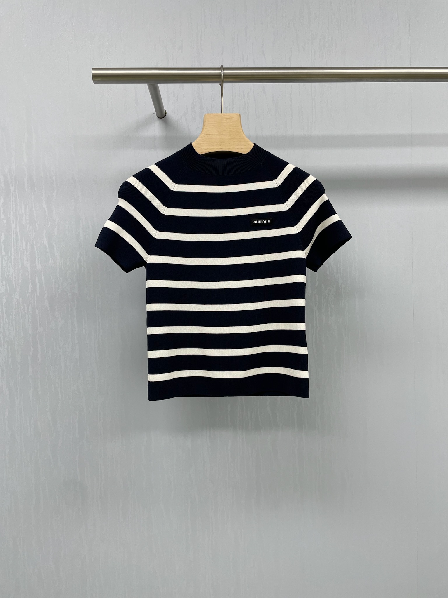 NO:449874,MiuMiu25 new knitted half-high neck striped short-sleeved top, the baby boys are here in summer, and it is time to wear new clothes beautifully again. The design of this half-high neck is really wonderful, just right to modify the neck lines, showing temperament and quietly hiding the neck lines. The blue and white stripes are classic and versatile, and you won’t make mistakes no matter how you wear it. The short-sleeved style reveals the slender arms, which is cool and fashionable, and it is a slim fit style, which easily outlines the body curve, and has the first-class slim effect. Whoever wears it is  The short design is also very considerate. When paired with high-waisted pants or skirts, the legs are directly extended. A small person can also have a long-legged look. The fabric is soft and glutinous. It is super comfortable to wear with close body and not stubborn at all. It is also breathable. It will not be stuffy in summer and will not stick to your body when you sweat. It is full of comfort. Whether it is paired with black wide-leg pants to create a simple and atmospheric commuting style or a denim short skirt to create a youthful and lively casual feeling, it can be perfectly adapted. With some exquisite necklaces, earrings and other accessories, the fashion sense is doubled. Don’t hesitate, this sweater really does not lose money. Buy it quickly and make it beautiful this summer. SML, miumiu, skirts, T-shirts, earrings, necklace, alexander wang19860909MiuMiu25新款针织半高领条纹短袖上衣,宝子们夏天到啦,又到了美美穿新衣服的季节,这款半高领的设计真的太妙了,恰到好处地修饰颈部线条,显气质又能悄咪咪藏住颈纹,蓝白条纹经典又百搭,怎么穿都不会出错,短袖的款式,露出纤细的手臂,清凉又时尚,而且它是修身的版型,轻松勾勒出身材曲线,显瘦效果一流,谁穿谁是 “纸片人”,短款的设计也很贴心,搭配高腰裤或裙子,直接拉长腿部比例,小个子也能拥有大长腿既视感,面料软软糯糯的,贴身穿超级舒服,一点也不扎人,而且透气性很好,夏天穿完全不会闷热,出汗也不会黏在身上,舒适度拉满,无论是搭配黑色阔腿裤,打造简约大气的通勤风,还是配上牛仔短裙,营造青春活泼的休闲感,它都能完美适配,再加上一些精致的项链、耳环等配饰点缀,时尚感直接翻倍,宝子们别犹豫啦,这款针织衫真的入股不亏,赶紧入手,让你在这个夏天美到飞起. 码数SML,,miumiu,skirts,T-shirt,earrings,necklace,alexander wang,Women's clothing