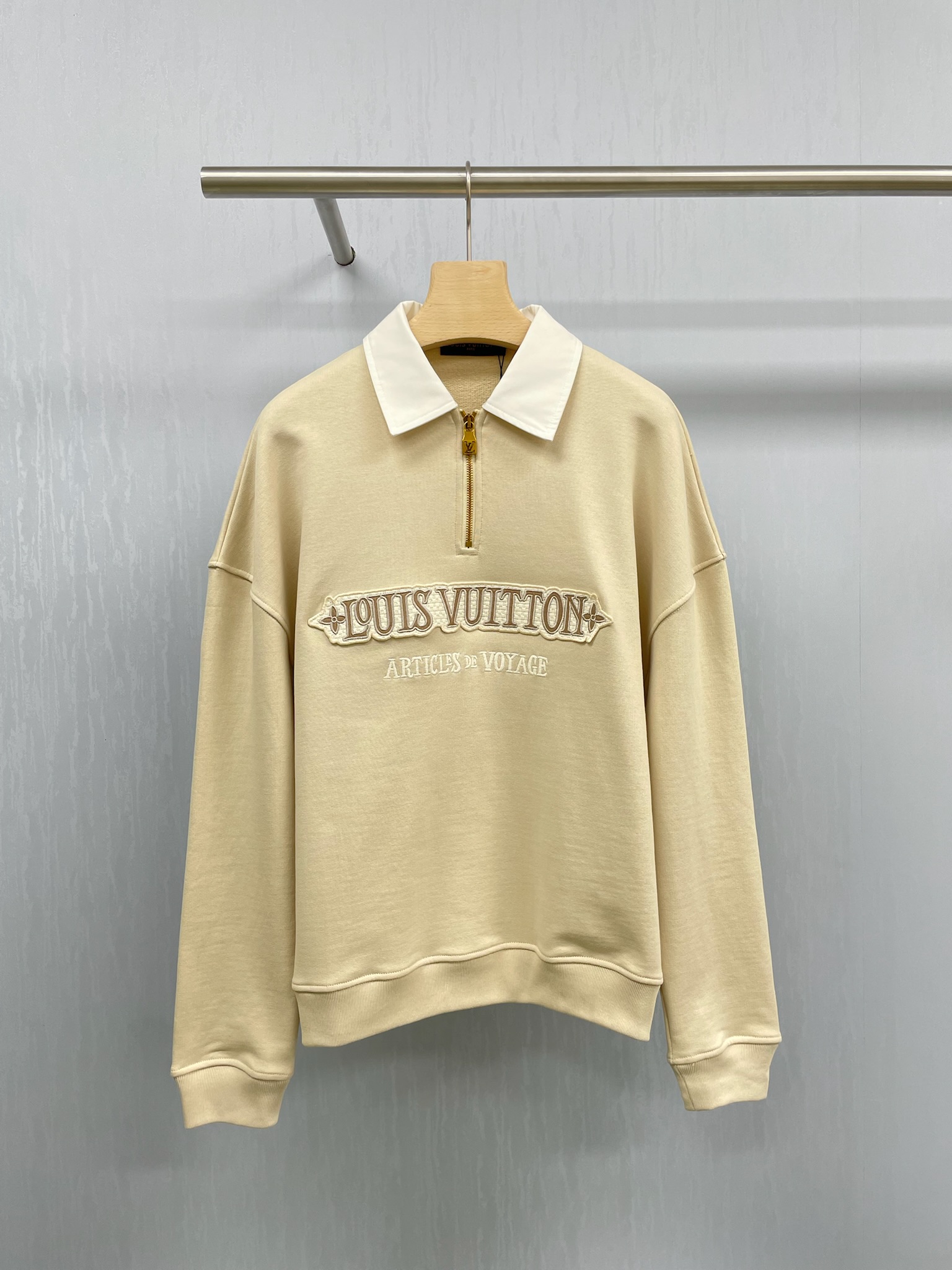 NO:449925,LV2025 autumn and winter new style old Qianfeng Gaoke heavy lapel semi-zipper sweatshirt, autumn has arrived again as the home court of the sweatshirt, with low-key luxury as the core, reshaping the minimalist aesthetics of autumn and winter. Gaoke heavy lapel sweatshirt perfectly combines retro genes and modern craftsmanship, becoming the soul item of old Qian style outfits, combining cotton and viscose material, taking into account clarity and soft touch, anti-wrinkle and wear-resistant and not easy to pill, close-fitting wear is also as comfortable as a cloud, simple and versatile, casual and a bit lazy, paired with loose green jeans, instantly highlights the overall look, full of high-end feel, and then step on a pair of sneakers and baseball caps of the same color, details show the matching skills. SML,, louis vuitton, sneakers, hoodie, sweatshirts, jeans, hats, alexander  wang19860909LV2025秋冬新款老钱风高克重翻领半拉链卫衣,秋天到了又到了卫衣的主场,以低调奢华为内核,重塑秋冬极简美学,高克重翻领卫衣将复古基因与现代工艺完美融合,成为老钱风穿搭的灵魂单品,融合棉与粘纤材质,兼顾挺括性与柔软触感,抗皱耐磨且不易起球,贴身穿戴亦如云朵般舒适,简约又百搭,随性中带着几分慵懒,搭配上一条宽松的绿色牛仔裤,瞬间让整体造型有了亮点,高级感拉满,再踩上一双同色系的运动鞋和棒球帽,细节之处尽显搭配功底. 码数SML,,louis vuitton,sneakers,hoodie,sweatshirts,jeans,hats,alexander wang,Women's clothing