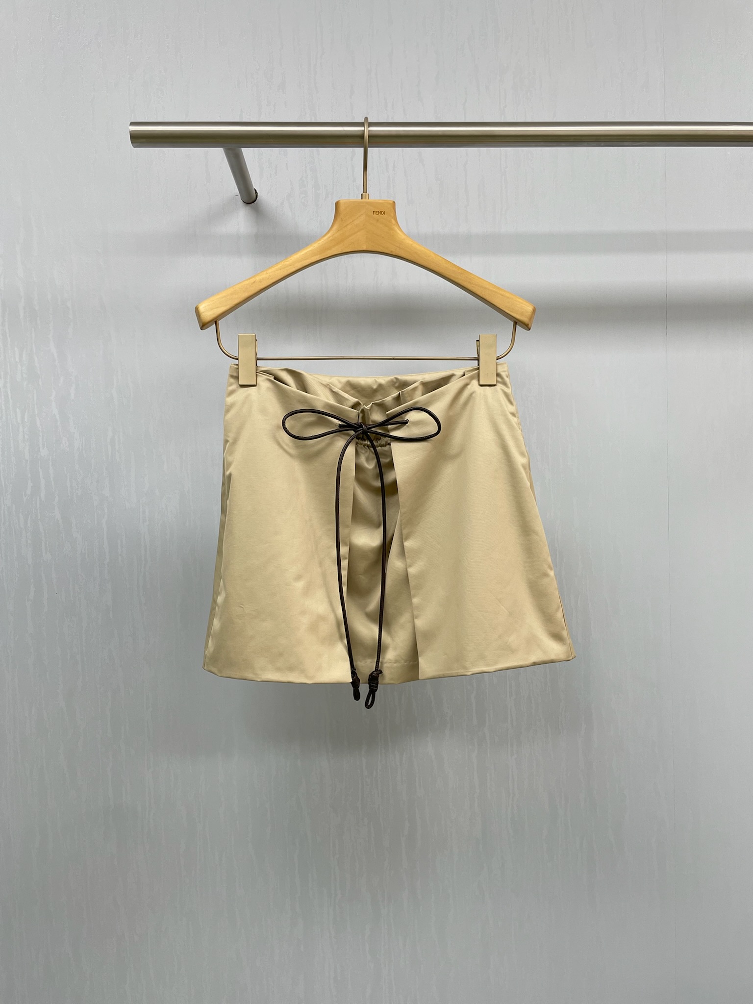 NO:449935,LOEWE women's mulberry silk spliced ​​cotton side zipper mid-waist skirt, hip-pack drawstring skirt, slimming and not picking on the figure. This hip-pack drawstring skirt really makes 'slimming' and 'design sense' understand - two thin drawstrings drop down from a high waistline, and can tighten the waistline by just pulling it. The belly is invisible for a second, and the side drawstring will naturally sway when walking with the wind. It will sway gently, lazy and exquisite, more agile than ordinary hip-pack skirts. The hem of the skirt is short in front and long behind, and the thighs are hidden.  The lines of the calf are infinitely lengthened, and the brown fabric is crisp and drooping. It is not tight when sitting or walking without getting stuck. The pear-shaped apple shape can be worn to create a paper-like effect, highlighting the graceful curves of the figure. It can seamlessly switch from eight in the morning to date, and the suspender shirt in the wardrobe can be revitalized. The most surprising thing is that the fabric is not stuffy and there is no sweat stains all over the summer. The brown color is indeed a classic that never goes wrong, but the details of this line really make the basic style high-end. It is recommended that all sisters who want to look thin but don’t want to be rigid locked directly.  SML, loewe, loewe, skirts, shirts, alexander wang19860909LOEWE罗意威女桑蚕丝拼接棉侧面拉链中腰半身裙,包臀抽绳半身裙,显瘦不挑身材,这条包臀抽绳裙真的把「显瘦」和「设计感」玩明白了——高腰线下坠两条细抽绳,随手一拉就能收紧腰线,小肚子一秒隐形,侧边抽绳自然垂落,走路带风时还会轻轻晃动,慵懒又不失精致,比普通包臀裙多了份灵动感,裙摆前短后长微微展开,大腿肉肉全藏住,小腿线条却无限拉长,咖色面料挺括又垂坠,坐下不紧绷、走路不卡裆,梨形苹果型都能穿出纸片人效果,凸显身材妙曼曲线,从早八到约会无缝切换,可以把衣柜里的吊带衬衫全被盘活了,最惊喜的是面料完全不闷热,夏天穿一整天也没汗渍,咖色果然是永不出错的经典,但这条的细节真的让基础款变得高级,建议所有想显瘦又不想死板的姐妹直接锁死. 码数SML,,loewe,loewe,skirts,shirts,alexander wang,Women's clothing