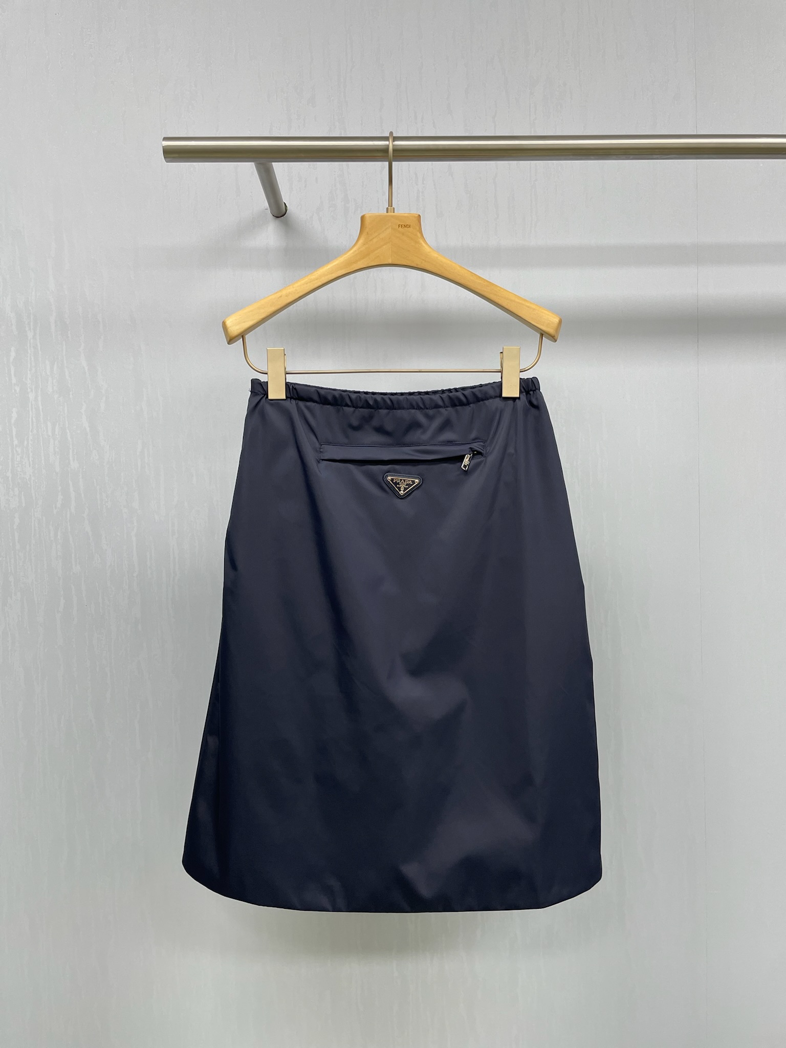 NO:449943,Prada's latest high-end nylon skirt is very beautiful, with a lightweight Re-nylon recycled nylon series, technological details and soft lines encounter and versatile A-line skirt, which is not stingy with materials to present a large skirt apron, and nylon also needs to be washed to make a garment. The upper body is super beautiful, and the lines on both sides of the y will also be pleated, which is inevitable, not quality questions, and the style is not good to pick the figure and commute without worries. It is especially suitable for pear-shaped figures. Because the material is light and thin, it will not show a fluffy effect, and you don't worry about looking fat. The elastic waist has no sense of restraint. It can reflect the advantages of the style, whether static or dynamic, it will surprise the four seats when you rise in the wind, and you will show a confident and calm aura while walking. SML, prada, skirts, alexander wang19860909Prada早秋最新款高人尼龙半裙,上身太绝了,轻质地Re-nylon再生尼龙系列,科技细节与柔美线条邂逅与百搭的A字半身裙,毫不吝啬的用料才能呈现超大裙围,尼龙也需要洗水后才能制成衣,上身超级好看,原样y两侧也会压线也会起褶,避免不了、不是质量问提,风格搭配上不挑身材通勤无忧,尤其适合梨形身材,因为材质轻薄所以不会出现蓬松效果,更不担心显胖,松紧腰头没有束缚感,不管静态还是动态都能体现版型优势,没有花里胡哨,随风扬起都会惊艳四座,行走间更是流露自信从容的气场. 码数SML,,prada,skirts,alexander wang,Women's clothing