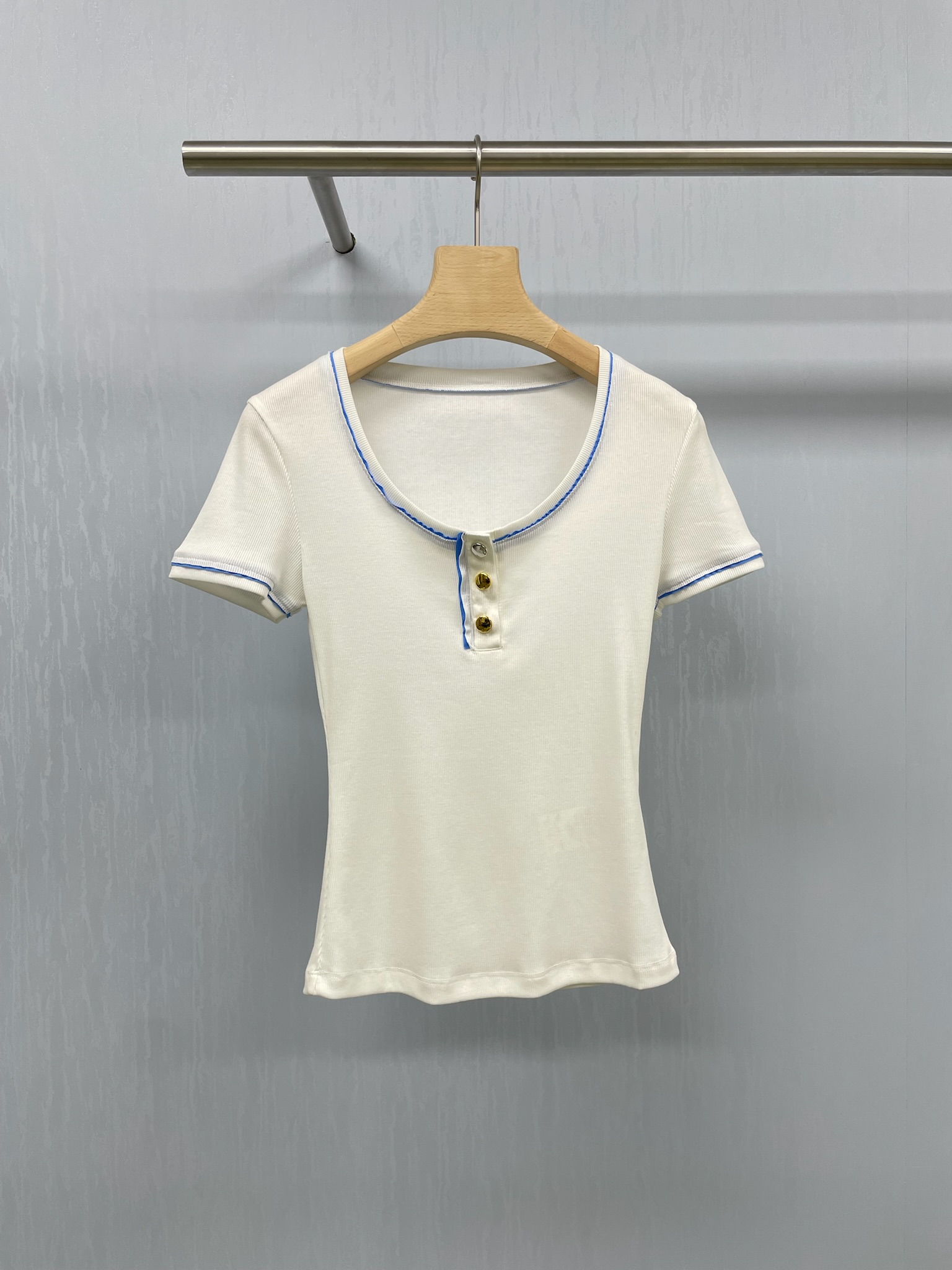 NO:449965,Concise White 2025 spring and summer new short-sleeved T-shirt gold button color-blocked top, Henry shirt is my comfort zone, slim king gets the charm of old money lulu style Henry shirt, looks ordinary, can't afford to wear, super invincible and easy to wear cleanfit girls, gold button round neck design, can be unbuttoned and becomes a small V-neck, different dressing styles can be switched at will, upper body is soft and skin-friendly, vertical pit thread has a texture, slim UP, front shoulder style and fish bone line design, upper body makes the back thinner, adds the feeling of paper people, modify body curve, 3 colors can be selected for commuting, never tired of wearing, and is also hard controlled by Henry shirt in summer. SML, T-shirt,tees, t-shirt,alexander wang19860909Concise White 2025春夏新款短袖T恤金扣拼色设计上衣,亨利衫就是我的舒适区,显瘦王者get到老钱lulu风亨利衫的魅力,看着平平无奇 穿上高攀不起,超级无敌好穿 cleanfit女孩的最佳选择,金色系纽扣圆领设计,可解开纽扣变成小V领穿着,不同穿衣风格随意切换,上身柔软亲肤,竖坑条螺纹自带肌理感,显瘦度UP,正肩版型加后背鱼骨线形设计,上身更显背薄,增添纸片人的感觉,修饰身材曲线,3色可选通勤绝杀,百穿不厌,夏日也被亨利衫硬控了. 码数SML,,T-shirt,tees，t-shirt,alexander wang,Women's clothing