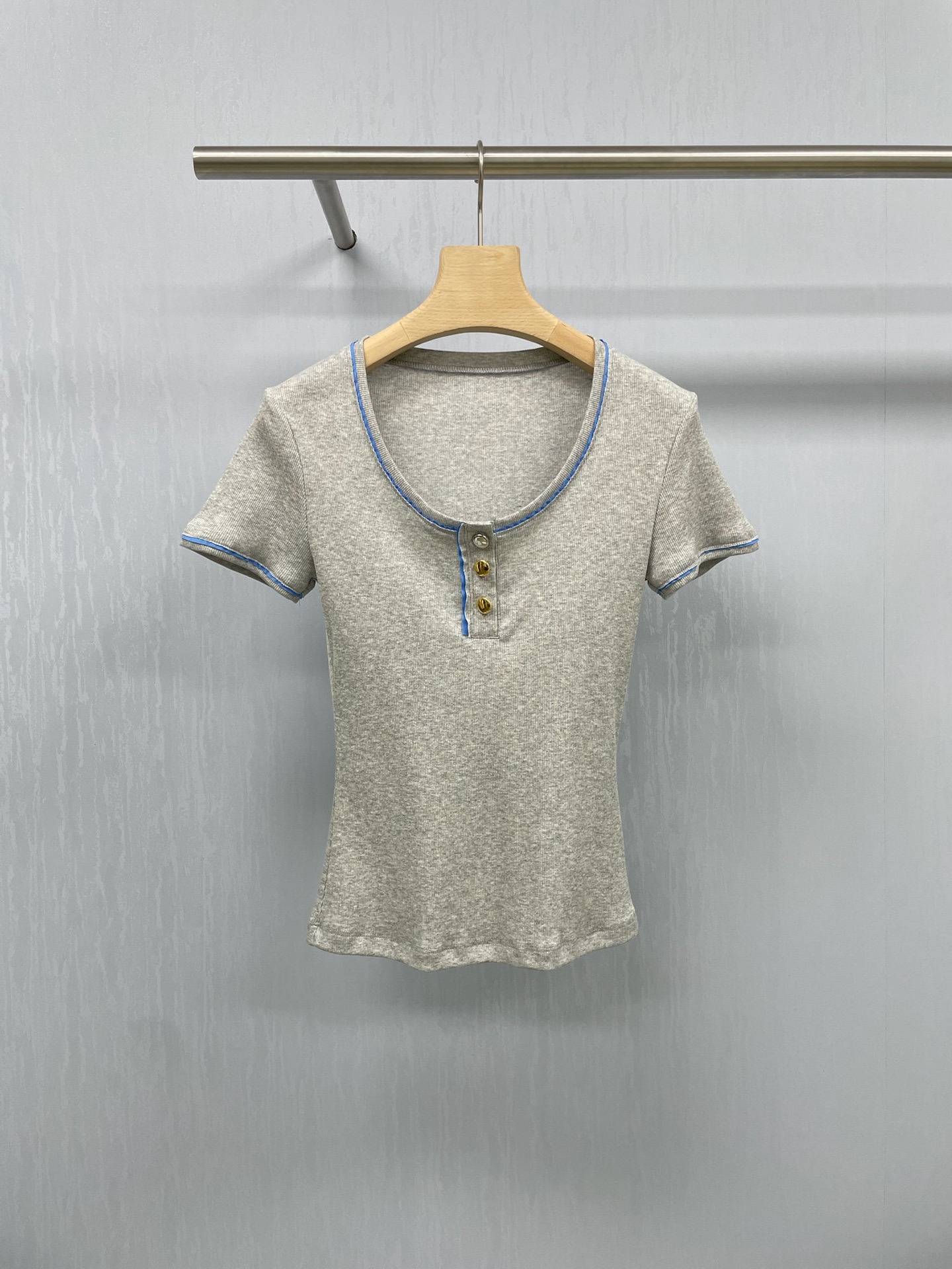 NO:449936,Concise White 2025 spring and summer new short-sleeved T-shirt gold button color-blocked top, Henry shirt is my comfort zone, slim king gets the charm of old money lulu style Henry shirt, looks ordinary, can't afford to wear, super invincible and easy to wear cleanfit girls, gold button round neck design, can be unbuttoned and becomes a small V-neck, different dressing styles can be switched at will, upper body is soft and skin-friendly, vertical pit thread has a texture, slim UP, front shoulder style and fish bone line design, upper body makes the back thinner, adds the feeling of paper people, modify body curve, 3 colors can be selected for commuting, never tired of wearing, and is also hard controlled by Henry shirt in summer. SML, T-shirt,tees, t-shirt,alexander wang19860909Concise White 2025春夏新款短袖T恤金扣拼色设计上衣,亨利衫就是我的舒适区,显瘦王者get到老钱lulu风亨利衫的魅力,看着平平无奇 穿上高攀不起,超级无敌好穿 cleanfit女孩的最佳选择,金色系纽扣圆领设计,可解开纽扣变成小V领穿着,不同穿衣风格随意切换,上身柔软亲肤,竖坑条螺纹自带肌理感,显瘦度UP,正肩版型加后背鱼骨线形设计,上身更显背薄,增添纸片人的感觉,修饰身材曲线,3色可选通勤绝杀,百穿不厌,夏日也被亨利衫硬控了. 码数SML,,T-shirt,tees，t-shirt,alexander wang,Women's clothing
