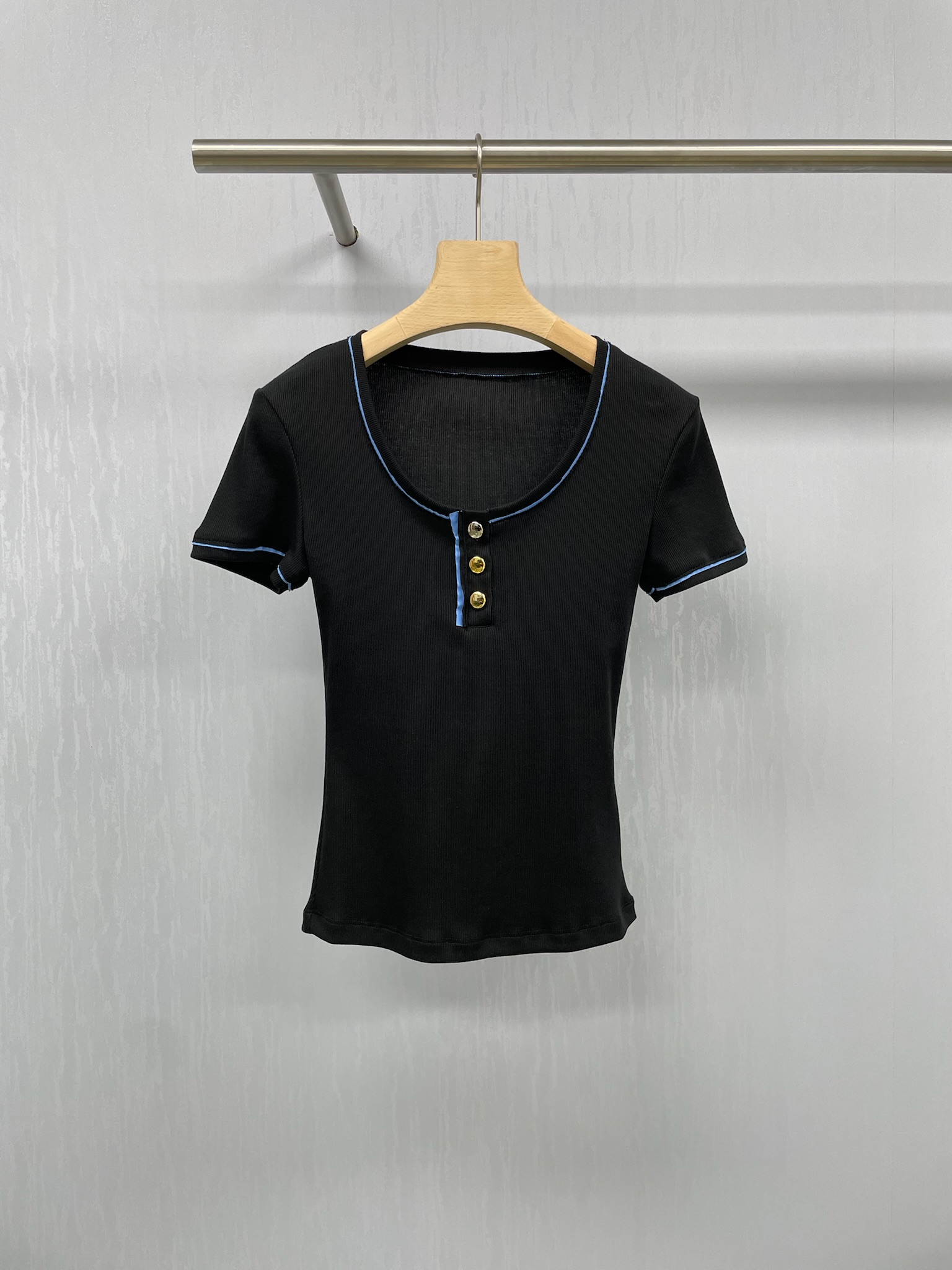 NO:449927,Concise White 2025 spring and summer new short-sleeved T-shirt gold button color-blocked top, Henry shirt is my comfort zone, slim king gets the charm of old money lulu style Henry shirt, looks ordinary, can't afford to wear, super invincible and easy to wear cleanfit girls, gold button round neck design, can be unbuttoned and becomes a small V-neck, different dressing styles can be switched at will, upper body is soft and skin-friendly, vertical pit thread has a texture, slim UP, front shoulder style and fish bone line design, upper body makes the back thinner, adds the feeling of paper people, modify body curve, 3 colors can be selected for commuting, never tired of wearing, and is also hard controlled by Henry shirt in summer. SML, T-shirt,tees, t-shirt,alexander wang19860909Concise White 2025春夏新款短袖T恤金扣拼色设计上衣,亨利衫就是我的舒适区,显瘦王者get到老钱lulu风亨利衫的魅力,看着平平无奇 穿上高攀不起,超级无敌好穿 cleanfit女孩的最佳选择,金色系纽扣圆领设计,可解开纽扣变成小V领穿着,不同穿衣风格随意切换,上身柔软亲肤,竖坑条螺纹自带肌理感,显瘦度UP,正肩版型加后背鱼骨线形设计,上身更显背薄,增添纸片人的感觉,修饰身材曲线,3色可选通勤绝杀,百穿不厌,夏日也被亨利衫硬控了. 码数SML,,T-shirt,tees，t-shirt,alexander wang,Women's clothing