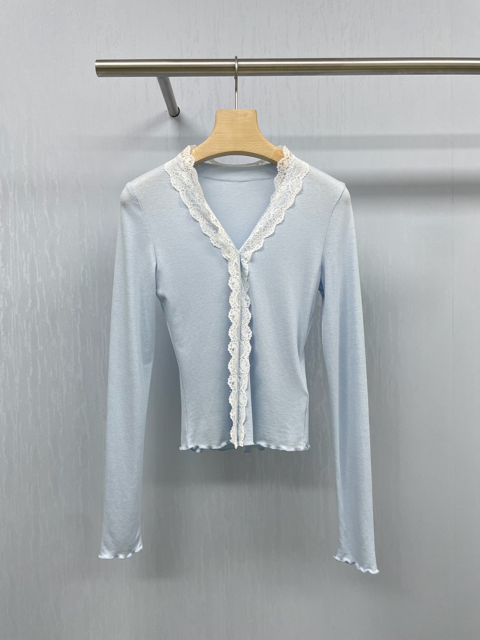 NO:449939,THE niche brand Sinanfa skin-friendly and comfortable knitted cardigan top, girlish sky blue lace cardigan, Korean girl-like mysterious weapon, super versatile, sky blue is really huge and white, calm and gentle colors, lace edge splicing design is amazing, white lace inner and suspender vest, which is more vivid under the blue background, adding a bit of youthful vitality to such a spring. Paired with a hollow hook flower skirt, the delicateness of the hook flower and the depth of the hidden blue are intertwined, as if it is the most harmonious palette of nature, easily wearing it to create a high-end fashion sense, a true Korean drama heroine, a piece that makes people shine, and a slightly fat girl can also control it very well. It has a texture and a design outfit, clean and refreshing, so people like it very much. SML, skirts, alexander wang19860909THE 小众品牌司南法亲肤舒适针织开衫上衣,少女感天蓝色蕾丝开衫,韩系少女感神秘武器,超级百搭,天蓝色真的巨巨巨显白呀,沉稳而温柔的色彩,蕾丝边的拼接设计感绝了,内搭白色蕾丝内搭吊带背心,蓝底色下更显鲜明,为这么春意增添了几分青春活力,搭配镂空钩花半身裙,钩花的细腻与藏蓝的深邃交织在一起,仿佛是大自然最和谐的调色盘,轻松穿出高级时尚感,妥妥的韩剧女主角,让人眼前一亮,微胖美眉也能很好驾驭的一件,好有质感,好有设计感的一套穿搭,干干净净,清清爽爽的让人好喜欢. 码数SML,,skirts,alexander wang,Women's clothing