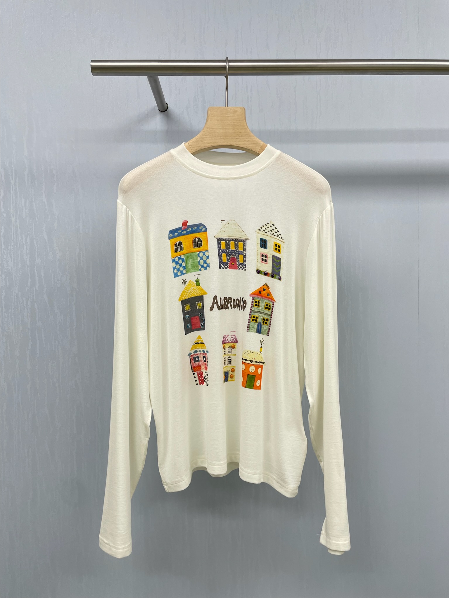 NO:449951,AUBRUINO designer brand small house long-sleeved T-shirt sunscreen shirt, cute crit-hit fufu's small house T-shirt is so amazing, who knows this small house T-shirt, so cute that I want to weld it on my body, soft milky white fabric, so comfortable to wear in summer, colorful small house patterns are childlike and healing, paired with khaki short skirt, casual and sweet, a whole fresh and relaxed summer atmosphere, standing in the room to take photos, I feel like I came from a fairy tale town, this cute and daily outfit is super suitable for going out and staying at home, are there any sisters like me, and are you not resistant to the cute Tee of this milk fufu? SML, skirts, tees, t-shirt, alexander wang19860909AUBRUINO设计师品牌小房子长袖T恤防晒衫,可爱暴击奶fufu的小房子T恤太绝啦,谁懂这件小房子T恤,可爱到我想焊在身上,软乎乎的奶白色面料,夏天穿好舒服,彩色小房子图案童趣又治愈,配卡其色短裙,随性中带点甜,一整个清新又松弛的夏日氛围,站在房间里拍照,感觉自己像从童话小镇来的,这种可爱又日常的穿搭 出街、宅家都超合适,有没有姐妹和我一样,对这种奶fufu的可爱 Tee 毫无抵抗力呀. 码数SML,,skirts,tees，t-shirt,alexander wang,Women's clothing