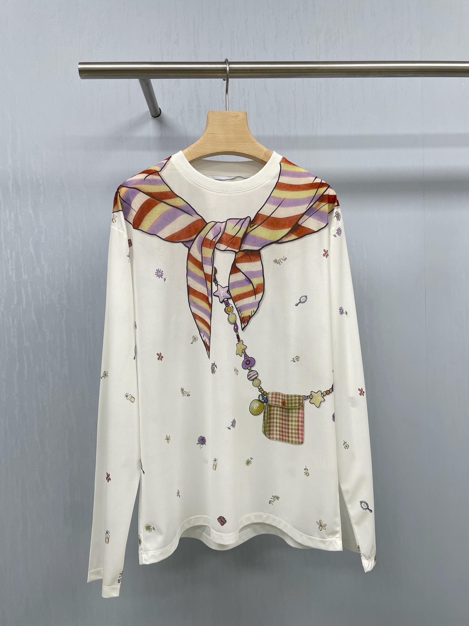 NO:449972,Reveal sense '2D' three-dimensional printed blouse, purple and red printed bow-tie graffiti blouse is so compatible. The treasures recently developed this lazy letter printed top blouse. The blue and red graffiti are so compatible, it looks so white. I fell in love with this thin sunscreen blouse at a glance. It is simply a 'good of lazy people'. The fabric is breathable and flying, like being gently wrapped by clouds. The hazy mesh design is very tricky, and it is also very atmosphere in daily wear. The loose style covers the flesh and makes you look slim. The off-shoulder design is sweet and spicy. It doesn't pick on the figure at all. It's very suitable for daily commuting or going shopping. It looks good with skirts and pants, and it is sun protection and versatile. SML, skirts, alexander wang19860909reveal sense “二次元”立体印花罩衫,紫色跟红色印花蝴蝶结涂鸦罩衫简直太配啦,宝子们,最近开发了这件慵懒风字母印花上衣罩衫,蓝色跟红色涂鸦简直太配啦真的超显白,一眼过去就爱上了这件薄款防晒罩衫,它简直是“懒人福音”,面料透气到飞起,像被云朵轻轻裹住一样,朦胧感网纱设计很小心机,日常穿也超有氛围感,宽松版型遮肉显瘦,露肩设计甜辣感十足,完全不挑身材,随手一搭就很出片,日常通勤或者出门逛街都超合适,搭配裙子裤子都很好看,防晒又百搭. 码数SML,,skirts,alexander wang,Women's clothing