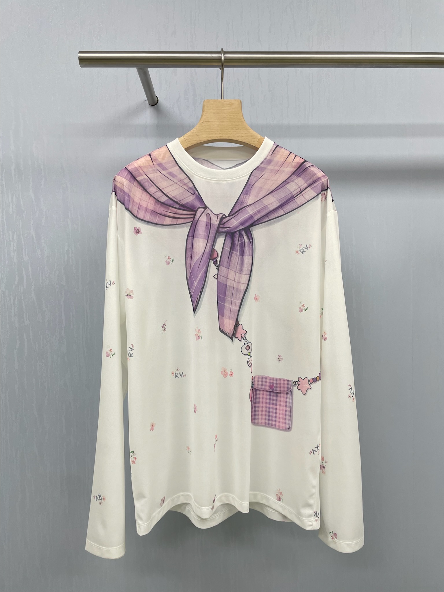 NO:449933,Reveal sense '2D' three-dimensional printed blouse, purple and red printed bow-tie graffiti blouse is so compatible. The treasures recently developed this lazy letter printed top blouse. The blue and red graffiti are so compatible, it looks so white. I fell in love with this thin sunscreen blouse at a glance. It is simply a 'good of lazy people'. The fabric is breathable and flying, like being gently wrapped by clouds. The hazy mesh design is very tricky, and it is also very atmosphere in daily wear. The loose style covers the flesh and makes you look slim. The off-shoulder design is sweet and spicy. It doesn't pick on the figure at all. It's very suitable for daily commuting or going shopping. It looks good with skirts and pants, and it is sun protection and versatile. SML, skirts, alexander wang19860909reveal sense “二次元”立体印花罩衫,紫色跟红色印花蝴蝶结涂鸦罩衫简直太配啦,宝子们,最近开发了这件慵懒风字母印花上衣罩衫,蓝色跟红色涂鸦简直太配啦真的超显白,一眼过去就爱上了这件薄款防晒罩衫,它简直是“懒人福音”,面料透气到飞起,像被云朵轻轻裹住一样,朦胧感网纱设计很小心机,日常穿也超有氛围感,宽松版型遮肉显瘦,露肩设计甜辣感十足,完全不挑身材,随手一搭就很出片,日常通勤或者出门逛街都超合适,搭配裙子裤子都很好看,防晒又百搭. 码数SML,,skirts,alexander wang,Women's clothing