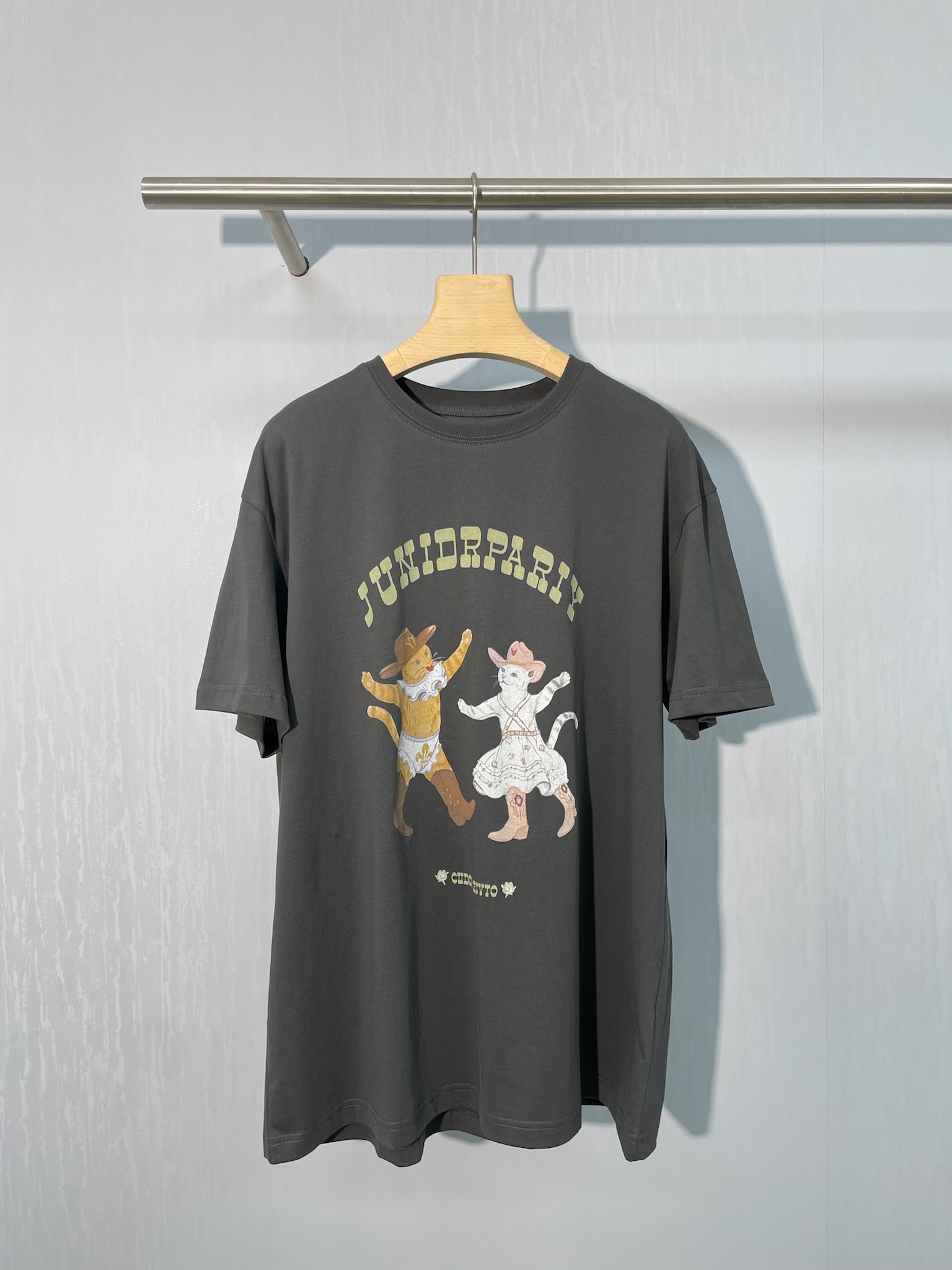 NO:451143,OPEN YY 25 autumn new style dancing kitten printed round neck letter loose short-sleeved T-shirt, cat star T-shirt, cute and full, family members look, this T-shirt directly pushes the cuteness to the peak, two super cute kittens dance with short legs 'dada' and matches the letters of 'Junidr Party', playful and eye-catching, pure cotton fabric, comfortable and breathable, and wears it in close-fitting, whether it is paired with casual pants or short skirts, it can instantly create a full atmosphere. It is a perfect age-reducing tool. Whoever wears it is a sweet girl, cat lovers must not miss it. SML, skirts, T-shirt, tees, t-shirt, alexander wang19860909OPEN YY 25秋季新款跳舞小猫印花圆领字母宽松短袖T恤,喵星人T恤,可爱力拉满,家人们快看,这件T恤直接把可爱值拉到峰值,两只超萌的小猫迈着小短腿“哒哒”跳舞着,搭配“Junidr Party”的字母,俏皮又吸睛,纯棉面料,舒适透气,贴身穿超自在,不管是搭配休闲裤还是小短裙,都能瞬间营造出元气满满的氛围,妥妥的减龄神器,谁穿谁是甜妹,爱猫星人绝对不能错过. 码数SML,,skirts,T-shirt,tees，t-shirt,alexander wang,Women's clothing