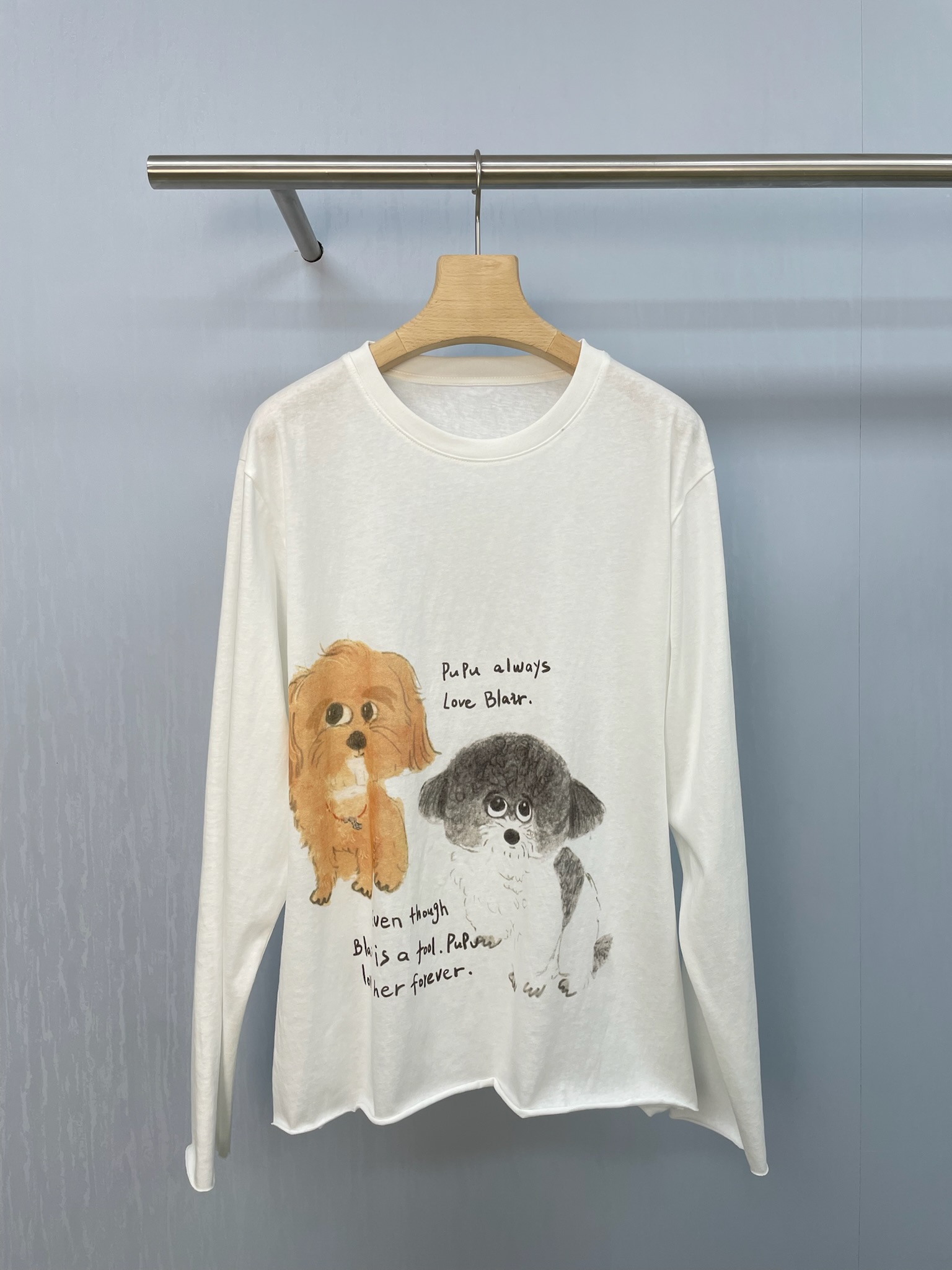 NO:451150,ICE DUST designer brand early autumn puppy illustration long-sleeved T-shirt, ICEDUST 25PF puppy illustration long-sleeved T-shirt, again, again, again, a day when being hard controlled by cute puppy T-shirts, cute puppy pattern T-shirts, really cute my heart, puppies' expressions are super vivid, the milky milk is super healing, and with casual handwritten English, every detail is full of cuteness, round neck design is not picky, modify the neck lines, look full of vitality, loose style is casual and free, the meat hiding effect is first-class, no matter what body shape, it can be easily controlled, whether it is going out on the street or staying at home, it is very suitable, the lazy style is really comfortable. SML, tees, t-shirt, alexander wang19860909ICE DUST设计师品牌早秋小狗插画长袖T恤,ICEDUST 25PF小狗插画长袖T恤,又被硬控啦,又是被可爱小狗狗T恤硬控的一天,可爱小狗图案的T恤,真的萌化我的心,小狗们的神态超生动,奶里奶气超治愈,搭配随性的手写英文,每一处细节都写满了可爱,圆领设计不挑人,修饰颈部线条,显得元气满满,宽松版型随性自在,藏肉效果一流,不管什么身材都能轻松驾驭,不管是日常出街还是宅家,都很合适,慵懒风真的太舒服啦. 码数SML,,tees，t-shirt,alexander wang,Women's clothing