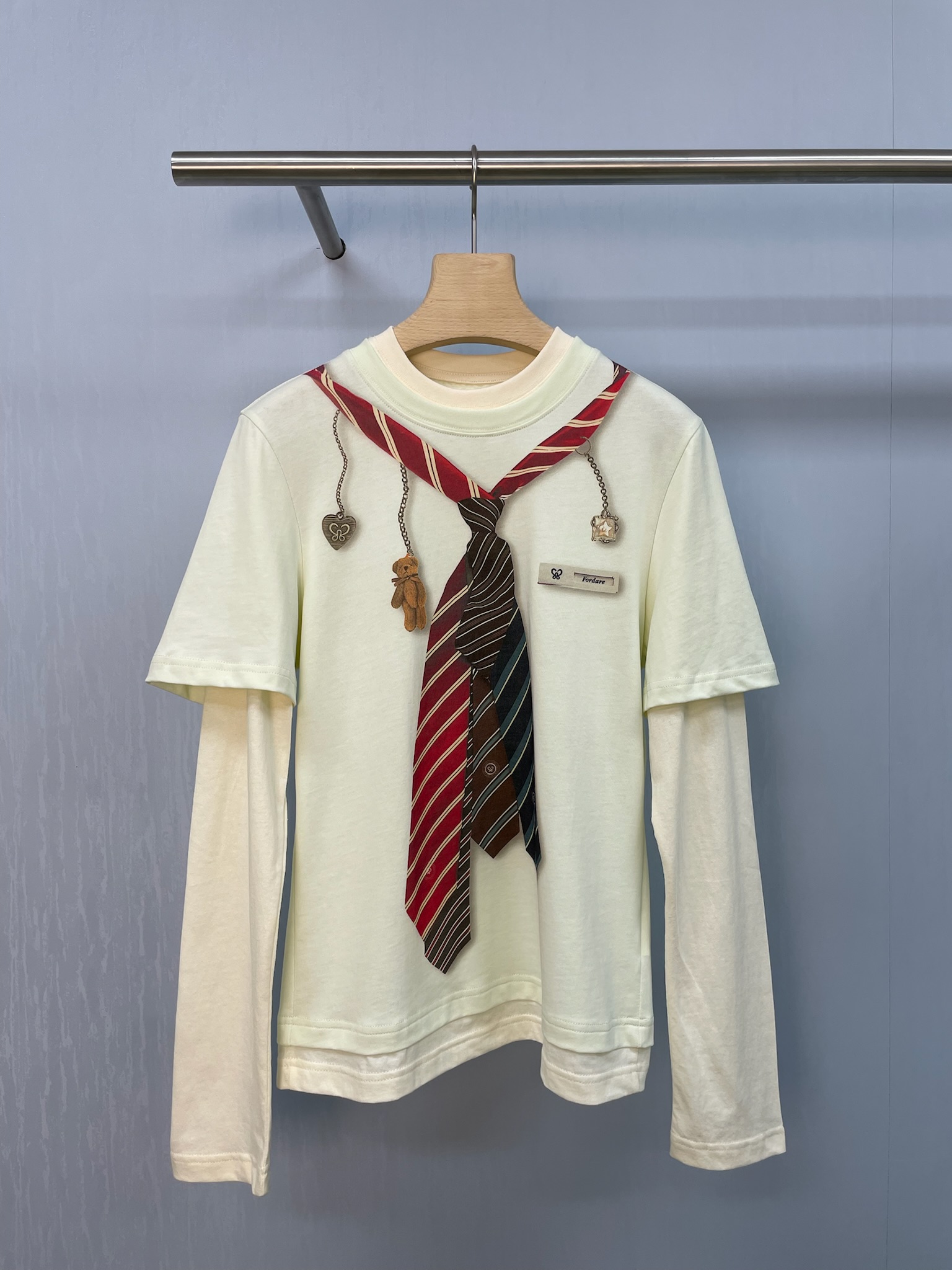 NO:451159,FORDARE/Fu Die 25 early autumn fun tie hangings fake two-piece long sleeves. Looking at the mesh splicing design, is it super layered?  It seems to have a dreamy and romantic atmosphere, making your T-shirt unique in an instant. Moreover, the effect of the fake two pieces adds a sense of fashion, making you feel as if you were wearing two clothes, which is super stylish. Looking at this cartoon print, isn’t it super cute?  It brings a kind of childlike fun and joy, making your T-shirt full of vitality and fun. Whether it is daily travel or casual gathering, you can easily control it, showing your unique charm and cute temperament. The long-sleeved layout design not only modifies the lines of the arm, but also protects the sun and is super practical. Moreover, this T-shirt also uses high-quality pure cotton fabric, which is sweat-absorbing and breathable, allowing you to stay dry and comfortable all day long, and you no longer have to worry about the stuffy and impermeable clothes in summer. SML, tees, t-shirt, ties, alexander wang19860909FORDARE/福蝶25早秋趣味领带挂饰假两件长袖,看这网纱拼接的设计,是不是超级有层次感？它仿佛带着一种梦幻与浪漫的气息,让你的T恤瞬间变得与众不同,而且,假两件的效果更是增添了时尚感,让你仿佛穿了两件衣服一样,超级有范儿,再看这卡通印花,是不是超级可爱？它带着一种童趣与欢乐,让你的T恤充满了活力与趣味,无论是日常出行还是休闲聚会,都能让你轻松驾驭,展现出自己的独特魅力与可爱气质,长袖的版型设计,既能很好地修饰手臂线条,又能防晒遮阳,超级实用,而且这款T恤还采用了优质的纯棉面料,吸汗透气,让你整天都能保持干爽与舒适,再也不用担心夏天穿衣闷热、不透气的问题啦. 码数SML,,tees，t-shirt,ties,alexander wang,Women's clothing