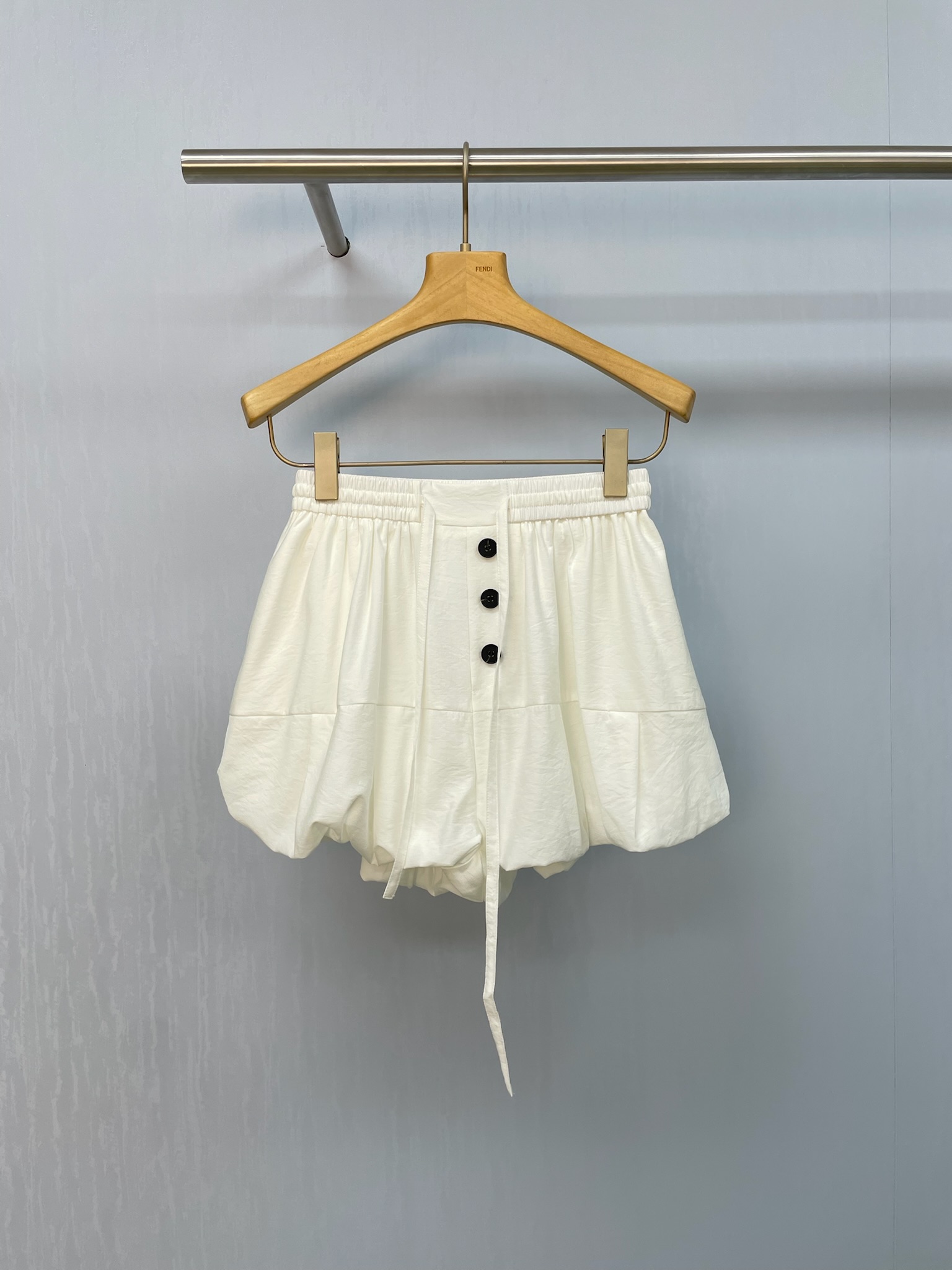 NO:451169,LAMRONS designer brand new spring and summer 25 lace-up elastic waist balloon shorts, can actually make your legs look thinner?  The imported Japanese fabric has a natural drooping and bone-skinned feeling. The lining is made of comfortable and skin-friendly combed pure cotton, light and breathable. The style is divided into cutting and widened edges to create a curved and naturally fluffy flower bud feeling. It has an airy feeling, which encompasses different figures, eliminates the width of the fake hips, and eliminates the overall three-dimensional tailoring of the skirt and pants, and the horizontal seam process. The pleat volume is increased by 4 inverted pleats before and after the next section. A full circle of 0.6CM rubber is added to the hem of the trouser hem, and the elastic rubber waist and drawstring design can be freely adjusted to the looseness. The front middle fake placket design is designed, and the buttons are made of pure natural horn material. The fabric is comfortable and must-have in summer. When picnicking in the suburbs, no matter how big the sun is or how much you walk, there is no sense of stuffiness at all. It is always refreshing and refreshing. Now it has become my favorite for going out in summer. Whether it is shopping or gathering with friends, you can go out beautifully by putting it on it. Sisters can really do it.  SML, skirts, shorts, alexander wang19860909LAMRONS 设计师品牌25春夏新款系带松紧腰气球短裤,居然能这么显腿细？日本进口面料具有自然垂坠感与筋骨感,内衬采用舒适亲肤精梳纯棉,轻薄透气,版型通过分割剪裁加宽边压褶,做出有弧度自然蓬起的花苞感,自带空气感,包容不同身材,消灭假胯宽,裙裤整体立体剪裁,横向式破缝工艺 下节前后通过4个倒褶增加脚口褶量,裤摆又加入一整圈0.6CM橡筋,弹力橡筋腰头加抽绳设计,可自由调节宽松度,前中假门襟设计,纽扣采用纯天然牛角材质,面料舒适,夏日必备,在郊外野餐时,太阳再大、走动再多,也丝毫没有闷热感,始终清清爽爽,现在它成了我夏日出街的心头爱,无论是逛街还是和朋友聚会,套上它就能美美的出门,姐妹们真的可以冲. 码数SML,,skirts,shorts,alexander wang,Women's clothing