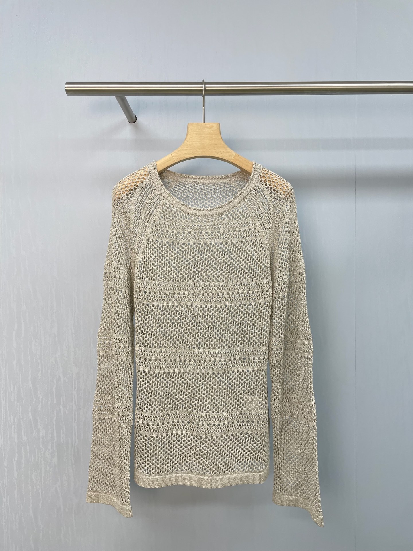 NO:451179,ICE  DUST25SP new light gray hollow gold wire sweater, breathable and light, suitable for wearing all seasons, the upper body can create a lazy and casual atmosphere. This is the most ambience-like clothes you can buy this year. The hollow sweater you enter in early summer, the gentle sunset light ground gray, the atmosphere is full, the interesting knit hollow hole, and the large-diameter hollow design, the lazy and tricky are all controlled by you. This  The hollow design makes long-sleeved clothes less stuffy in summer. The wide version and hidden paper make people feel like they are just temperamental and comfortable enough to not want to take them off. They are so pure and cold that they are full of the clavicle. Who knows the trick of layering the inner strap vest, and the layering takes off directly. It is also superb when you wear it. It is a slack atmosphere when you wear it casually, and it is so gentle that it can make the summer wind soft.  SML, alexander wang19860909ICE DUST25SP新品浅灰色镂空金丝针织衫,透气轻盈,四季适合穿着,上身能营造出慵懒随性氛围,这是今年你能买到的最有氛围感的衣服,初夏的时候入的镂空针织衫,温柔的日落浅大地米灰色,氛围感拉满,有趣的针织镂空破洞,搭配大口径的镂空设计,慵懒小心机都被你拿捏了,这个镂空设计,让长袖的衣服在夏天也不那么闷热,宽大版型,藏肉纸片人即视感,简直就是气质担当,舒服到不想脱,单穿纯欲清冷感拉满,锁骨若隐若现的小心机谁懂,叠穿内搭吊带小背心,层次感直接起飞,当防晒罩衫也超绝,随手一搭都是松弛感氛围既视感,温柔到能把夏天的风都变柔软. 码数SML,,alexander wang,Women's clothing