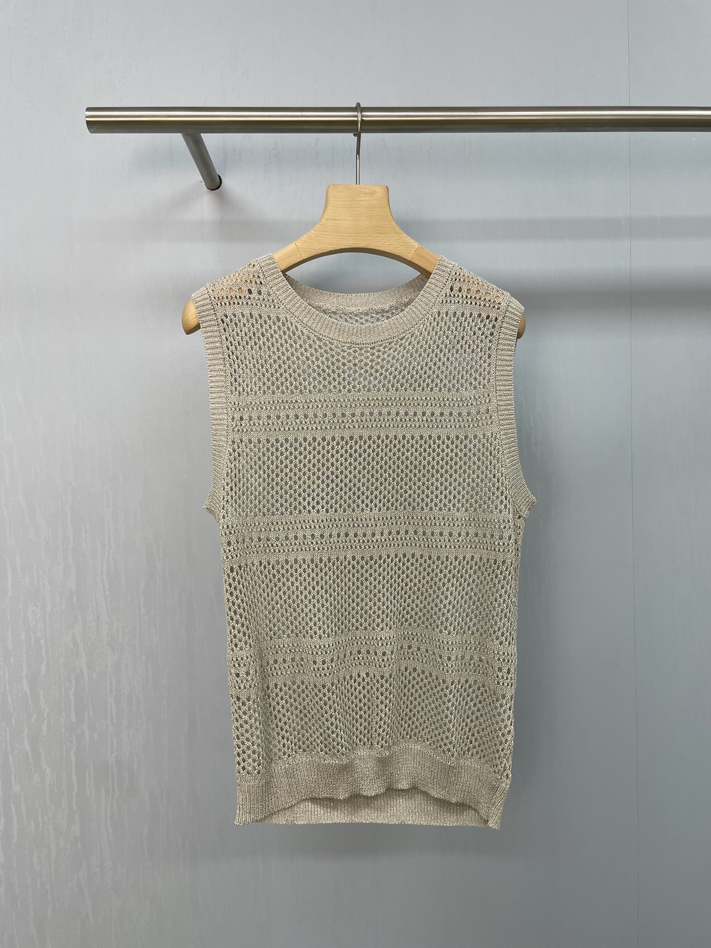 NO:451188,ICE DUST designer brand layered with simple hollow sleeveless vest. This knitted vest puts romantic Nanfa on your body. Sisters are a favorite item for travel outfits. This French hollow crochet knitted vest is very conscious of the atmosphere. The soft and glutinous blended fabric has a cool feeling. It is beautiful when layering suspenders or single wear in summer. The flashing gray comes with a soft light filter, and the hollow pattern is very tricky. When you are on vacation, you will be wearing straw woven bags and wide-leg pants. Walking by the sea, you will feel the heroine of the movie. The lazy and casual slack feeling is directly full. The blended material is breathable and does not fit the skin. It will not sweat at all when wearing it in summer. Adding viscose fiber makes the texture softer, glutinous and skin-friendly, and it is also very comfortable to wear it close to the body. I have imagined the picture of taking photos on the beach, garden, and old streets. What bottom do you think is more suitable for this piece?  Quickly match. SML, espadrilles, alexander wang19860909ICE DUST设计师品牌叠穿简约镂空无袖背心,这件针织背心把南法浪漫穿在身上了,姐妹们一件旅行穿搭王炸单品,这件法式镂空钩花针织背心也太懂氛围感了,软糯混纺面料自带清凉感,夏天叠穿吊带或单穿都绝美,闪光灰自带柔光滤镜,镂空花纹若隐若现超有小心机,度假时配草编包加阔腿裤,走在海边就是电影女主既视感,慵懒又随性的松弛感直接拉满,混纺材质透气不贴肤,夏天穿完全不会闷汗,加入粘胶纤维让质感更软糯亲肤,贴身穿也超舒服,已经想象到在海边、花园、老街拍照的画面了,姐妹们觉得这件搭配什么下装更出片？ 快快搭配起来. 码数SML,,espadrilles,alexander wang,Women's clothing