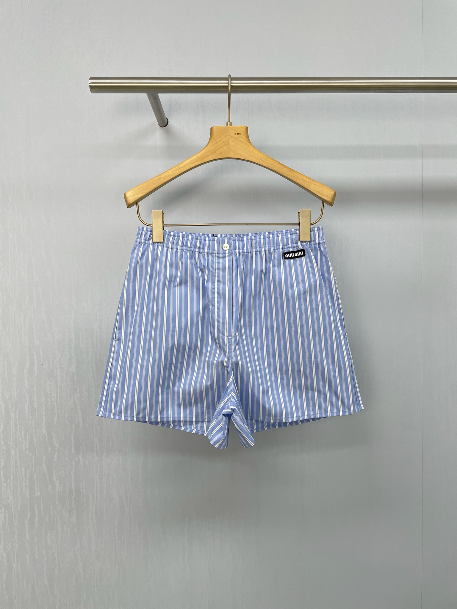 NO:451198,MiuMiu 2025 spring and summer new blue striped shorts, summer healing, this pair of Aro pants wears the blue sky and white clouds on your body. Sisters, please look at the most healing heat-reducing artifact this summer. It is like rubbing the blue sky and white clouds in the comics into cotton, and instantly cooling down 5°C. The texture of washing cotton will fall into it. It is soft and breathable as if it is gently supported by clouds. The 38-degree high temperature at home and watching TV shows, taking a nap and rolling on a nap are refreshing and not sweating. The loose A-shaped pattern hides the little meat, and secretly looks thin in lazy. The cream blue stripes are fresh and pleasing to the eye. Whether it is watering flowers in the morning, yoga at noon or making a cup of milk late at night, you can take a random shot and it is the ins wind healing scene. 'Ding~' the moment you change it, it is like the sea breeze passing through the living room, and even the air turns into a vanilla ice cream smell. This summer, let this little cutie contract all your soft time.  SML, miumiu, shorts, alexander wang19860909MiuMiu2025春夏新款蓝色条纹短裤,夏日治愈系这条阿罗裤把蓝天白云穿在身上,姐妹们快看今夏最治愈的降暑神器,像是把漫画里的蓝天白云揉进棉花里,穿上瞬间降温5°C,水洗棉质感一摸就沦陷,柔软透气到像被云朵轻轻托着,38度高温天宅家追剧、午睡打滚都清爽不闷汗,宽松A字版型藏住小肉肉,慵懒里偷偷显瘦,奶油蓝条纹清新悦目,无论是清晨浇花、午间瑜伽还是深夜泡杯牛奶,随手一拍都是ins风治愈画面,〝叮~“换上它的瞬间,仿佛海风穿过客厅,连空气都变成香草冰淇淋味,这个夏天,就让这条小可爱承包你所有的柔软时光吧. 码数SML,,miumiu,shorts,alexander wang,Women's clothing