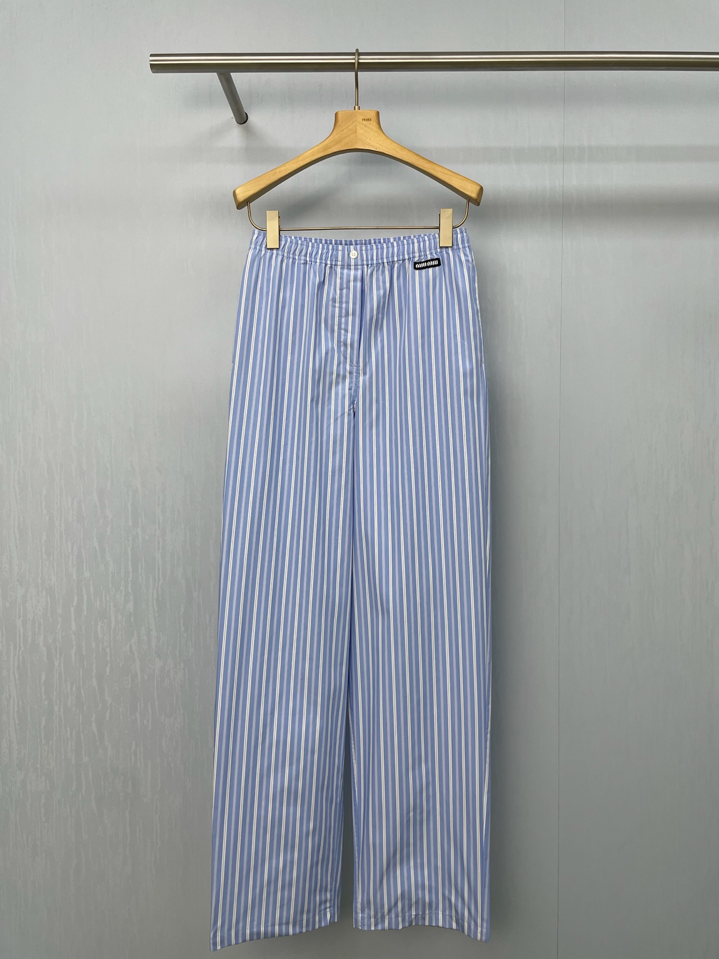 NO:451160,MiuMiu2025 spring and summer new blue striped casual pants, whoever wears them is beautiful, fresh blue stripes, eye-catching and high-end, this blue is really superb, not the kind of tacky bright blue, but a fresh and elegant tone. The stripes are classic and fashionable. The vertical stripes also have the effect of extending the legs visually, allowing you to easily have long legs, loose wide-leg style, and the meat-covering pants are designed with the wide-leg design. Whether it is thick thighs, not straight calves, or wide hips, they can be covered. When walking, the legs flutter in the wind, casual and comfortable, and the comfort is full. There is no sense of restraint at all. It is versatile and not picky, and it is easy to confuse the shape.  Paired with a short top, revealing your slim waist, instantly becoming a hot girl, daily return rate is very high, paired with a simple loose T-shirt, and it has a lazy and relaxing atmosphere, so you can hold it for commuting and dates. Whether it is sweet girl style, cool style or casual style, it can be adapted. It is simply a treasure item in the closet. Don’t hesitate, take this blue striped wide-leg pants home, and it will reach a new height. SML, miumiu,tees, t-shirt, alexander wang19860909MiuMiu2025春夏新款蓝色条纹休闲裤,谁穿谁美,清新蓝条纹,吸睛又高级,这个蓝色真的超绝,不是那种俗气的艳蓝,而是清新又显气质的色调,条纹元素经典又时髦,竖条纹在视觉上还有拉长腿部的效果,让你轻松拥有大长腿,宽松阔腿版型,遮肉神裤它的阔腿设计太友好了,不管是大腿粗、小腿不直,还是假胯宽,统统能遮住,走路的时候裤腿随风飘动,随性又自在,舒适度也拉满,完全没有束缚感,百搭不挑人,轻松凹造型 搭配短款上衣,露出小蛮腰,秒变辣妹,日常出街回头率超高,配上简约的宽松T恤,又有慵懒松弛的氛围感,通勤、约会都能hold住,无论是甜妹风、酷飒风还是休闲风,它都能适配,简直是衣橱里的宝藏单品,宝子们别犹豫,快把这条蓝色条纹阔腿裤带回家,美出新高度. 码数SML,,miumiu,tees，t-shirt,alexander wang,Women's clothing