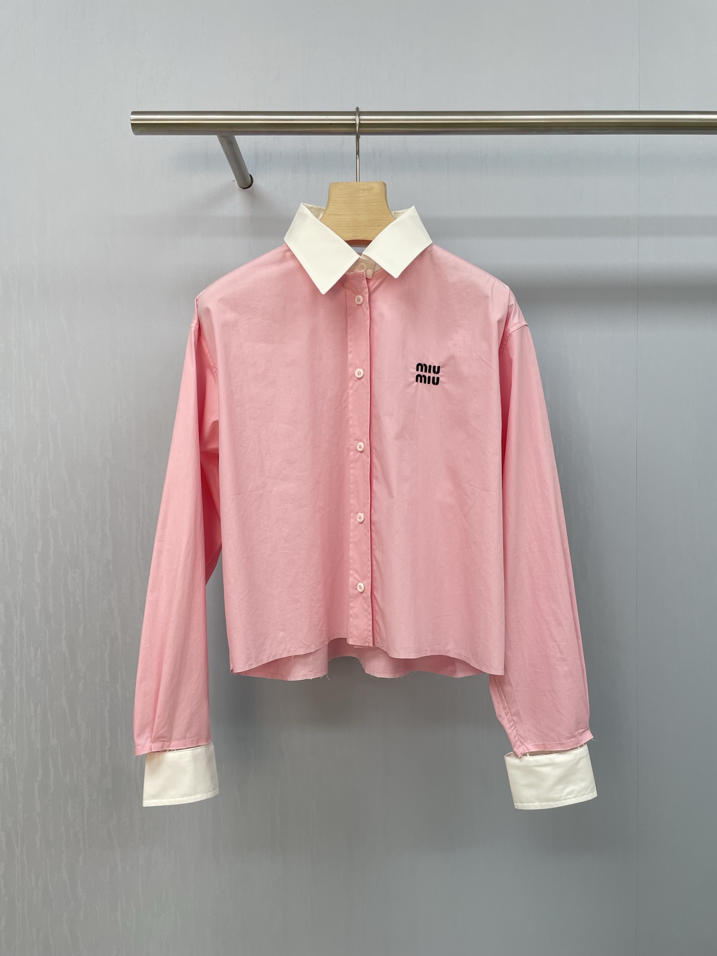 NO:451787,MiuMiu2025 new style lapel short shirt, a commuter item that reduces temperament and age. This is a two-wear style. The collar and sleeves are removable. The lapel or stand-up collar is free to wear. The quick-engraved gold waist ratio is refreshing and classic pink elements. It is compatible with three seasons. It is casual and simple, cool and unique, single wear, layered, sun protection, N types of styles. The truncated body and long sleeves are contrasted. The upper body is casual and free, light and lively, and the body feels refreshing and breathable. The contrasting color high-end color system and classic tones are parallel to meet all kinds of dressing styles. The front shoulder paper sheet is covered with 360-degree meat covering and not bloated. It instantly enhances the head and body ratio. It comes with supermodel LOOK high-level attributes. The contrasting color design triggers fashionable tricks, three-dimensional and stylish, outlines lines, shows small faces, and layer a variety of fashionable items to interpret the versatile skills of fashionable essence.  SML, miumiu, gold, alexander wang19860909MiuMiu2025入秋新款翻领短款衬衣,,气质减龄的通勤单品 这款是两穿款哦,领子袖子可拆卸,翻领还是立领随心穿,速刻黄金腰身比,清爽且经典粉色元素,兼容三季,随性汲简,酷飒个性,单穿,叠穿,防晒,N种造型,截短式衣身与长袖形成对比,上身休闲自在又轻盈活泼,体感清爽透气不闷热,撞色高级色系与经典色调并行,满足各式穿搭风格,正肩纸片人,360度遮肉不臃肿,秒提气显头身比,自带超模LOOK高阶属性,撞色设计触发时髦小心机,立体有型,勾勒线条,显脸小,叠搭多种时髦单品,演绎时髦精的百变功力. 码数SML,,miumiu,gold,alexander wang,Women's clothing