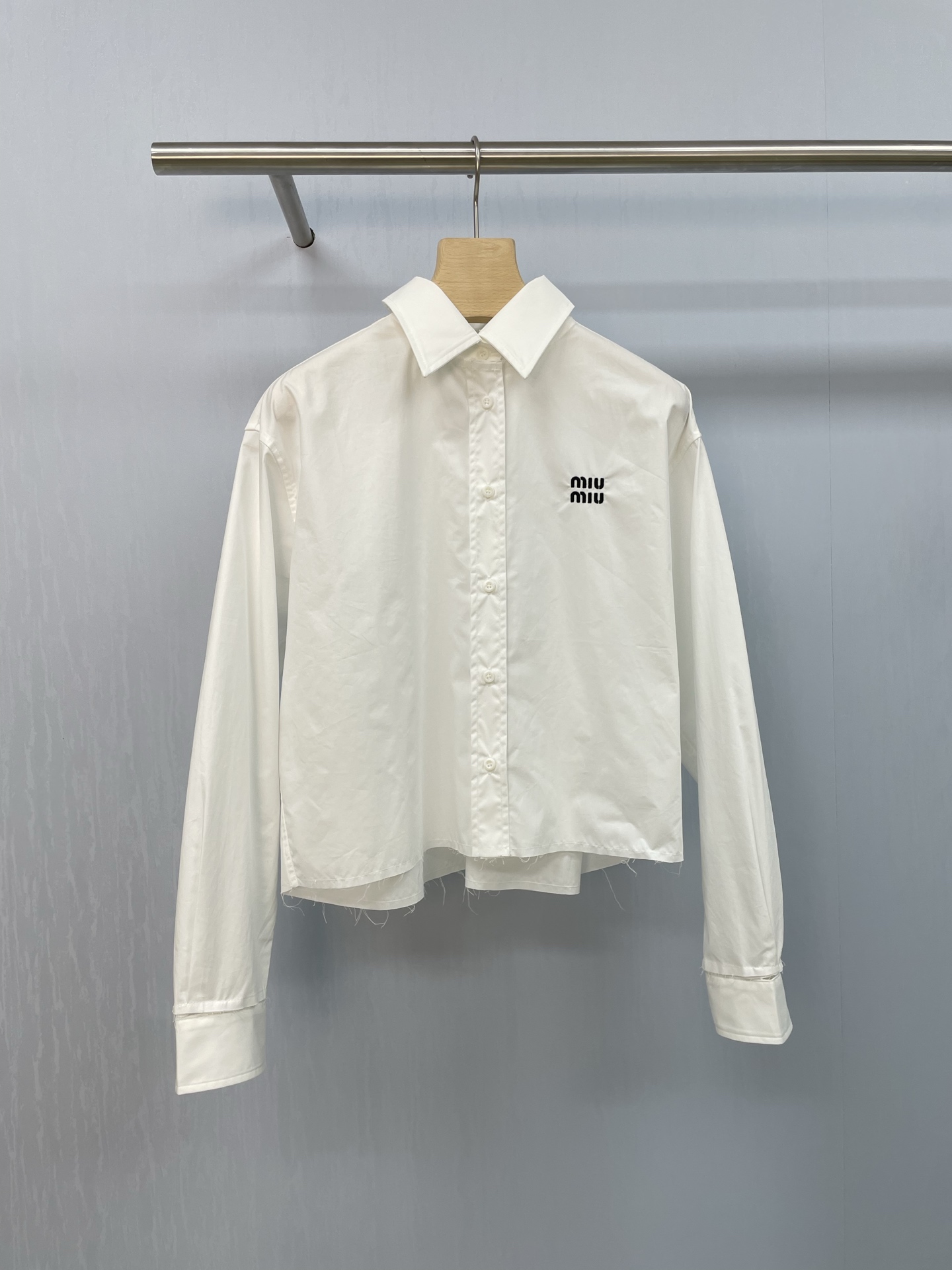 NO:451799,MiuMiu2025 new style lapel short shirt, a commuter item that reduces temperament and age. This is a two-wear style. The collar and sleeves are removable. The lapel or stand-up collar is free to wear. The quick-engraved gold waist ratio is refreshing and classic pink elements. It is compatible with three seasons. It is casual and simple, cool and unique, single wear, layered, sun protection, N types of styles. The truncated body and long sleeves are contrasted. The upper body is casual and free, light and lively, and the body feels refreshing and breathable. The contrasting color high-end color system and classic tones are parallel to meet all kinds of dressing styles. The front shoulder paper sheet is covered with 360-degree meat covering and not bloated. It instantly enhances the head and body ratio. It comes with supermodel LOOK high-level attributes. The contrasting color design triggers fashionable tricks, three-dimensional and stylish, outlines lines, shows small faces, and layer a variety of fashionable items to interpret the versatile skills of fashionable essence.  SML, miumiu, gold, alexander wang19860909MiuMiu2025入秋新款翻领短款衬衣,,气质减龄的通勤单品 这款是两穿款哦,领子袖子可拆卸,翻领还是立领随心穿,速刻黄金腰身比,清爽且经典粉色元素,兼容三季,随性汲简,酷飒个性,单穿,叠穿,防晒,N种造型,截短式衣身与长袖形成对比,上身休闲自在又轻盈活泼,体感清爽透气不闷热,撞色高级色系与经典色调并行,满足各式穿搭风格,正肩纸片人,360度遮肉不臃肿,秒提气显头身比,自带超模LOOK高阶属性,撞色设计触发时髦小心机,立体有型,勾勒线条,显脸小,叠搭多种时髦单品,演绎时髦精的百变功力. 码数SML,,miumiu,gold,alexander wang,Women's clothing